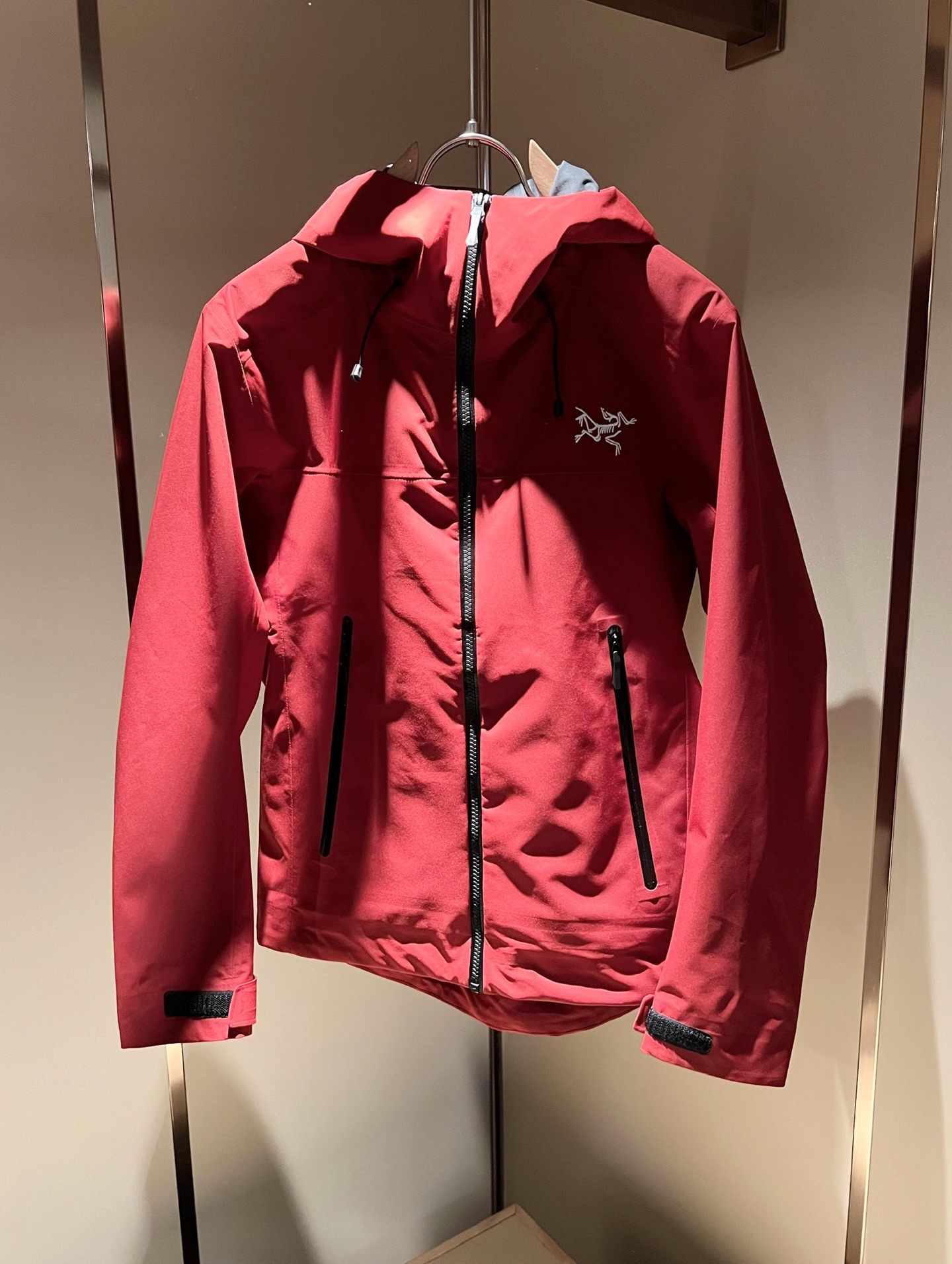 NO:123443,Details!  ARCTER*X Original Archaeological Bird 2025 early spring new men and women's same jacket jacket, outdoor brands may first think of Canadian goose and Archaeological Bird. It gives people a feeling of trying out the label!  In addition to being quite accomplished in style design, the most obvious or most expert should be to have deeper and unique insights and attainments in fabrics. Through continuous structural research and problem-solving, and characterized by unique research on fabrics, these alone are enough to support it to become the first new logo brand image in the clothing manufacturing industry. This model is made of quick-drying fabric!  Through precision, the hand feels smooth and soft, and both has natural beauty and comfort. The large body style is cut cleanly and cleanly, and the fabric shows a different hazy structural beauty. It is made of exclusive mold customization. The fabric and its technology test the workers, can be smooth and smooth without wrinkles!  Embroidery design on chest logo pattern!  It really tests the handmade work of every master!  It makes the overall clean and neat, without leaving any thread. Now the neutrality that pursues life is more refined in life!  Size S-3XL, arc'teryx,jackets & coats,jackets & coats,alexander wang19860909细节图！ ARCTER*X始*祖鸟 2025早春新款男女同款冲锋衣夹克外套,户外品牌可能大家第一想到的就是加拿大鹅、始祖鸟.给人一种标签试的感觉！除了在款式设计上颇有造诣之外,最明显或者说最为拿手的,应该就是在面料上的拥有更深独特见解跟造诣了.通过不断地结构研究和问题处理,在以面料独特研究为特征,仅凭这些就已经足以支撑其成为服装制造行业中,首屈可数的新标志品牌形象.此款采用速干面料材质！通过精工手感细滑柔软,同时兼具自然美感跟舒适度.大身上版型裁剪简洁干净,面料上显现出了不一样朦胧的结构性美感来.独家开模定制而成,面料及其考验工人的技术,能做到平整服帖又不起皱！胸前logo图案刺绣设计！真的是很考验每位师傅的手工制作！使得整体干净利索,不留一丝线头.现在对于生活有所追求的中性也在生活中更为精致！尺码S-3XL,arc'teryx,jackets & coats,jackets & coats,alexander wang,Men's clothing