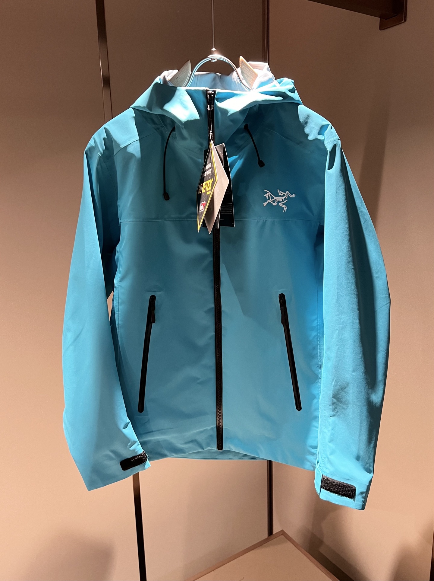 NO:123431,Details!  ARCTER*X Original Archaeological Bird 2025 early spring new men and women's same jacket jacket, outdoor brands may first think of Canadian goose and Archaeological Bird. It gives people a feeling of trying out the label!  In addition to being quite accomplished in style design, the most obvious or most expert should be to have deeper and unique insights and attainments in fabrics. Through continuous structural research and problem-solving, and characterized by unique research on fabrics, these alone are enough to support it to become the first-rate new logo brand image in the clothing manufacturing industry. This model is made of quick-drying fabric!  Through precision, the hand feels smooth and soft, and both has natural beauty and comfort. The large body style is cut cleanly and cleanly, and the fabric shows a different hazy structural beauty. It is made of exclusive mold customization. The fabric and its technology test the workers, can be smooth and smooth without wrinkles!  Embroidery design on chest logo pattern!  It really tests the handmade work of every master!  It makes the overall clean and neat, without leaving any thread. Now the neutrality that pursues life is more refined in life!  Size S-3XL, arc'teryx,jackets & coats,jackets & coats,alexander wang19860909细节图！ ARCTER*X始*祖鸟 2025早春新款男女同款冲锋衣夹克外套,户外品牌可能大家第一想到的就是加拿大鹅、始祖鸟.给人一种标签试的感觉！除了在款式设计上颇有造诣之外,最明显或者说最为拿手的,应该就是在面料上的拥有更深独特见解跟造诣了.通过不断地结构研究和问题处理,在以面料独特研究为特征,仅凭这些就已经足以支撑其成为服装制造行业中,首屈可数的新标志品牌形象.此款采用速干面料材质！通过精工手感细滑柔软,同时兼具自然美感跟舒适度.大身上版型裁剪简洁干净,面料上显现出了不一样朦胧的结构性美感来.独家开模定制而成,面料及其考验工人的技术,能做到平整服帖又不起皱！胸前logo图案刺绣设计！真的是很考验每位师傅的手工制作！使得整体干净利索,不留一丝线头.现在对于生活有所追求的中性也在生活中更为精致！尺码S-3XL,arc'teryx,jackets & coats,jackets & coats,alexander wang,Men's clothing