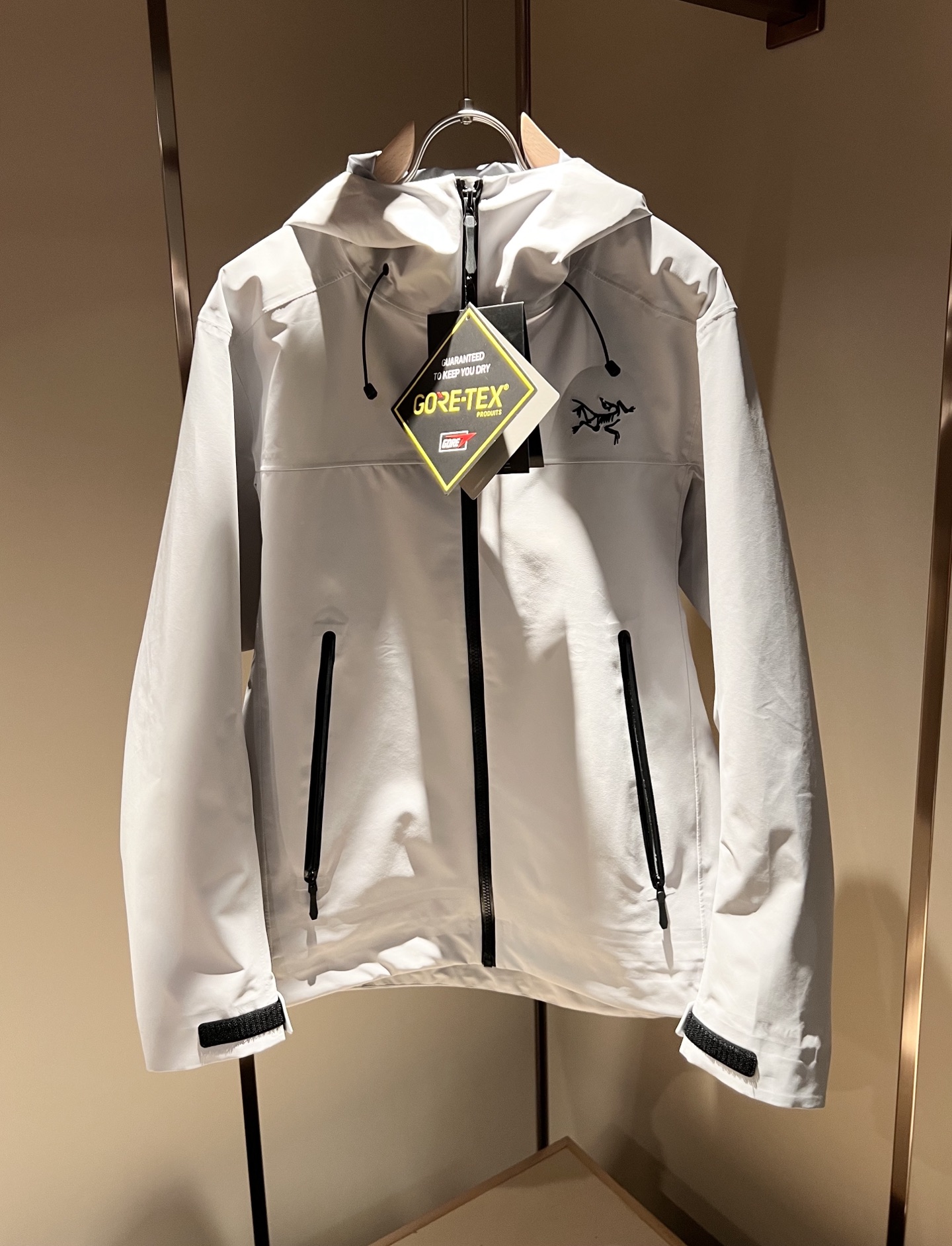 NO:123438,Details!  ARCTER*X Original Archaeological Bird 2025 early spring new men and women's same jacket jacket, outdoor brands may first think of Canadian goose and Archaeological Bird. It gives people a feeling of trying out the label!  In addition to being quite accomplished in style design, the most obvious or most expert should be to have deeper and unique insights and attainments in fabrics. Through continuous structural research and problem-solving, and characterized by unique research on fabrics, these alone are enough to support it to become the first new logo brand image in the clothing manufacturing industry. This model is made of quick-drying fabric!  Through precision, the hand feels smooth and soft, and both has natural beauty and comfort. The large body style is cut cleanly and cleanly, and the fabric shows a different hazy structural beauty. It is made of exclusive mold customization. The fabric and its technology test the workers, can be smooth and smooth without wrinkles!  Embroidery design on chest logo pattern!  It really tests the handmade work of every master!  It makes the overall clean and neat, without leaving any thread. Now the neutrality that pursues life is more refined in life!  Size S-3XL, arc'teryx,jackets & coats,jackets & coats,alexander wang19860909细节图！ ARCTER*X始*祖鸟 2025早春新款男女同款冲锋衣夹克外套,户外品牌可能大家第一想到的就是加拿大鹅、始祖鸟.给人一种标签试的感觉！除了在款式设计上颇有造诣之外,最明显或者说最为拿手的,应该就是在面料上的拥有更深独特见解跟造诣了.通过不断地结构研究和问题处理,在以面料独特研究为特征,仅凭这些就已经足以支撑其成为服装制造行业中,首屈可数的新标志品牌形象.此款采用速干面料材质！通过精工手感细滑柔软,同时兼具自然美感跟舒适度.大身上版型裁剪简洁干净,面料上显现出了不一样朦胧的结构性美感来.独家开模定制而成,面料及其考验工人的技术,能做到平整服帖又不起皱！胸前logo图案刺绣设计！真的是很考验每位师傅的手工制作！使得整体干净利索,不留一丝线头.现在对于生活有所追求的中性也在生活中更为精致！尺码S-3XL,arc'teryx,jackets & coats,jackets & coats,alexander wang,Men's clothing