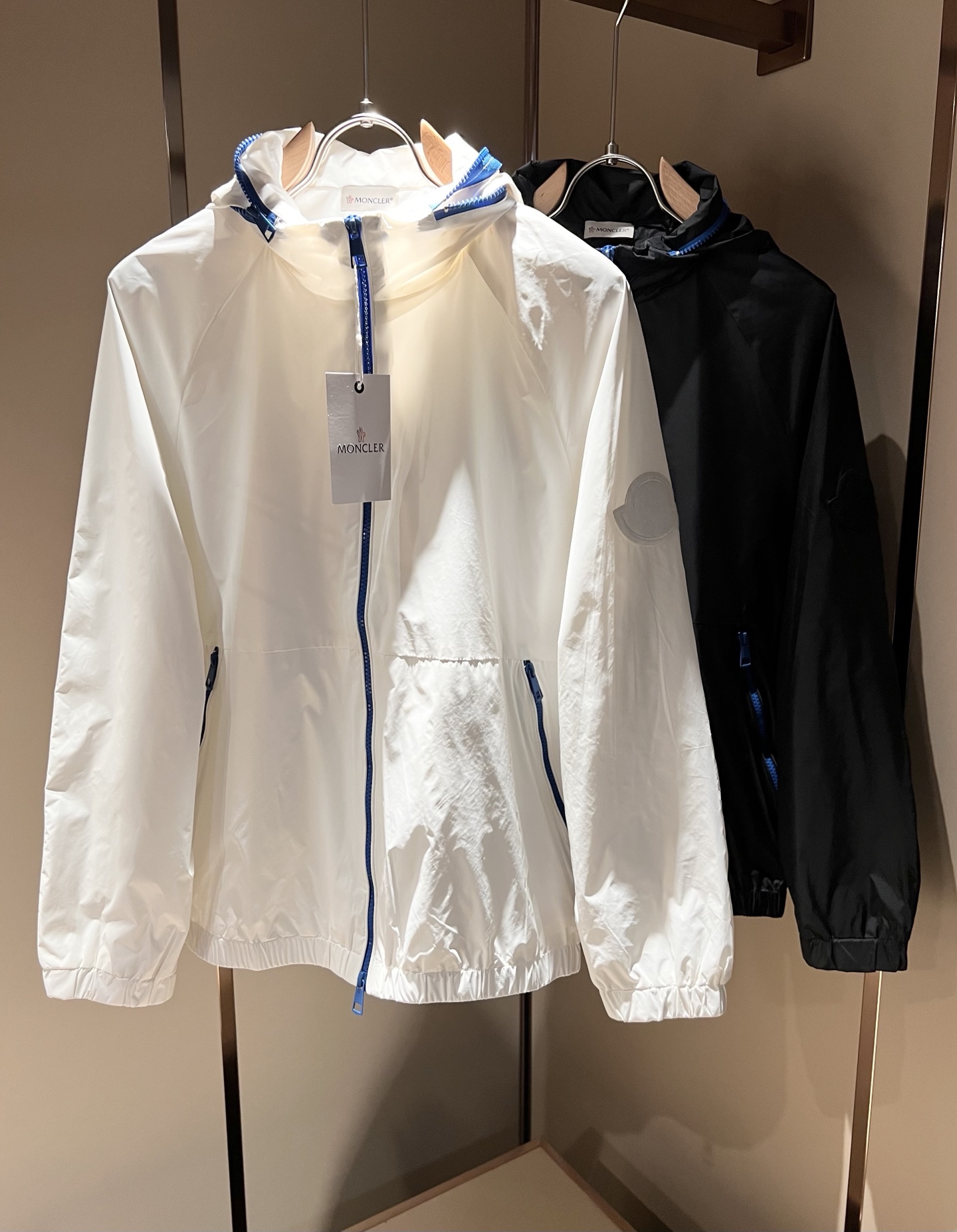 NO:123442,Monc*ler Monk 2025 early spring classic jacket, urban fashionable and casual style!  The fabric is super soft, cool and fashionable jacket. It is fashionable and versatile, with breathable and fashionable and beautiful upper body. The special fabrics are all polyester fiber fabrics imported from the UK. They are lightly shiny, unique texture, soft and smooth, and excellent details. They are not a product that ordinary fabrics can compare with. Sleeve logo badge design!  Very charming design, inner seam edging technology, customized original logo auxiliary material design!  The details are very in-depth. They give outdoor users full experience and perfect protection, allowing us to get closer to the challenges of nature. The minimalist seasonal design elements, the perfect slim fit style, highly recommended!  Size M-3XL, Jackets & coats, Jackets & coats, Alexander wang19860909Monc*ler蒙*口2025早春经典夹克外套,都市时尚休闲款！面料超软面料帅酷爆款夹克外套.时尚都市百搭款款,上身透气而且时尚靓丽,特供面料都是英国进口的聚酯纤维纤维面料,淡淡光泽,质感独特,手感柔嫩顺滑,细节出色 不是一般面料所能对比的产品.袖子logo徽章设计！非常极具魅力的设计,内缝包边工艺,定制原版logo辅料设计！细节非常到位.给户外使用者充分的体验和完善的保护,让我们更接近大自然的挑战,极简当季的设计元素,完美修身版型,强烈推荐！尺码M-3XL,,jackets & coats,jackets & coats,alexander wang,Men's clothing