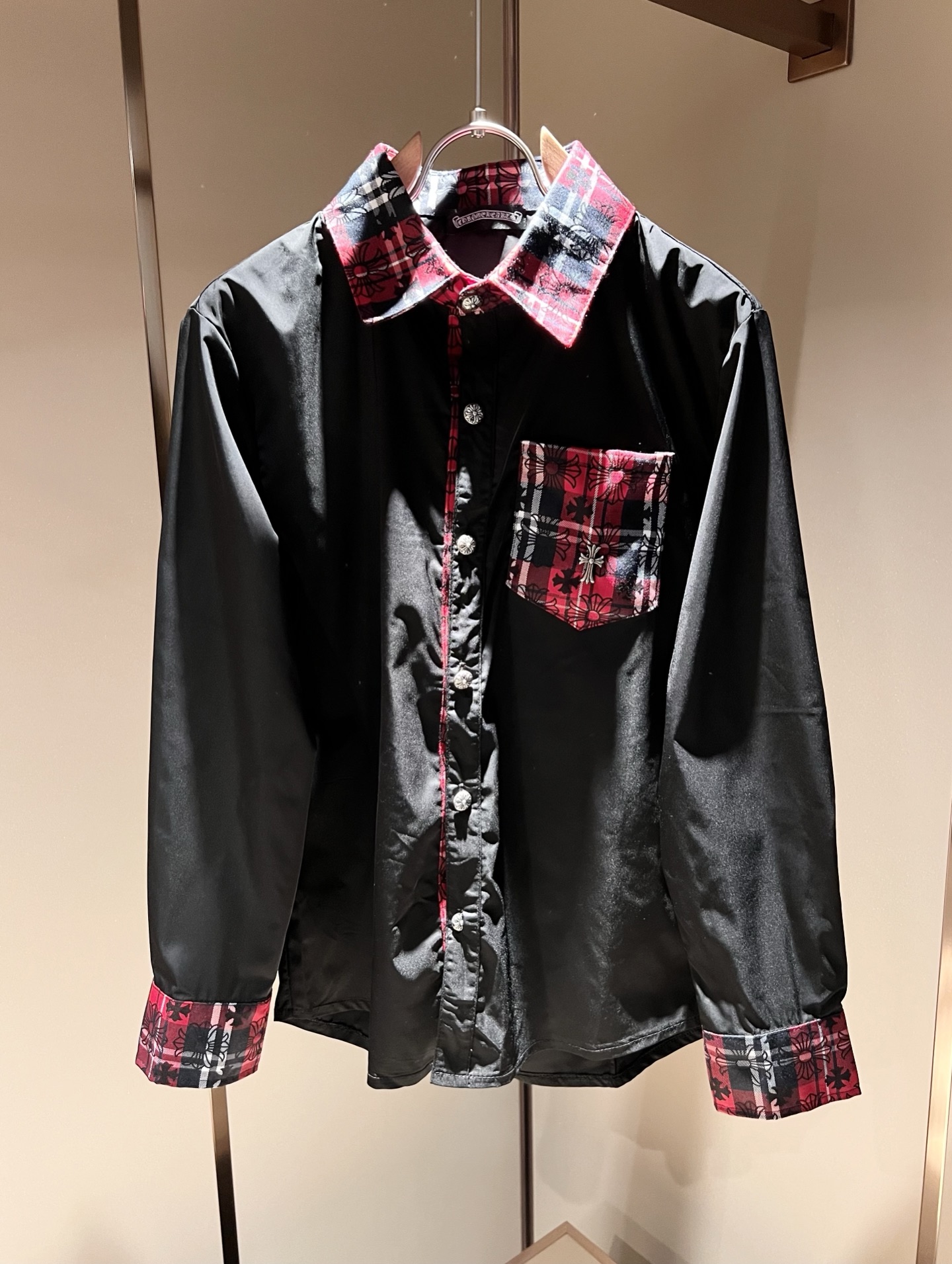 NO:123436,Chrome hear*s Ke*xin 2025 early spring new men's shirt, classic silver jewelry accessories series!  The same style of men and women, a casual pants that you recognize from the bottom of your heart, and over time, it makes you more rare. The trendy high street king is the trendy brand Chrome hear*s Ke*xin. To be honest, wearing Croxin is very fashionable. If you match denim together, it will be fashionable and there is nothing to say about the streets. Made of custom-made original poplin cotton, the fabric feels great. This kind of comfort feels really not picky on the body. The casual and chic taste is particularly good, which enhances the sense of fashion and appearance. And such pants are particularly easy to match with various types of shoes. Where is the recognition? Leather logo matching design!  Customized by heavy industry!  Strong, not easy to wear, and the details are very well-established. Size M-3XL, chrome hearts, chrome hearts, alexander wang19860909Chrome hear*s克*心 2025早春新款男士衬衣,经典银饰辅料系列！男女同款一款让你从心底认可的休闲裤,并且经过时间的推移而让你更加珍稀,潮流的高街之王,那就是潮牌chrome hear*s克*心,穿克罗心的实话讲很潮了,如果连牛仔也一起搭配,那就是潮爆了,潮爆街头没话说.定制原版府绸棉材质制成,面料手感一绝,这种舒适感穿在身上,上身真心不挑人,休闲潇洒的味道特别足,提升时尚感和颜值,并且这样的裤型特别好搭配各种类型的鞋子.辨识度就在哪里,皮革logo搭配设计！重工定制！韧性足,不易磨损,细节工艺非常到位.尺码M-3XL,,chrome hearts,chrome hearts,alexander wang,Men's clothing