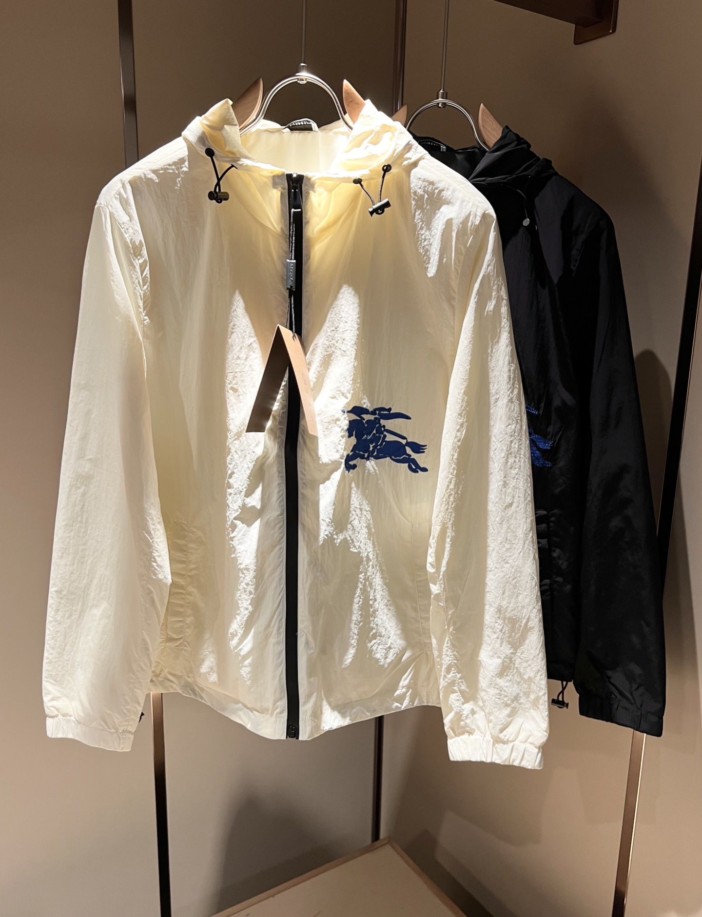 NO:123426,BURBER*Y BAR*Li’s new early spring jacket is coming in 2025. It is made of a popular environmentally friendly polyester fiber memory fabric recently. It is a high-end outdoor sports and leisure series, which is very popular and sports trend!  The latest special material developed by BUR, memory fabric, also called memory cloth, refers to fabrics with morphological memory functions, which instantly kills all versions on the market. It can only be said that it is not a level at all. Whether it is material, detail restoration and craftsmanship, you are not afraid of any challenges. Just to contribute wonderful products to everyone, as always, and consistently. A style that implements the core concept of BUR closely ties the plaid and fashion, always maintains perfection, a simple but not simple design style perfectly meets the outfit you need in daily life. Size: M-3XL, burberry, jackets & coats, jackets & coats, alexander wang19860909BURBER*Y巴*莉2025早春新品夹克外套重磅来袭,最近比较火热的环保聚酯纤维记忆面料制作而成,高端户外运动休闲系列,非常火热运动风潮！BUR最新研发的特殊材质,记忆面料也叫记忆布,是指具有形态记忆功能的面料,秒杀市面上一切版本,只能说根本就不是一个级别的存在,不管是材质还是细节还原度以及工艺制作方面,不惧任何挑战,只为给大家奉献绝妙产物一如既往,始终如一,贯彻了BUR核心理念的一个款式将格纹与时尚紧紧的捆绑在一起,时刻保持完美,简约而不简单的的设计风格,完美的满足了你日常所需要的穿搭.尺码:M-3XL,,burberry,jackets & coats,jackets & coats,alexander wang,Men's clothing