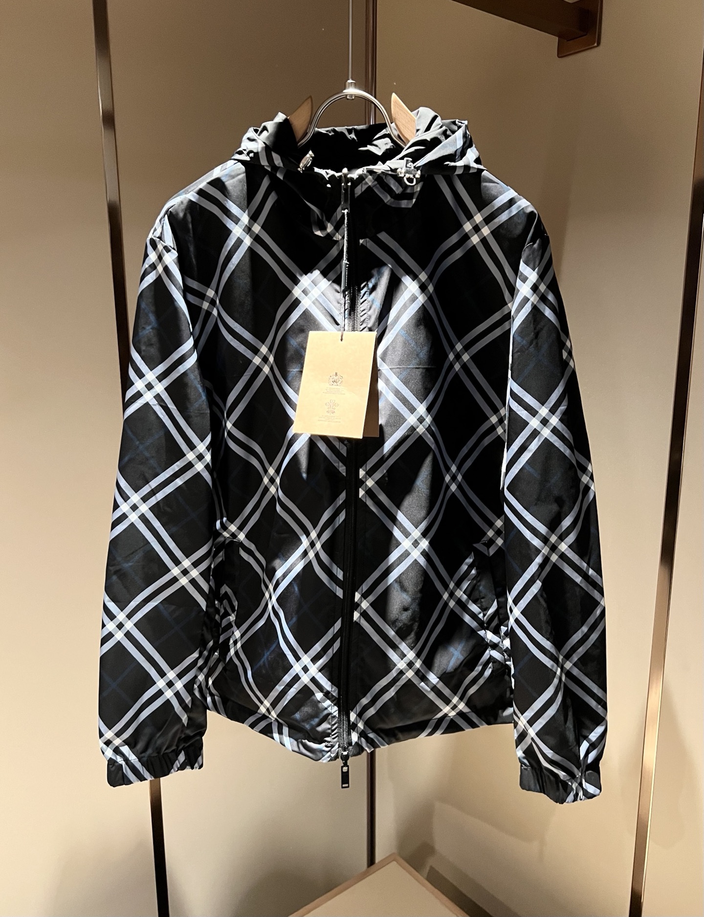 NO:123420,BURBER*Y BAL*LY Double-sided Jacket!  The new jacket for early spring 2025 is coming, and the most popular environmentally friendly polyester fiber memory fabric is made recently. It is a high-end outdoor sports and leisure series, which is very popular in sports!  The latest special material developed by BUR, memory fabric, also called memory cloth, refers to fabrics with morphological memory functions, which instantly kills all versions on the market. It can only be said that it is not a level at all. Whether it is material, detail restoration and craftsmanship, you are not afraid of any challenges. Just to contribute wonderful products to everyone, as always, and consistently. A style that implements the core concept of BUR closely ties the plaid and fashion, always maintains perfection, a simple but not simple design style perfectly meets the outfit you need in daily life. Size: M-3XL, burberry, jackets & coats, jackets & coats, alexander wang19860909BURBER*Y巴*莉双面夹克！2025早春新品夹克外套重磅来袭,最近比较火热的环保聚酯纤维记忆面料制作而成,高端户外运动休闲系列,非常火热运动风潮！BUR最新研发的特殊材质,记忆面料也叫记忆布,是指具有形态记忆功能的面料,秒杀市面上一切版本,只能说根本就不是一个级别的存在,不管是材质还是细节还原度以及工艺制作方面,不惧任何挑战,只为给大家奉献绝妙产物一如既往,始终如一,贯彻了BUR核心理念的一个款式将格纹与时尚紧紧的捆绑在一起,时刻保持完美,简约而不简单的的设计风格,完美的满足了你日常所需要的穿搭.尺码:M-3XL,,burberry,jackets & coats,jackets & coats,alexander wang,Men's clothing