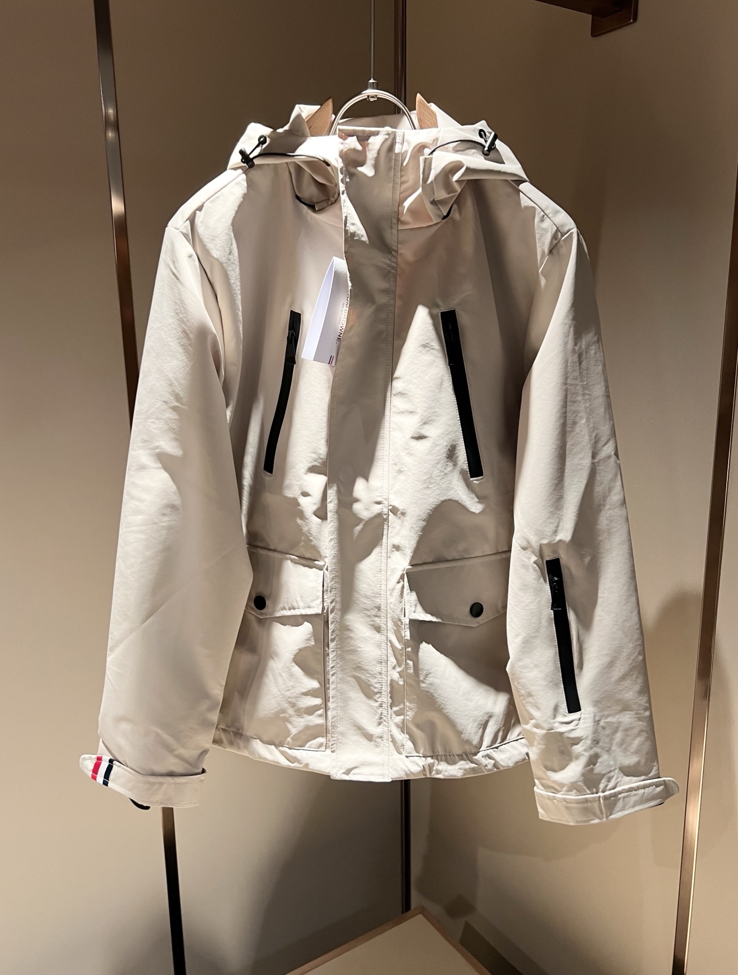 NO:123430,ThomBrow*e Tom Long 2025 Early Spring Jacket Jacket!  This year's new counter products, super soft fabrics for men, cool jackets. Fashionable and urban versatile models, will definitely be super popular this year. A must-have artifact for summer, quick drying, easy to carry, folding is a little volume, quickly dehydrated and dry after washing, the upper body is breathable and fashionable and beautiful. The special fabrics are all ultra-thin polyester fiber fabrics imported from the UK, with a light luster, unique texture, soft and smooth feel, which is not a product that ordinary fabrics can compare with. Conventional design, very charming design, no lining inner seam edging technology, very detailed, very difficult to make such a thin fabric, and it is a very technical one. Details determine the high-end. The minimalist design elements of the season, a must-have item for trendy men, a perfect slim fit style, highly recommended!  Size M-3XL, manolo blahnik, jackets & coats, jackets & coats, alexander wang19860909ThomBrow*e汤姆*朗2025早春夹克外套！今年的专柜新品,男士超软面料帅酷爆款 外套.时尚都市百搭款,今年必定超火爆,夏季必备神器,速干衣,携带方便,折叠起来是一点点的体积,水洗后快速脱水干爽,上身透气而且时尚靓丽.特供面料都是英国进口的超薄聚酯纤维纤维面料,淡淡光泽,质感独特,手感柔嫩顺滑,不是一般面料所能对比的产品.常规的设计,非常极具魅力的设计,无里布内缝包边工艺,细节非常到位,这么薄的面料做出来非常有难度,要非常讲究技术的一款,细节决定高端.极简当季的设计元素,潮男必备单品,完美修身版型,强烈推荐！尺码M-3XL,,manolo blahnik,jackets & coats,jackets & coats,alexander wang,Men's clothing