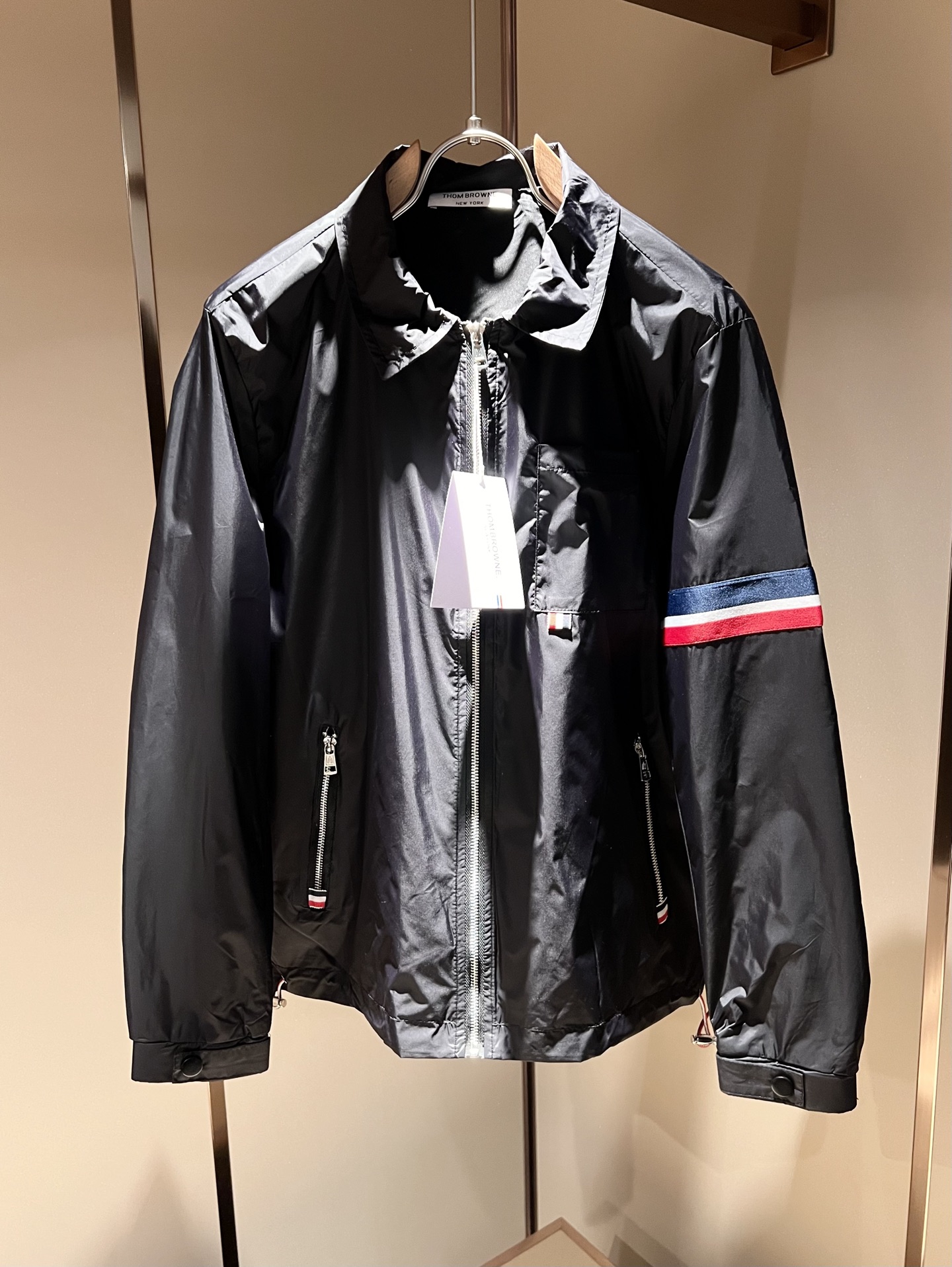 NO:123439,Monc*ler Monk 2025 early spring classic jacket, urban fashionable and casual style!  The fabric is super soft, cool and popular jacket. It is fashionable and urban versatile, breathable and fashionable and beautiful. The special fabrics are all polyester fiber fabrics imported from the UK. They are lightly shiny, unique texture, soft and smooth in the hand, and excellent details. They are not a product that ordinary fabrics can compare with. Sleeve logo webbing design!  Very charming design, inner seam edging technology, customized original logo auxiliary material design!  The details are very in-depth. They give outdoor users full experience and perfect protection, allowing us to get closer to the challenges of nature. The minimalist seasonal design elements, the perfect slim fit style, highly recommended!  Size M-3XL, Jackets & coats, Jackets & coats, Alexander wang19860909Monc*ler蒙*口2025早春经典夹克外套,都市时尚休闲款！面料超软面料帅酷爆款夹克外套.时尚都市百搭款款,上身透气而且时尚靓丽,特供面料都是英国进口的聚酯纤维纤维面料,淡淡光泽,质感独特,手感柔嫩顺滑,细节出色 不是一般面料所能对比的产品.袖子logo织带设计！非常极具魅力的设计,内缝包边工艺,定制原版logo辅料设计！细节非常到位.给户外使用者充分的体验和完善的保护,让我们更接近大自然的挑战,极简当季的设计元素,完美修身版型,强烈推荐！尺码M-3XL,,jackets & coats,jackets & coats,alexander wang,Men's clothing