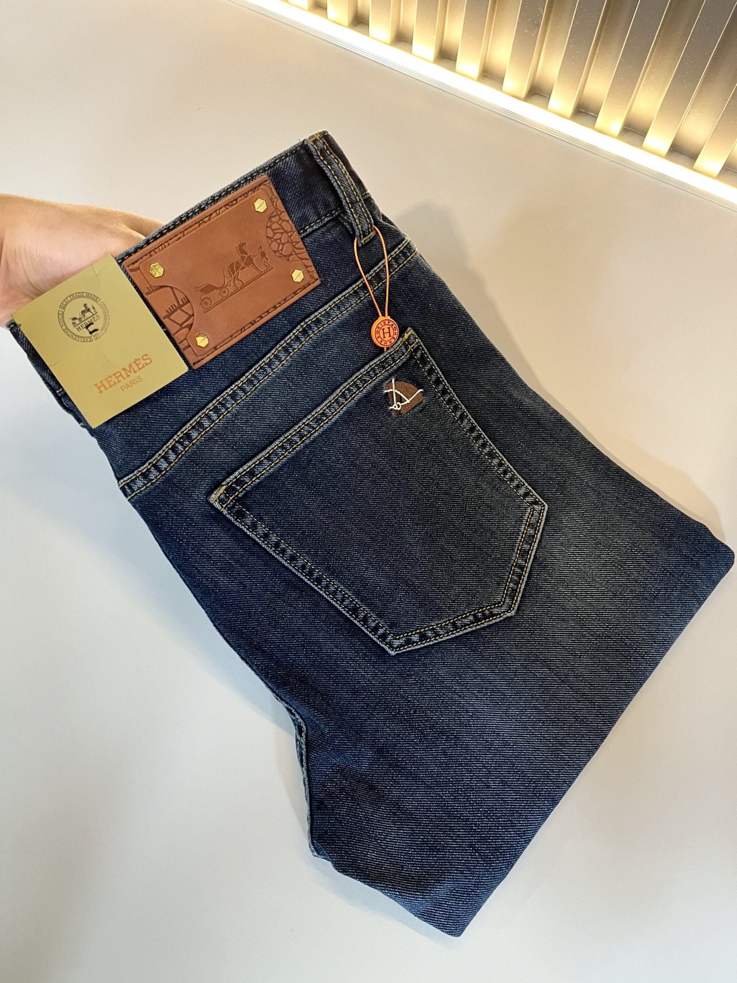 NO:125147,HERM*S AXS Early Spring Men's High-end Tanning Washed Small Straight Jeans Overseas Trading Company Channel Order!  Men's slim straight jeans!  Shanghai Henglong store is on sale!  It is high-end, simple, and has exquisite craftsmanship and materials. It is very rigorous and demanding in pursuit of quality. It uses every detail to prove its brand image!  The typical essence of H's home, with a very representative logo design!  The brand image of H's home is perfectly explained, and the signature leather brand is also quite amazing. It has built a brand LOGO, and the fabric has been perfectly transformed and sublimated. It has a heavy environmentally friendly plant enzyme washing process. The texture has a unique retro style and is quite outstanding. It is recognized as a universal and versatile color number and can withstand the test of any season.  Well-tailed, clean, refreshing and neat!  Size 29-40, hermes, jeans, alexander wang19860909HERM*S爱*仕 早春男士高端丹宁水洗小直筒牛仔裤 海外贸易公司渠道订单 ！男士修身直筒牛仔裤！上海恒隆店在售！高级、简约,工艺和用料方面都颇为考究,对于品质的追求非常严谨和苛刻,用每一个细节来力证自身品牌形象！H家的典型精髓,极具代表性标志logo腰牌设计！将H家的品牌形象完美阐释出来,招牌式的皮牌亦颇为惊艳,构建出品牌LOGO,面料得到完美蜕变和升华,重磅环保植物酵素水洗工艺,肌理有着独特的复古风格,相当出彩,公认的万能百搭色号,经得住任何季节的考验配色！剪裁精良,干净清爽且利落！尺码29-40,,hermes,jeans,alexander wang,Men's clothing