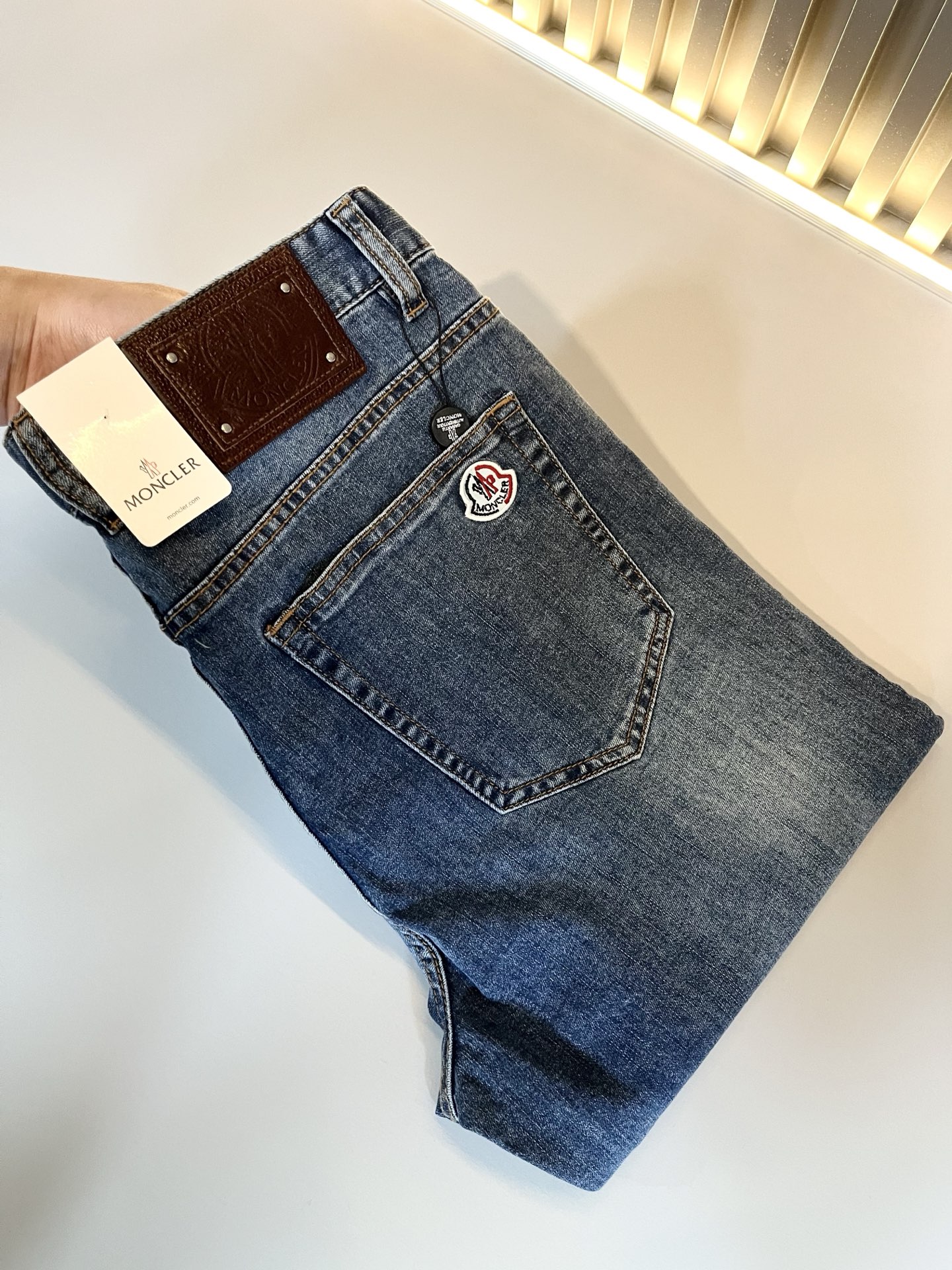 NO:125151,MONC Meng*kou early spring new style jeans, with rare channels for trading companies, and are released on the official website at the same time!  M Scarce Channel Order Products, Quality Control Close Your Eyes to Accept It’s No Regret!  Customized original logo waist brand design!  This denim trousers are made of imported pure cotton fabrics!  The top denim fabric is carefully crafted, the ingredients are very basic but super perfect. The surface twill feels clear and natural, and the feel is really tough. The actual product will definitely make you convinced and stand the test of random counters!  The style is also very outstanding, and it is a super slim style. If you can meet it, please quickly accept it, which will save you a lot of effort in matching!  Size 29-40, jeans,alexander wang19860909MONC蒙*口早春新款牛仔裤,贸易公司渠道稀出,同步官网发售！M稀缺渠道订单臻品,品质控闭眼收走的不后悔款！定制原版logo腰牌设计！本款牛仔长裤选用客供进口纯棉面料！顶级牛仔面料精心制作,成份组合很基础却又是超完美,表面斜纹肌里感清晰自然,手感瓷实有韧性,实物到手绝对让你为之诚服,经得起随意柜台支验！版型方面也非常出色,属于超显瘦的版型,能碰到的就赶紧收下,会让你在搭配方面省下不少力！尺码29-40,,jeans,alexander wang,Men's clothing