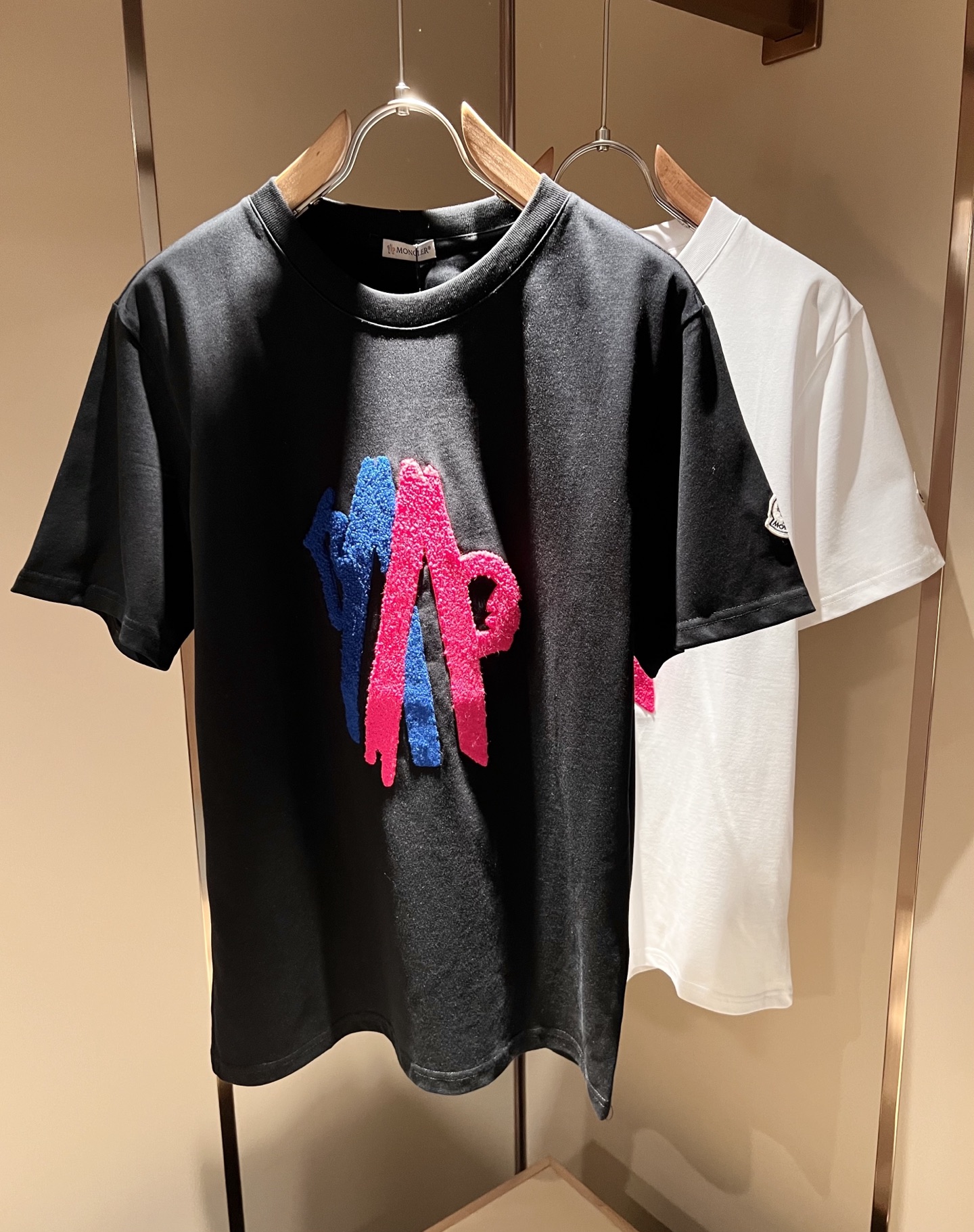 NO:125165,Moncler Mengjia Spring and summer latest men and women's trade order short-sleeved T-shirt, full quality!  !  Internet celebrity style!  We use logo pattern towel embroidery design!  The upper body is comfortable and breathable, not stiff, and the overall three-dimensional feeling is rich. Quality export orders, customized exclusive pure cotton fabric tailoring to meet the simple needs of commuters for dressing. The upper body is very effective, it looks slim and not picky about the figure. The fabric workmanship... Improper, only good craftsmanship can make you feel good and tasteful, a must-have item for everyone!  Size S-2XL, christian louboutin, T-shirt,tees, t-shirt,alexander wang19860909Moncler蒙家 春夏最新男女同款贸易订单短袖T恤,全品相！！网红款！采用logo图案毛巾刺绣设计！上身舒适透气,不僵硬,整体有着丰富的立体感,品质出口订单,定制专属纯棉面料剪裁,满足通勤人们对于着装的简约需求,上身效果很好,显瘦,不挑剔身材.面料做工....无可挑剔,好工艺好面料才能穿出好品味一款,人手必备单品！尺码S-2XL,,christian louboutin,T-shirt,tees，t-shirt,alexander wang,Men's clothing