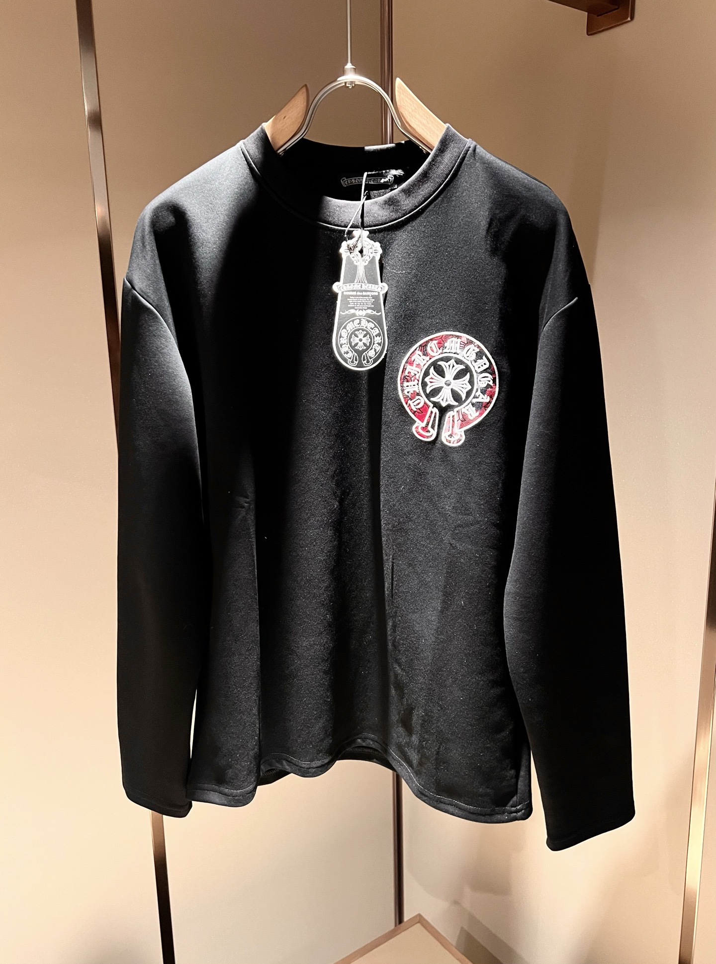 NO:125162,Chrome Hear*s New Early Spring Products for Men and Women's Limited Edition Gram Heart Base Shirt, recommended for cracked walls!  The fashionable and arrogant Chrome Hear*s is favored by the whole world. SS is a hot topic, with classic short-sleeved T-sleeved elements, front and back cross Sanskrit logo embroidery craft design!  Full of fashionable luxury style, exuding a charming sense of art!  Large and lazy, high-end exclusive pure cotton material for customer supply!  Super comfortable upper body!  Large oversized shoulder-falling!  Men and women are the same style!  Color black white Size M-3XL, chrome hearts, T-shirt, alexander wang19860909Chrome Hear*s 克*心 早春新品男女同款限量版克*心打底衫,墙裂推荐！时尚傲娇的Chrome Hear*s,被全世界宠幸着.SS引爆款,经典克*心元素断绝短袖T,前后十字架梵文logo刺绣工艺设计！充满了时尚的奢华风,散发着迷人的艺术感！宽大慵懒,客供高端专属纯棉材质！上身超级舒适！大廓形大落肩！男女同款入！颜色黑色 白色 尺码M-3XL,,chrome hearts,T-shirt,alexander wang,Men's clothing