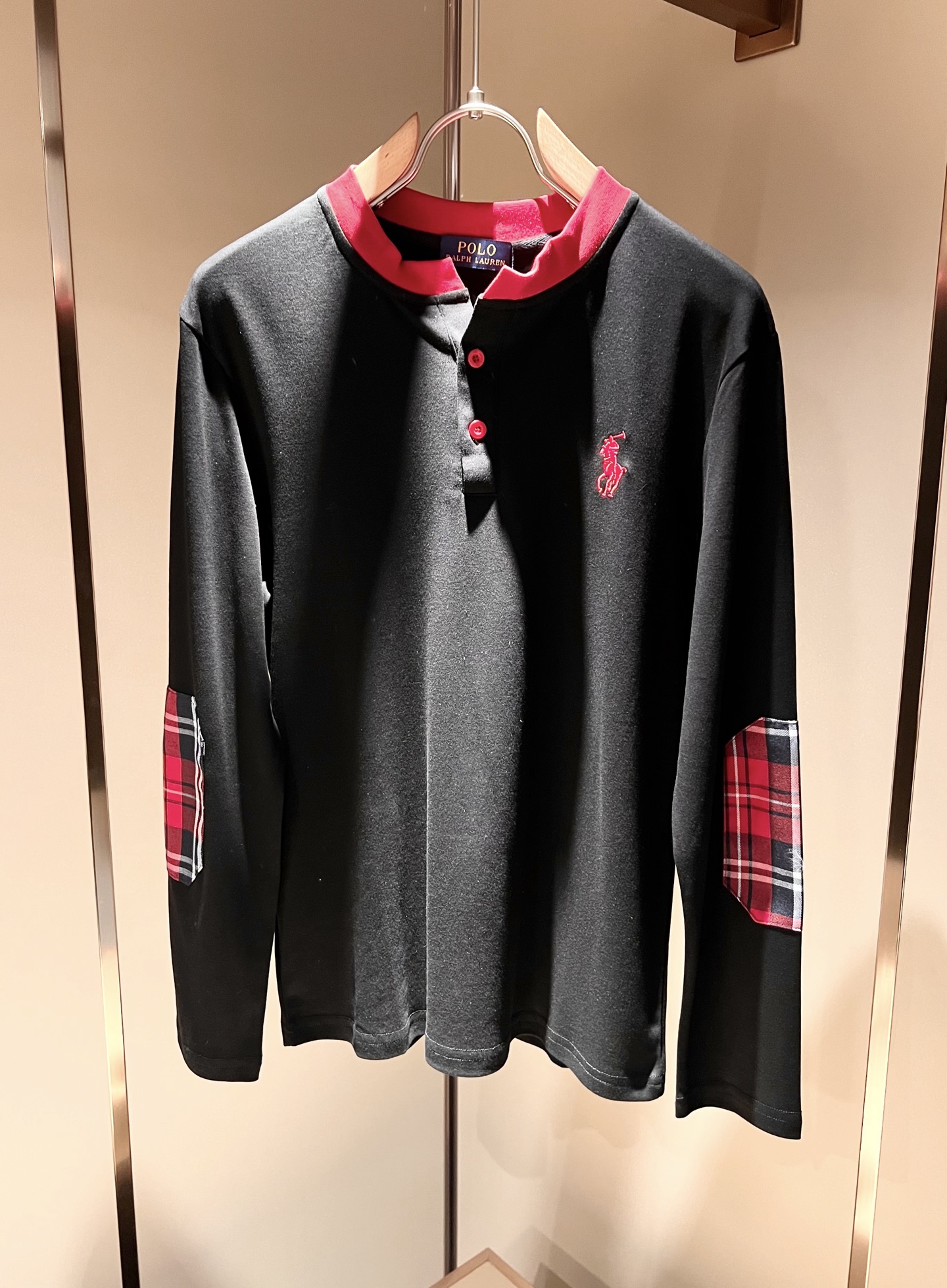 NO:125168,Paul POLOSPORT Early spring new men's long-sleeved T-shirt, simple solid color and fashionable styles, many design celebrities have an inseparable sentiment for solid color. This is a tribute to tradition and a nostalgia for mood. In fact, most of the nostalgia of the design also determines the tone of the work. The work I want to talk about today is the new work brought by~~ It can be said to be a business-friendly and casual style work. A simple and iconic logo embroidery design on the chest!  The exquisite workmanship is worth savoring, and it can be said to be an extremely accurate and simple style tone. A simple and casual tone is already very accurate. Imported pure cotton fabrics have soft and comfortable textures. The workmanship is impeccable. They are not monotonous and more high-end. What they originally exudes is a fashionable temperament, and the soft and comfortable fabrics, the dressing experience of the whole work has gone to a higher level~ The control of style and the stone hammer of the tone is very accurate!  !  The first choice for shopping is OK~~Exclusive to the entire network, size M-3XL, tees, t-shirt, alexander wang19860909保罗POLOSPORT 早春新款男士长袖T恤,简约纯色时尚款不乏有许多设计大咖们都对于纯色都有着难以割舍的情怀.这是一种对于传统的致敬,也是一种对于情调的怀旧~其实,设计的怀旧感很大部分也决定了作品的基调.今天要说的这件作品,就是由带来的新作~~可以说是一件可商务可休闲的风格作品.胸前简单标志性logo刺绣设计！精致的做工值得细品,可以说是一次极为准确的简洁风定调.一种简洁&休闲的基调已经十分准确了.进口纯棉面料,质地柔软舒适.做工无可挑剔.不单调的同时更显高端.本来散发的就是一种时尚的气质,再加上其柔软舒适的面料,整件作品的穿搭体验,更上一层楼~对于风格的把控以及基调的石锤,更是非常只准确！！剁手首选好吧~~全网独家,尺码M-3XL,,tees，t-shirt,alexander wang,Men's clothing