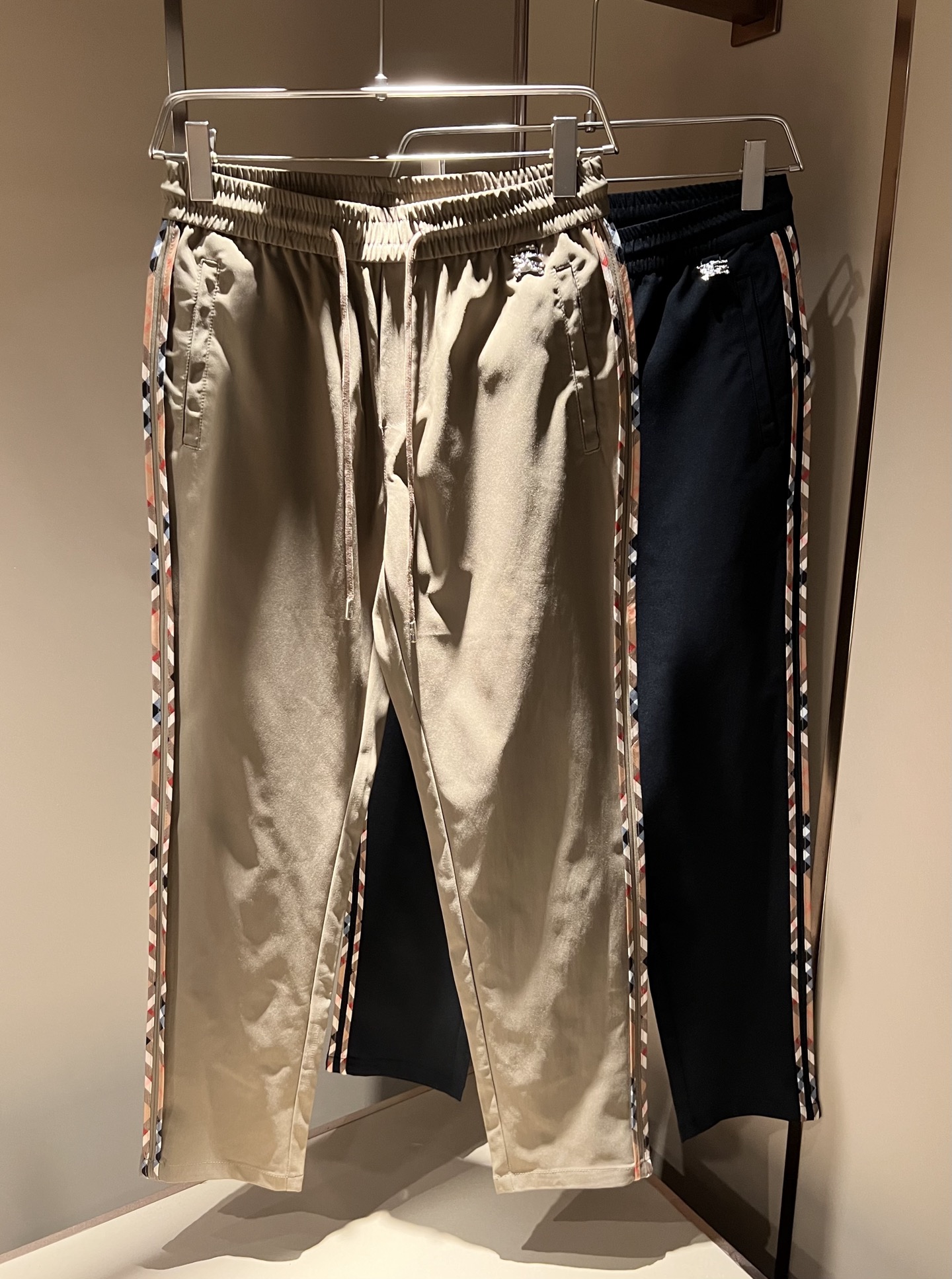 NO:159811,BURBER*Y Ba*li 2025 spring and summer men's casual pants, classic basic men's straight pants, simple solid color and versatile hardware logo accessories, classic inner British style strips wrapped around, obvious iconic, a must-have wardrobe, on sale in counters, full quality foreign trade orders. It has a strong British style. It has long been synonymous with luxury, quality, innovation and eternal classics. Its windbreaker is famous all over the world as a brand logo. It has a traditional British design style, with unique fabrics and elegant elegance. The drastic transformation design, simple fonts replace the classic knight logo, completely subverting the original style.  The counter model show series is very fashionable, a simple, refreshing, fashionable and versatile casual style. They are all super stylish, and they are also the most eye-catching dark horse this season. They are also the most appropriate color. Its vivid and bright temperament is enough to support this fashionable look!  !  Size M-3XL, Burberry, Alexander wang19860909BURBER*Y巴*莉 2025春夏男士休闲裤,男士经典基础款小直筒裤 简洁纯色百搭款五金logo辅料配合 经典内里英伦风格子条包边,标志性明显,衣橱必备,专柜在售,全品相外贸订单.是具有浓厚英伦风格.长久以来成为奢华、品质、创新以及永恒经典的代名词,旗下的风衣作为品牌标识享誉全球.带有一股英国传统的设计风格,独特的布料、大方优雅为主.大刀阔斧的转型设计,简约的字体取代了经典的骑士标志,彻头彻尾地颠覆了原始风格. 专柜模特走秀系列,非常时尚一款简单清爽时尚百搭休闲款,都超级有型,更是本季让人眼前一亮的黑马,也是最应景的色彩,其鲜活、明媚的气质,足够撑起这个的时髦造型！！ 尺码M-3XL,,burberry,alexander wang,Men's clothing