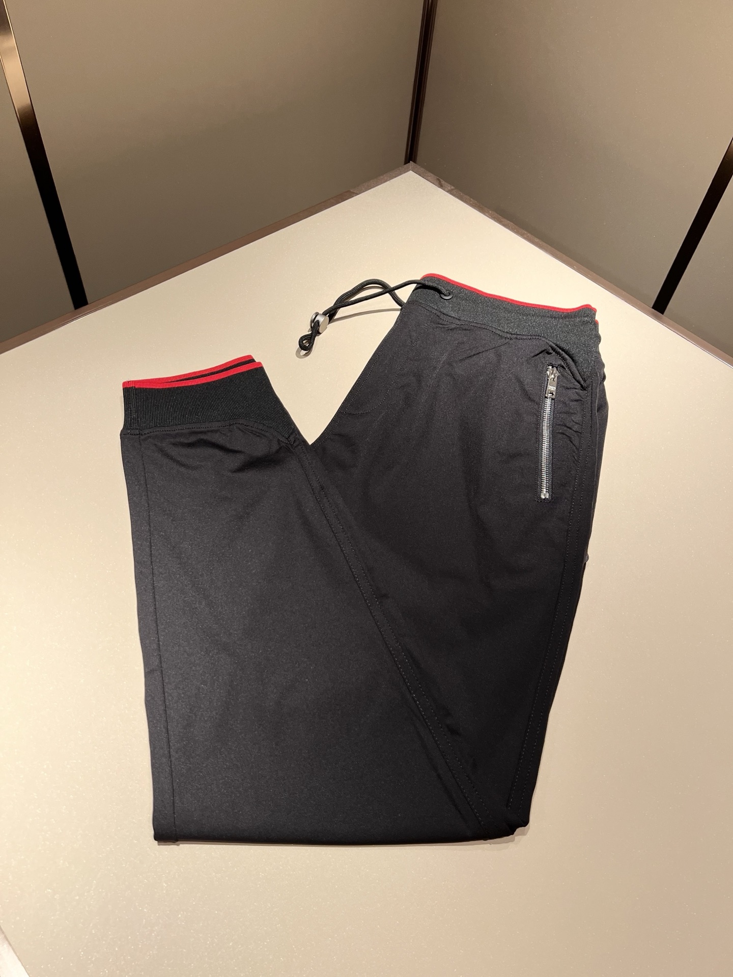 NO:159814,PRA*DA Pu*da 2025 early spring new men's casual pants, a high-end quality choice... A versatile trousers with elastic waist drawstring casual pants are also an indispensable matching tool in men's wardrobe. It is a classic style with a practical wear!  The design style of the whole casual pants is simple and fashionable, which is very consistent with the low-luxury style setting, has excellent skin-friendly value, is easy to wear, is full of details, and has a front and back logo design!  This trousers are made of high-quality cotton fabric. The fabric is comfortable, the feel is soft and delicate, and has a good vertical feeling. The surface is bright and clear texture, which looks very textured, and it tastes very high-end. The first-class and exquisite straight-fitting style is cut, the line is delicate, smooth and neat, and the casual and casual pants look good no matter how you match it. If you like it, buy it now. Good products are not waiting for anyone!  Size M-3XL, prada, alexander wang19860909PRA*DA普*达 2025早春新款男士休闲裤,高端品质之选……一款松紧腰抽绳休闲卫裤兼备的百搭裤装,也是男士衣橱里不可缺少的搭配神器,属于实穿型的经典款式！整条休闲裤的设计风格简洁时尚,非常符合低奢的风格设定,亲肤值优越,穿着方便,细节感十足,前后logo设计！此款裤装采用优质棉面料打造而成,面料舒服,手感柔软细腻,有着很好的垂直感,表面亮泽清晰的纹理,看上去非常有质感,细品高级韵味十足.一流精湛的直筒版型裁剪,走线细致平顺工整,休闲随意怎么搭配都好看的裤装,喜欢的赶紧入手吧,好货可不等人！尺码M-3XL,,prada,alexander wang,Men's clothing