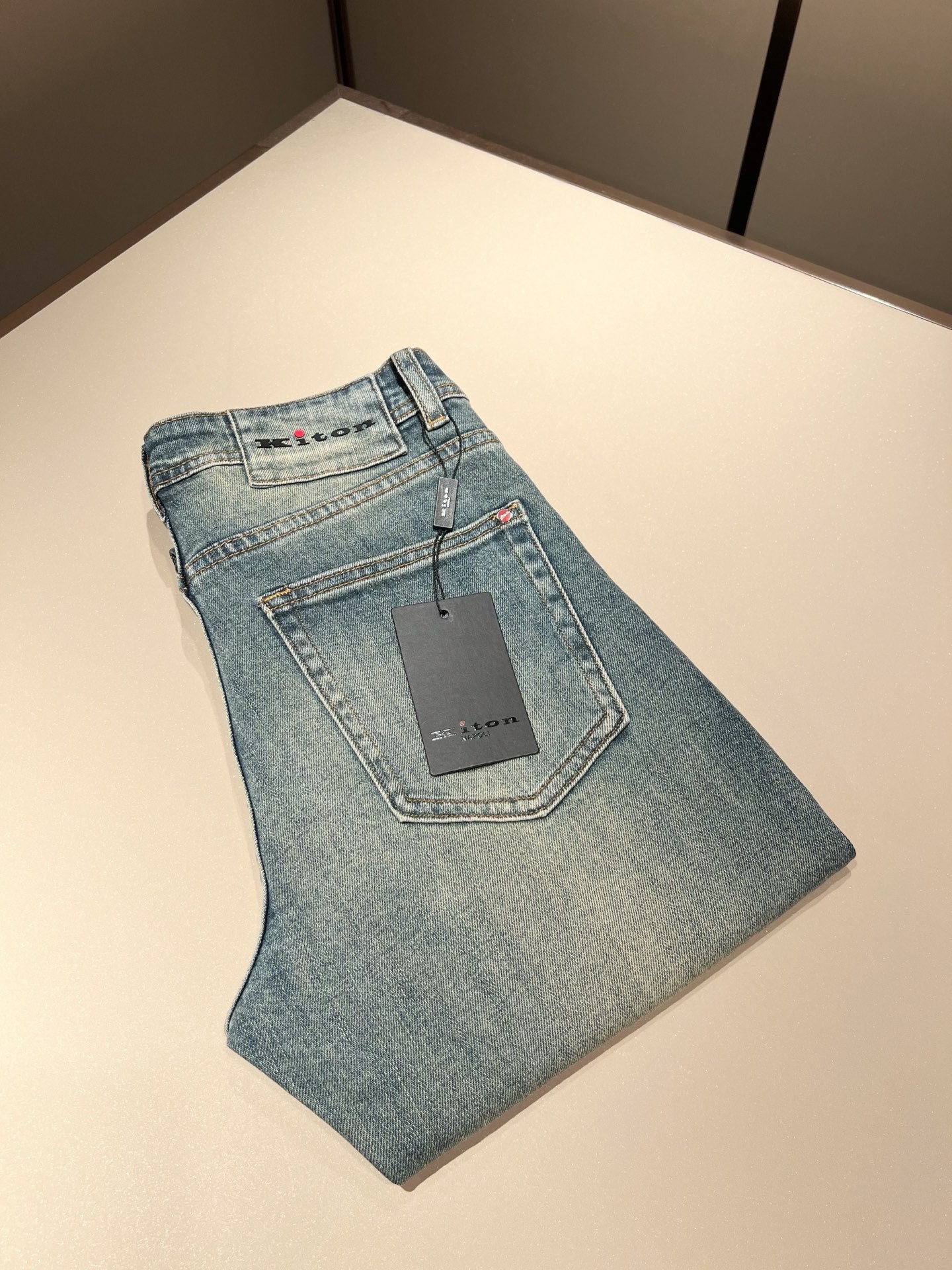 NO:159813,Kiton 2025 early spring new product for men's high-end casual and versatile four-season commuting slim fit tailoring jeans!  For fans, such a grand classic design is enough to plant grass at a glance. It is the most handsome series of all jeans this year. I only need to take a look and know that this will definitely be a sensational hit, and it is popular on the Internet. The classic slim three-dimensional tailoring style is equipped with the latest logo pattern waist brand craft design!  Very representative waist brand modification!  It simply and easily demonstrates the charm of the brand, and naturally presents specifications, grades, fashion and trendy effects. It matches the performance to easily create a high-end and high-end effect!  The top imported Japanese washing cowboy is made of cotton, and it is comfortable and breathable, and has a natural drape, which is suitable for all year round outfits!  !  This jeans are made of three-dimensional cut and straight-fitting style. The magic and practical wearability of the single match are understandable. Whether you are wearing daily clothes or appearing on the high street, it is the best choice. It is super charming!  It also demonstrates the authentic BUR original flavor, and it also perfectly shows its specifications and rank!  Obviously, this is a big and powerful product that you must collect. You must collect this product and highly recommend it!  Size 29-38, Burberry, jeans, alexander wang19860909Kiton 2025早春新品男士高端休闲百搭四季通勤修身剪裁牛仔裤！对于粉丝来说,这样大气的经典设计足矣一眼种草,是今年所有牛仔裤当中最帅的一个系列,我只需要看一眼就知道,这绝对会是一个引起轰动的爆款,而且全网风靡,经典的修身立体剪裁版型打造,配置了最新的logo图案腰牌工艺设计！极具代表性腰牌修饰！简单轻松的彰显出品牌魅力所在,自然而然的呈现规格,档次,时髦以及新潮效果,搭配性能满分,轻松穿出高级感与高端效果！顶级的进口日本洗水牛仔棉质打造,并舒适透气感满分,且垂感自然,适合一年四季的穿搭所需！！此款牛仔裤采用了立体裁剪小直筒版型打造,其单配魔力与实穿性是无可厚非的,不管你是日常穿搭还是高街出镜都是不二之选,超具魅力！更是彰显了地地道道的的BUR原味,同时也是完美的展现了其规格和段位所在！很显然,这是一款绝对要收的重磅好货,此款你都必须要收,极力推荐的好货！尺码29-38,,burberry,jeans,alexander wang,Men's clothing