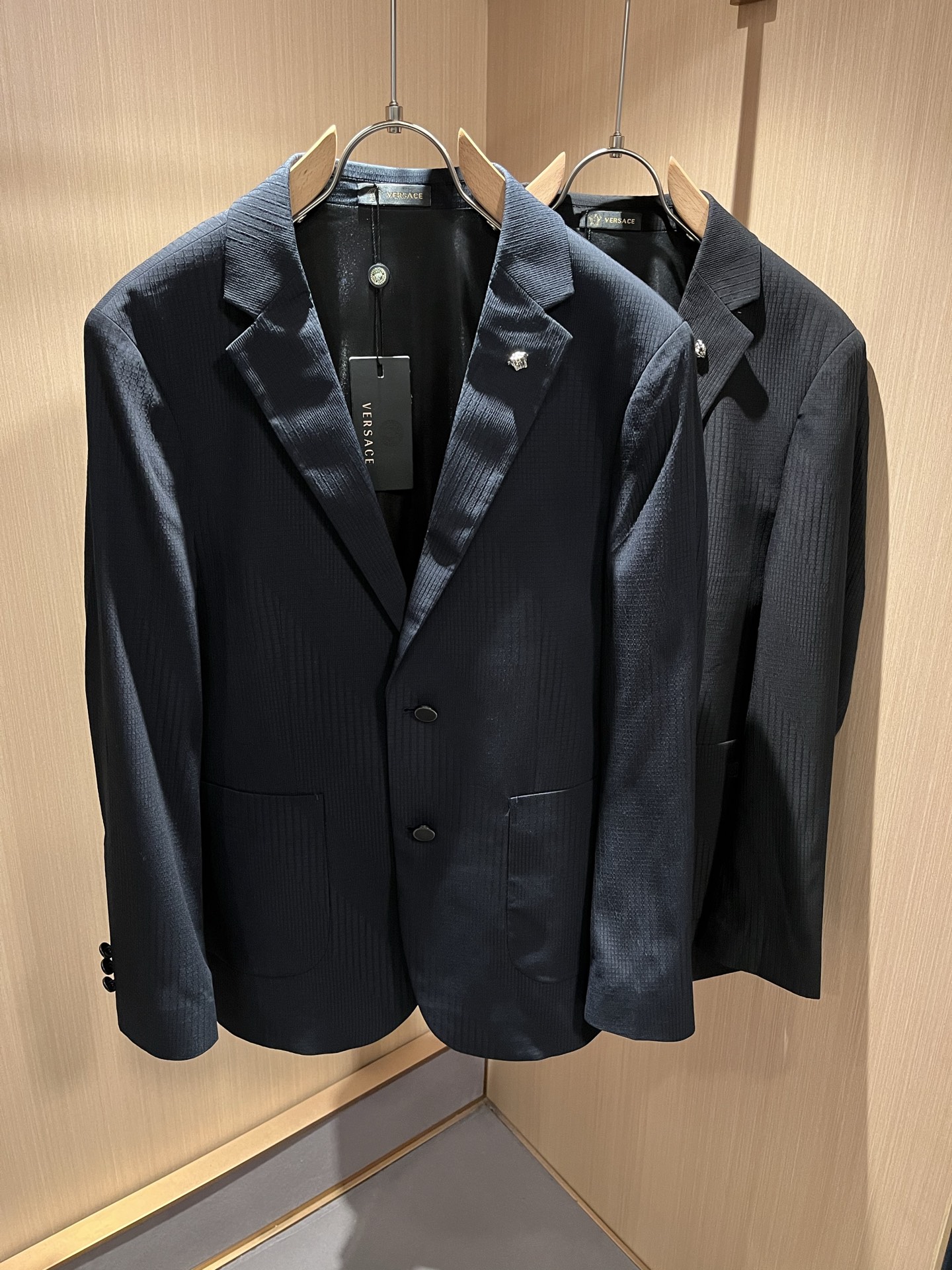 NO:125137,VERS*CE/Fan *Zhe Early spring men's casual men's suit jacket, the latest fashion trend, trading company channels are rare, and it is released on the official website at the same time. The most anticipated high-quality products of men's gods are coming, making you feel what it means to be truly luxurious and has connotation! This jacket is made of special suit fabrics, logo hardware design!  Full of brand style!  The surface is neat and smooth and shiny, and the texture is obvious through the screen. The most enjoyable dressing experience you enjoy! It perfectly enhances the overall luxury and class, and can get a high-end luxury atmosphere at a glance! The regular suit cut, the upper body is versatile and simple, and it is easy to deal with various occasions and environments. It is undoubtedly a must-have item for daily commuting! Size M-4XL, versace, jackets & coats, jackets & coats, business suit, alexander wang19860909VERS*CE/范*哲 早春男士休闲男士西装外套,最新时尚潮流单西,贸易公司渠道稀出,同步官网发售,男神最为期待的精品狠货重磅来袭,让你感受到什么叫真正的高奢有内涵!此款夹克外套选用专用西服面料制成,标志logo五金设计！满满的品牌风格！表面整洁光滑且富有光泽,质感透过屏幕都显而易 见,你最为享受的穿着体验! 完美提升了整体的奢华档次感,一眼就能Get到的高端奢华气息!常规的西装版型裁剪,上身百搭简约不挑人,轻松应对各种场合与环境,属于日常通勤必备的臻品无疑! 尺码M-4XL,,versace,jackets & coats,jackets & coats,business suit,alexander wang,Men's clothing