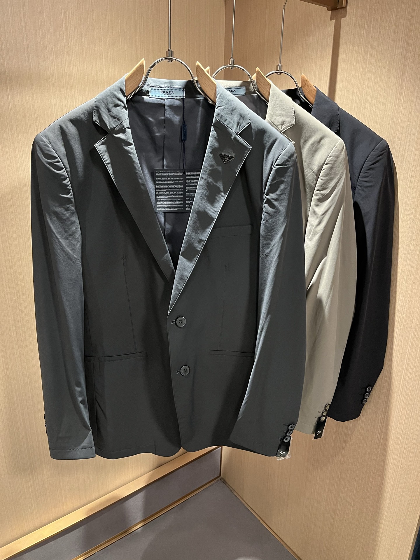 NO:125141,PRAD*A early spring casual suit jacket, the latest fashionable casual zipper jacket, fashionable jacket! Trading company channels are rare, and it is released on the official website. The most anticipated high-quality products that the male gods are most looking forward to are coming, so that you can feel what real luxury is and connotation! This jacket is made of thin and light fabrics specially customized by P home. The surface is neat and smooth and shiny, and the texture is obvious through the screen. The upper body is comfortable, light and not stuffy, and exquisite hardware and auxiliary materials Logo accessories!  Hardware logo pattern design!  Perfectly enhance the overall sense of luxury and class, and you can get a high-end luxury atmosphere at a glance! Basic regular jacket style cut, versatile and simple upper body, not picky, easy to deal with various occasions and environments, is undoubtedly a must-have item for daily commuting! Size M~4XL, prada, jackets & coats, jackets & coats, business suit, alexander wang19860909PRAD*A普*达早春休闲西装夹克外套,最新时尚休闲拉链夹克,时尚夹克外套!贸易公司渠道稀出,同步官网发售,男神最为期待的精品狠货重磅来袭,让你感受到什么叫真正的高奢有内涵!此款夹克外套选用了P家专业定制的轻薄面料制成,表面整洁光滑且富有光泽,质感透过屏幕都显而易 见,上身舒适轻盈不闷热,精致五金辅料Logo配饰！五金logo图案设计！完美提升了整体的奢华档次感,一眼就能Get到的高端奢华气息!基础常规的夹克版型裁剪,上身百搭简约不挑人,轻松应对各种场合与环境,属于日常通勤必备的臻品无疑!尺码M～4XL,,prada,jackets & coats,jackets & coats,business suit,alexander wang,Men's clothing