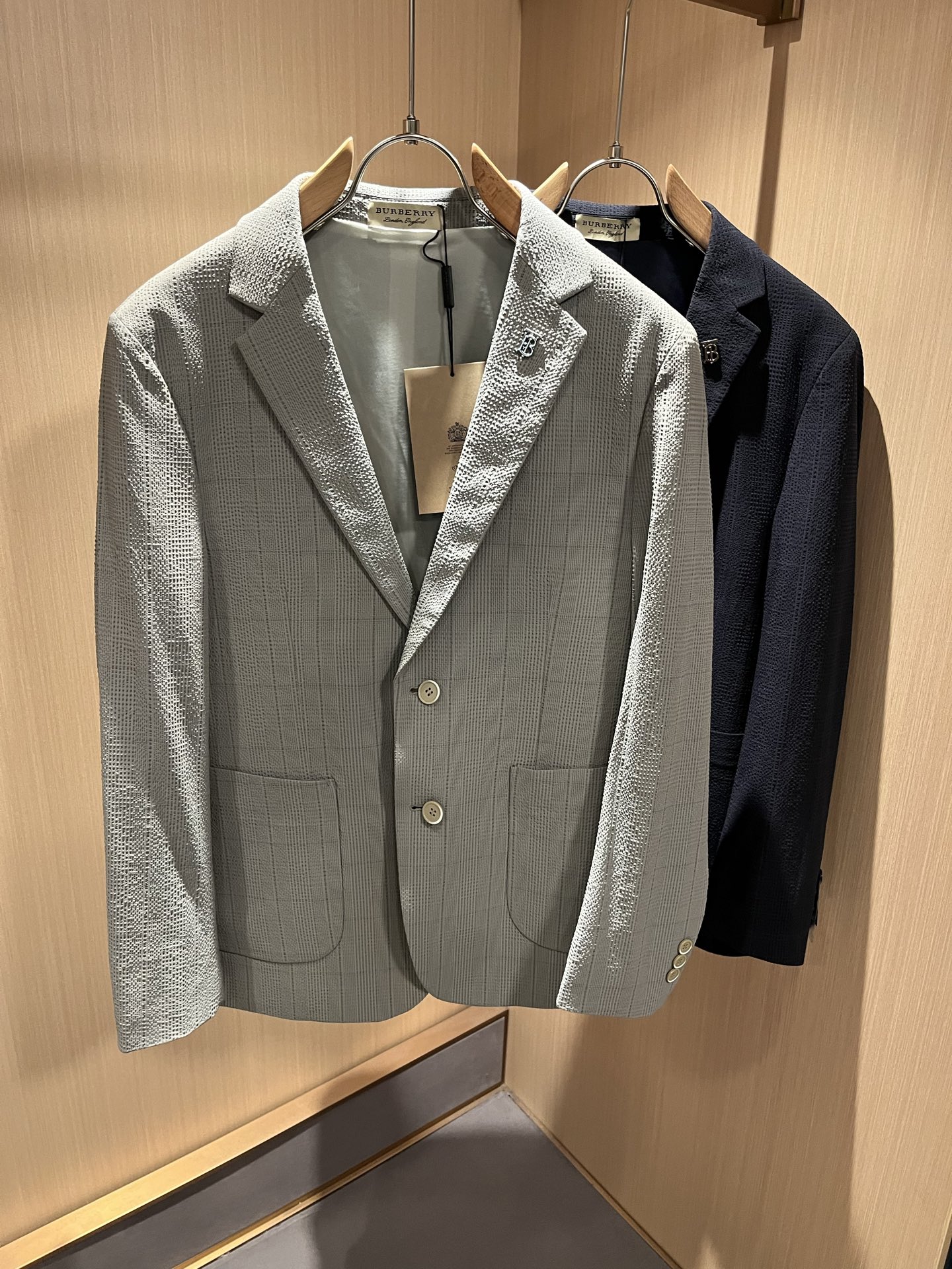 NO:125139,Bur*erry New spring and summer classic men's thin jacket, hardware TB brand classic design elements!  Neither monotonous nor complicated, it shows taste just right!  Customized original stretch spandex fabrics are available for customer!  Comfortable and breathable are no problem at all. The unique high luxury of the fabric presents a simple and elegant temperament!  Classic logo edge series!  Standard cut design!  Every detail is a synchronized with high-end fashion. Size: M-4XL, burberry, jackets & coats, jackets & coats, business suit, alexander wang19860909Bur*erry 巴*莉 春夏新款经典男士西装薄款夹克外套,五金TB品牌经典设计元素！既不单调也不复杂,恰到好处的展现品味！客供定制原版弹力氨纶面料！舒适透气根本不在话下,面料独具的高奢感呈现简约优雅气质！经典标识包边系列！标准裁剪设计！每一处细节都是与高端时尚同步的体现.尺码:M-4XL,,burberry,jackets & coats,jackets & coats,business suit,alexander wang,Men's clothing