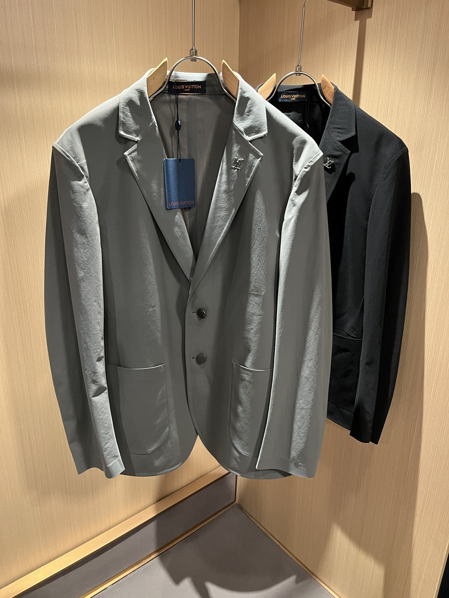 NO:125154,LouisVuit*Louis*Deng The latest suit jacket in early spring, with trading companies leaking channels. At the same time, the new series of items on the official website will be launched. The chest design hardware logo logo pattern decoration!  This model is made of imported top-quality high-end suits. Its eye-catchingness is no less than any classic style, and it perfectly presents the fashionable, high-end and luxurious feeling before the world!  Regular tailoring design!  Size M-4XL, louis vuitton,louis vuitton,jackets & coats,business suit,alexander wang19860909LouisVuit*路易*登 早春最新西装外套,贸易公司渠道稀出,同步官网发售年全新系列单品上线,胸前设计五金标识logo图案修饰！此款取材于客供进口顶级高端西服材质制成,其吸睛度完全不亚于任何经典款式,将时髦高级感与奢华感完美呈现在世人眼前！常规剪裁设计！尺码M-4XL,,louis vuitton,louis vuitton,jackets & coats,business suit,alexander wang,Men's clothing