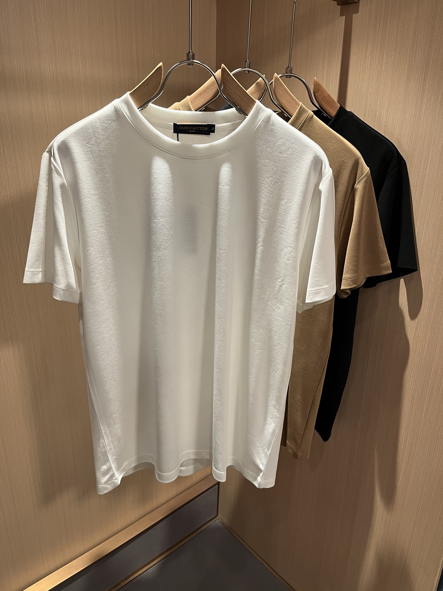 NO:127700,Louis Vuit*on 2025 Spring and Summer Louis family light luxury Monogram craft short-sleeved T-shirt, the new high-end of the Louis family, the details and quality are always flawless, and creative designs are emerging one after another. If you don’t buy a few pieces of Louis this spring and summer, you can’t be considered a fashion expert. Monogram pattern dark pattern design!  Unparalleled, it interprets Louis' iconic elements, which are really something that everyone loves. The top-notch organic cotton blend is super soft and tough, and has excellent breathability. From the world-class trade-level OEM channels, the quantity is extremely rare and sold out without help. The 