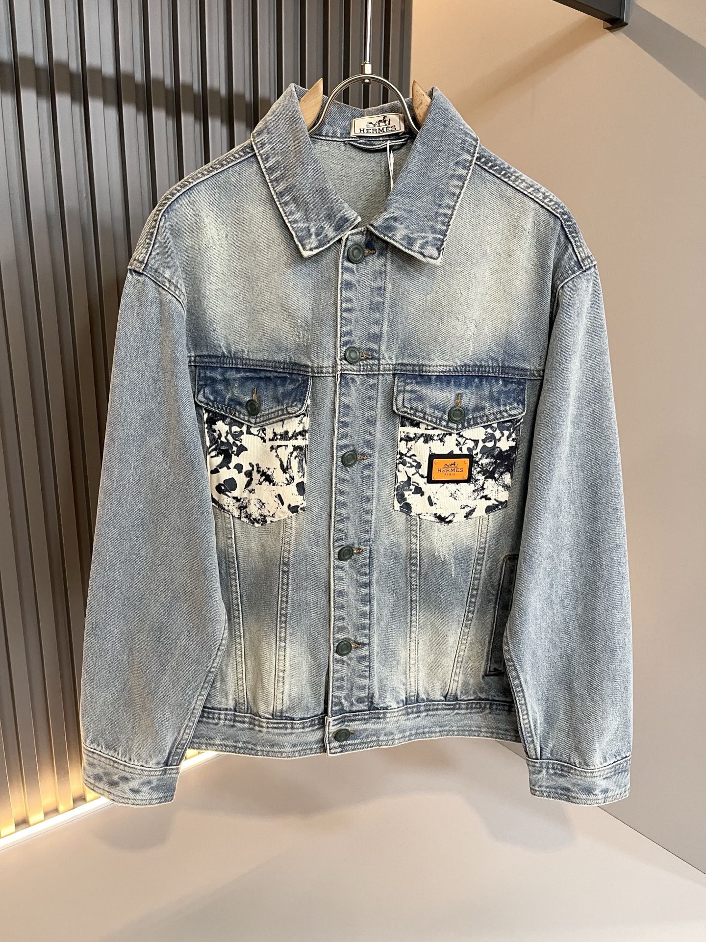 NO:136059,Her*mes 2025 early spring new denim jacket, a new upgraded versatile basic style, low-key and luxurious, and a choice of character!  Made of high-quality denim fabrics, it has good moisture absorption, comfortable and breathable, enjoy a relaxed and comfortable wearing experience, with super vertical performance, and a strong sense of artistic denim fabric design!  Wear hardware logo pattern design!  The craftsmanship is meticulous, the recognition is very high, the classic and perfect layout is designed, and the cutting is accurate and in place. The simple and atmospheric style can also show the fashion charm in daily leisure life. Size M-4XL,, jackets & coats, jackets & coats, alexander wang19860909Her*mes爱*仕2025早春新款牛仔夹克外套,全新升级百搭基础款,低调奢华,品格之选！甄选优质牛仔面料打造而成,吸湿性好,舒适透气,享受轻松自在的穿着体验,有着超强的垂直性能 艺术感极强口牛仔面料设计！衣身五金logo图案设计！工艺细致,辨识度极高,经典完美版型设计,在裁剪上精准到位.简约大气风格,又能在日常休闲生活中展现时尚魅力.尺码M-4XL,,jackets & coats,jackets & coats,alexander wang,Men's clothing