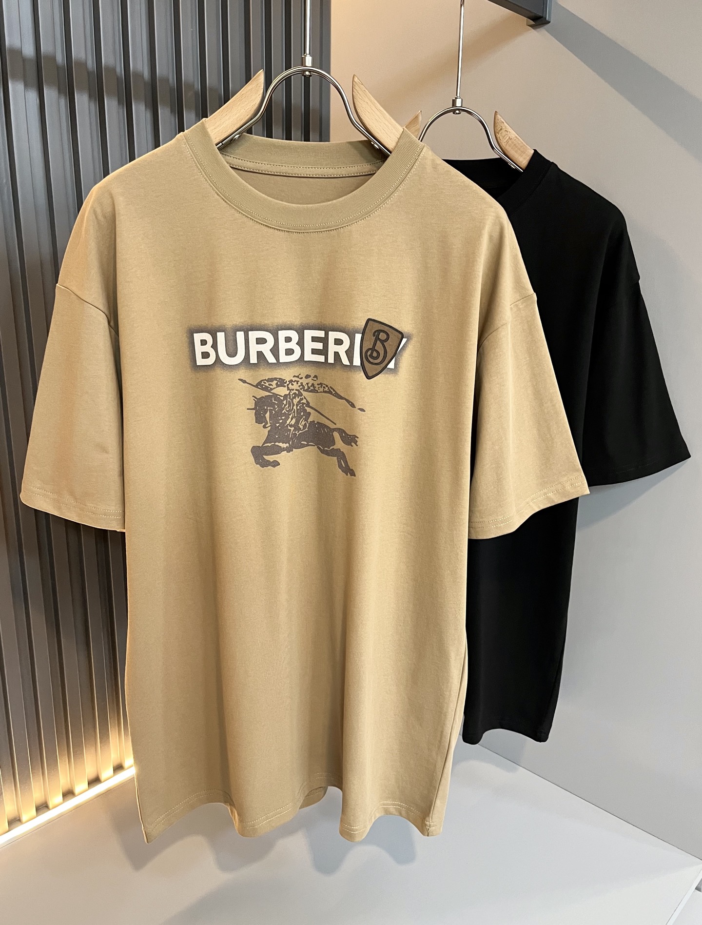 NO:130321,BURBER*Y Ba*li's new spring and summer 2025 short-sleeved T-shirt for men and women, is coming, and is made of a popular environmentally friendly pure cotton fabric recently. It is a high-end outdoor sports and leisure series, which is very popular in sports!  BUR's latest special material, logo pattern printing design!  Fabric is also called memory cloth, which refers to fabrics with morphological memory functions. It instantly kills all versions on the market. It can only be said that it is not a level of existence at all. Whether it is material, detail restoration and craftsmanship, you are not afraid of any challenges. Just to contribute wonderful products to everyone. As always, it is consistent. A style that implements the core concept of BUR will be closely tied to fashion, always maintaining perfection, a simple but not simple design style perfectly meets the outfit you need in daily life. Size: S-XL., burberry, T-shirt, tees, t-shirt, alexander wang19860909BURBER*Y巴*莉2025春夏新品男女同款短袖T恤,重磅来袭,最近比较火热的环保纯棉面料制作而成,高端户外运动休闲系列,非常火热运动风潮！BUR最新研发的特殊材质,标志logo图案印花设计！面料也叫记忆布,是指具有形态记忆功能的面料,秒杀市面上一切版本,只能说根本就不是一个级别的存在,不管是材质还是细节还原度以及工艺制作方面,不惧任何挑战,只为给大家奉献绝妙产物一如既往,始终如一,贯彻了BUR核心理念的一个款式将与时尚紧紧的捆绑在一起,时刻保持完美,简约而不简单的的设计风格,完美的满足了你日常所需要的穿搭.尺码:S-XL.,,burberry,T-shirt,tees，t-shirt,alexander wang,Men's clothing