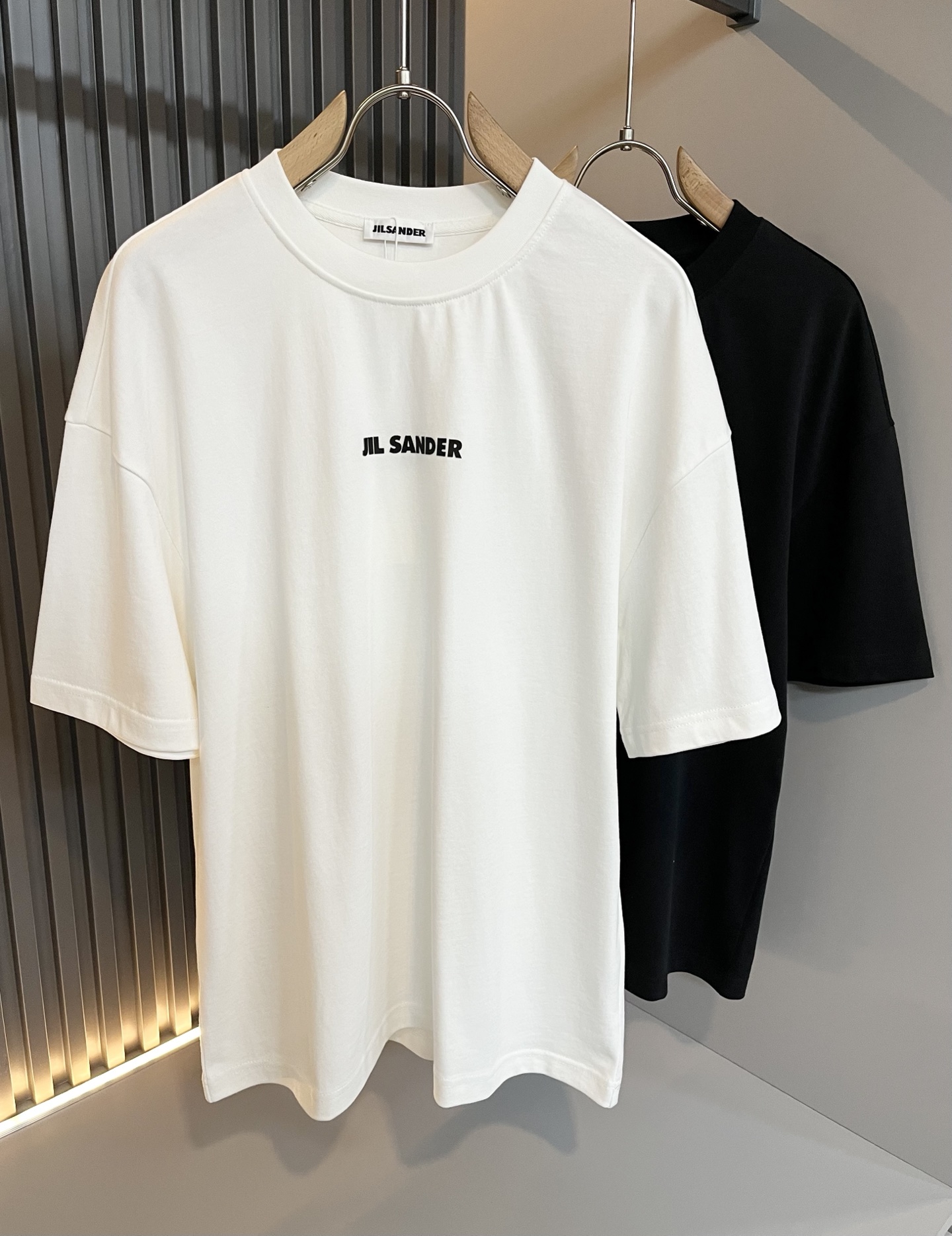 NO:126527,JIL SANDER 2025 spring and summer new short-sleeved T-shirt outdoor brands for men and women, perhaps the first thing that comes to mind is Canadian goose and Archaeopteryx. It gives people a feeling of trying out the label!  In addition to being quite accomplished in style design, the most obvious or most expert should be to have deeper and unique insights and attainments in fabrics. Through continuous structural research and problem-solving, and characterized by unique research on fabrics, these alone are enough to support it to become the first new logo brand image in the clothing manufacturing industry. This model uses air cotton material!  The fabric after the seiko blending feels smooth and soft, and it has both natural beauty and comfort. The large body style is cut cleanly and cleanly, and the fabric shows a different hazy structural beauty. It is made of exclusive mold customization. The fabric and its technology test the workers, can be smooth and smooth without wrinkles!  Logo logo pattern glue pressing process design!  It really tests the handmade work of every master!  It makes the whole clean and neat, without leaving any thread. Now men who pursue life are more refined in life!  Size S-2XL, jil sanderarc'teryx, T-shirt,tees, t-shirt,alexander wang19860909JIL SANDER 2025春夏新款男女同款短袖T恤户外品牌可能大家第一想到的就是加拿大鹅、始祖鸟.给人一种标签试的感觉！除了在款式设计上颇有造诣之外,最明显或者说最为拿手的,应该就是在面料上的拥有更深独特见解跟造诣了.通过不断地结构研究和问题处理,在以面料独特研究为特征,仅凭这些就已经足以支撑其成为服装制造行业中,首屈可数的新标志品牌形象.此款采用的空气棉材质！通过精工混纺之后的面料,手感细滑柔软,同时兼具自然美感跟舒适度.大身上版型裁剪简洁干净,面料上显现出了不一样朦胧的结构性美感来.独家开模定制而成,面料及其考验工人的技术,能做到平整服帖又不起皱！标志logo图案压胶工艺设计！真的是很考验每位师傅的手工制作！使得整体干净利索,不留一丝线头.现在对于生活有所追求的男性也在生活中更为精致！尺码S-2XL,,jil sanderarc'teryx,T-shirt,tees，t-shirt,alexander wang,Men's clothing