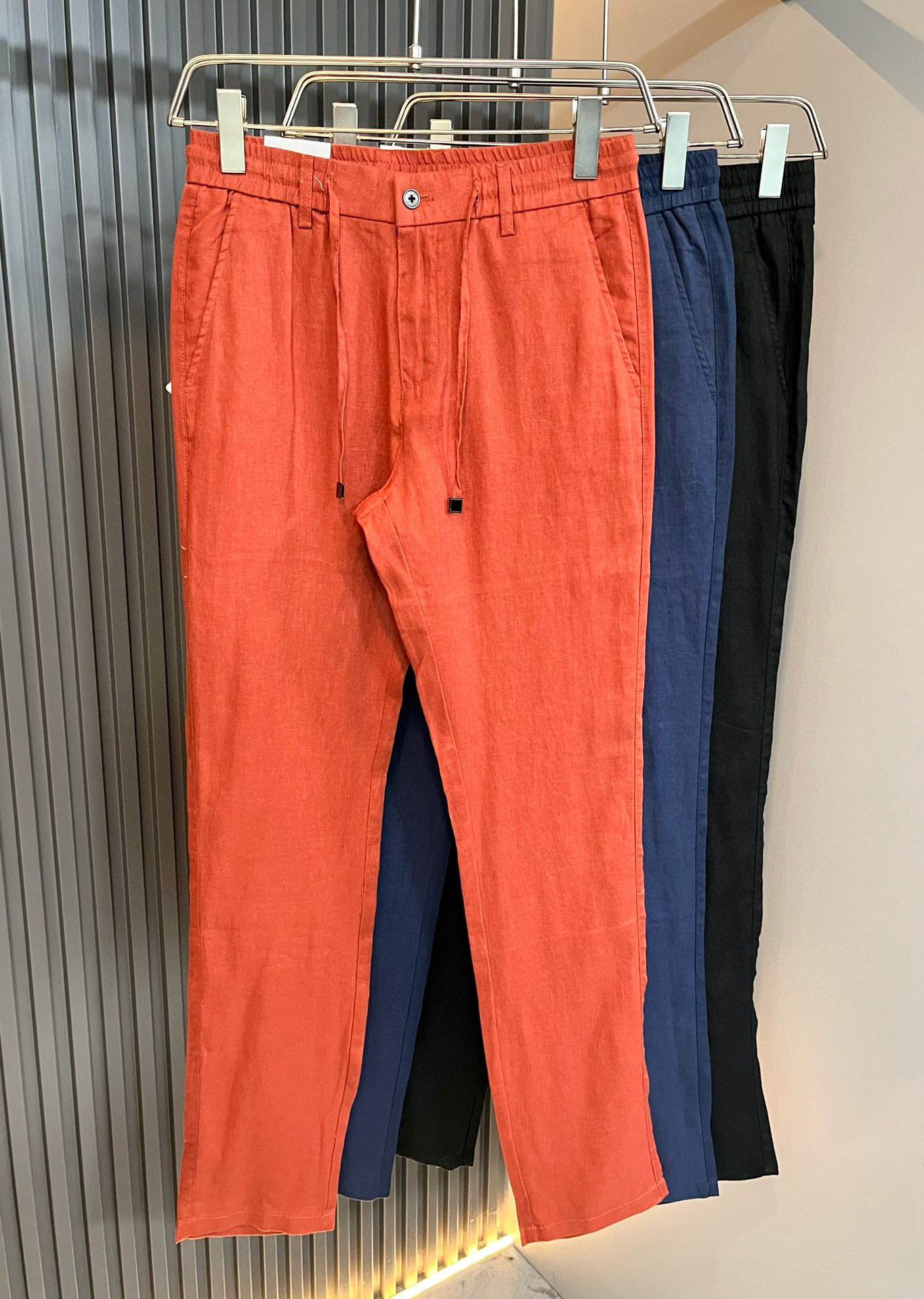 NO:125145,BC-Brunello Cucineli Spring and summer new men's fashion high-end pure linen casual pants, Hong Kong foreign business channel products, original Japanese products, pure blood quality, perfectly continues the essence and genes of BC home. From the main fabric to the detailed craftsmanship, all show the ingenuity of quality, use multiple brand elements to interpret, and choose expensive materials to build a logo design!  Identity manifestation that belongs to the soul!  The customer-supplied high-end imported pure linen fabric, with very high-end and fashionable detailed craftsmanship. Pure linen is completed by a specific antique loom. This element represents the identity and rank of jeans, which is very worthy of savoring!  In terms of matching, it is invincible and explains the versatility in place, with ingenious details and exquisite accessories. The auxiliary materials are all provided by foreign merchants. They are tailored and slim, and the upper body is lifted with an excellent effect. They are a styling item that is hard to come by!  Size M-4XL, brunello cucinelli, chanel, jeans, alexander wang19860909BC-Brunello Cucineli 春夏新品男士时装款高端纯亚麻休闲裤,香港洋行渠道货,日本原厂出品,纯血统品质,完美延续了BC家的精髓与基因,从主体面料到细节工艺,无不彰显出品质的匠心所在,运用多个品牌元素标识来诠释,选取矜贵的材质构建logo设计！属于灵魂式的身份彰显！客供高级进口的纯亚麻面料,非常高级且时髦的细节工艺,纯亚麻是由特定古董织布机完成,此元素代表着牛仔裤的身份及段位,非常值得细品悦人！在搭配上所向无敌,把百搭阐释到位,细节匠心考究,辅料皆为外商客供,剪裁合体修身,上身提臀效果绝佳,可遇而不可求的造型单品！尺码M-4XL,,brunello cucinelli,chanel,jeans,alexander wang,Men's clothing