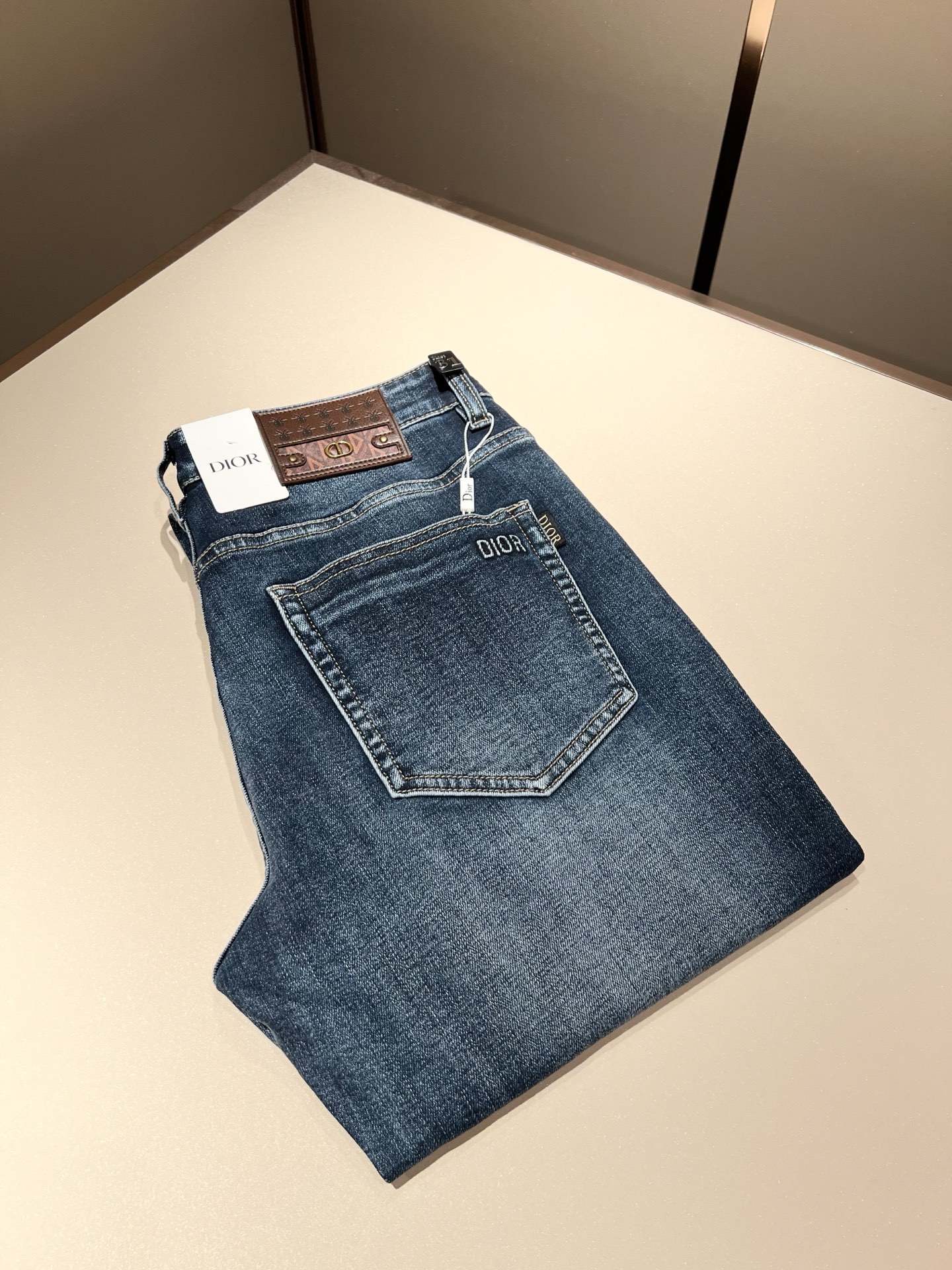 NO:126539,Dio*r Dijia 2025 spring and summer men's washing small straight jeans!  Trading company channel is awesome, excellent quality, versatile versatile pants king in the fashion circle, European and American street photography mid-to-high frequency dressing demonstration, pocket design logo hardware design!  Original leather logo waist brand modification!  And it is a must-have item for luxury brands every season!  Very pure and minimalist design tone!  Adhering to the D family's consistent fashion proposition, it is quite eye-catching, and it demonstrates its ingenious craftsmanship and strongly posits its brand identity!  Customized Italian tannin fabrics are invincible in texture and have a charm, perfect style and tailoring, and excellent slimming effect. They can sweep the wardrobe and match any top set. They are widely compatible and casual, with full upper body shapes and invincible fashionable and versatile!  Size 29 -40,dior,dior,dior,jeans,alexander wang19860909Dio*r 迪家 2025春夏男士水洗小直筒牛仔裤！贸易公司渠道牛货,品相超赞,时尚圈万能的百搭裤王,欧美街拍中高频穿搭示范,口袋设计logo五金设计！原版皮革logo腰牌修饰！且是奢侈品牌每季必出的单品！非常纯粹极简的设计基调！秉承了D家一贯的时尚主张,颇具看点,即彰显了匠心工艺又有力的标榜了品牌身份！客供意大利定制丹宁面料,质感无敌赞,颇具韵味,版型剪裁完美,提臀修身显瘦效果极佳,可横扫衣橱任何的上装搭配,兼容性广泛,休闲兼备,上身型款十足,无敌的时髦百搭神品！尺码29 -40,,dior,dior,dior,jeans,alexander wang,Men's clothing