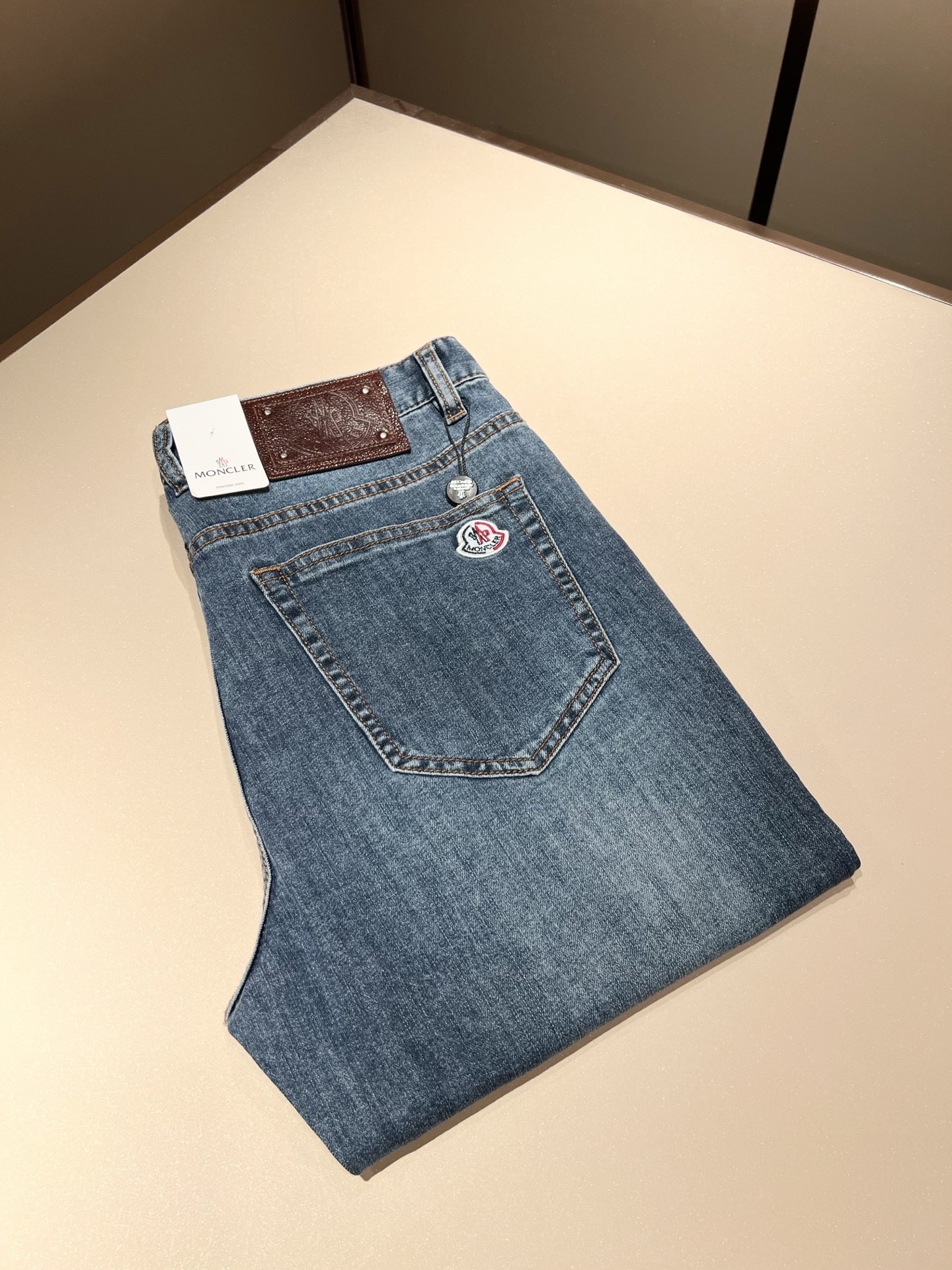 NO:126541,MONC Meng*kou 2025 early spring new jeans, trading company channels are rare, and they are on sale on the official website at the same time!  M Scarce Channel Order Products, Quality Control Close Your Eyes to Accept It’s No Regret!  Customized original logo waist brand design!  This denim trousers are made of imported pure cotton fabrics!  The top denim fabric is carefully crafted, the ingredients are very basic but super perfect. The surface twill feels clear and natural, and the feel is really tough. The actual product will definitely make you convinced and stand the test of random counters!  The style is also very outstanding, and it is a super slim style. If you can meet it, please quickly accept it, which will save you a lot of effort in matching!  Size 29-40, jeans,alexander wang19860909MONC蒙*口2025早春新款牛仔裤,贸易公司渠道稀出,同步官网发售！M稀缺渠道订单臻品,品质控闭眼收走的不后悔款！定制原版logo腰牌设计！本款牛仔长裤选用客供进口纯棉面料！顶级牛仔面料精心制作,成份组合很基础却又是超完美,表面斜纹肌里感清晰自然,手感瓷实有韧性,实物到手绝对让你为之诚服,经得起随意柜台支验！版型方面也非常出色,属于超显瘦的版型,能碰到的就赶紧收下,会让你在搭配方面省下不少力！尺码29-40,,jeans,alexander wang,Men's clothing