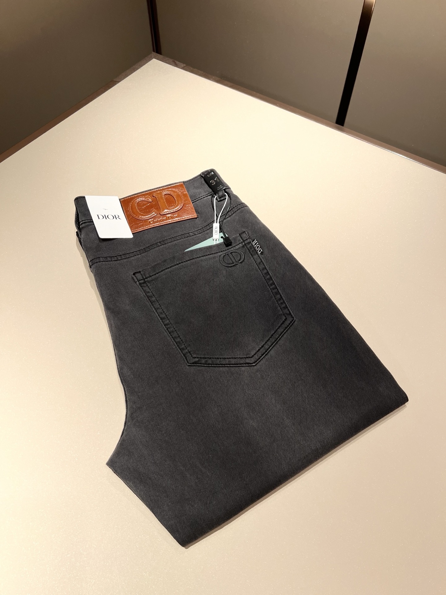 NO:126543,Dio*r Dijia 2025 spring and summer men's washing small straight jeans!  Trading company channel is awesome, excellent quality, versatile versatile pants king in the fashion circle, European and American street photography mid-to-high frequency dressing demonstration, pocket design logo hardware design!  Original leather logo waist brand modification!  And it is a must-have item for luxury brands every season!  Very pure and minimalist design tone!  Adhering to the D family's consistent fashion proposition, it is quite eye-catching, and it demonstrates its ingenious craftsmanship and strongly posits its brand identity!  Customized Italian tannin fabrics are invincible in texture and have a charm, perfect style and tailoring, and excellent slimming effect. They can sweep the wardrobe and match any top set. They are widely compatible and casual, with full upper body shapes and invincible fashionable and versatile!  Size 29 -40,dior,dior,dior,jeans,alexander wang19860909Dio*r 迪家 2025春夏男士水洗小直筒牛仔裤！贸易公司渠道牛货,品相超赞,时尚圈万能的百搭裤王,欧美街拍中高频穿搭示范,口袋设计logo五金设计！原版皮革logo腰牌修饰！且是奢侈品牌每季必出的单品！非常纯粹极简的设计基调！秉承了D家一贯的时尚主张,颇具看点,即彰显了匠心工艺又有力的标榜了品牌身份！客供意大利定制丹宁面料,质感无敌赞,颇具韵味,版型剪裁完美,提臀修身显瘦效果极佳,可横扫衣橱任何的上装搭配,兼容性广泛,休闲兼备,上身型款十足,无敌的时髦百搭神品！尺码29 -40,,dior,dior,dior,jeans,alexander wang,Men's clothing