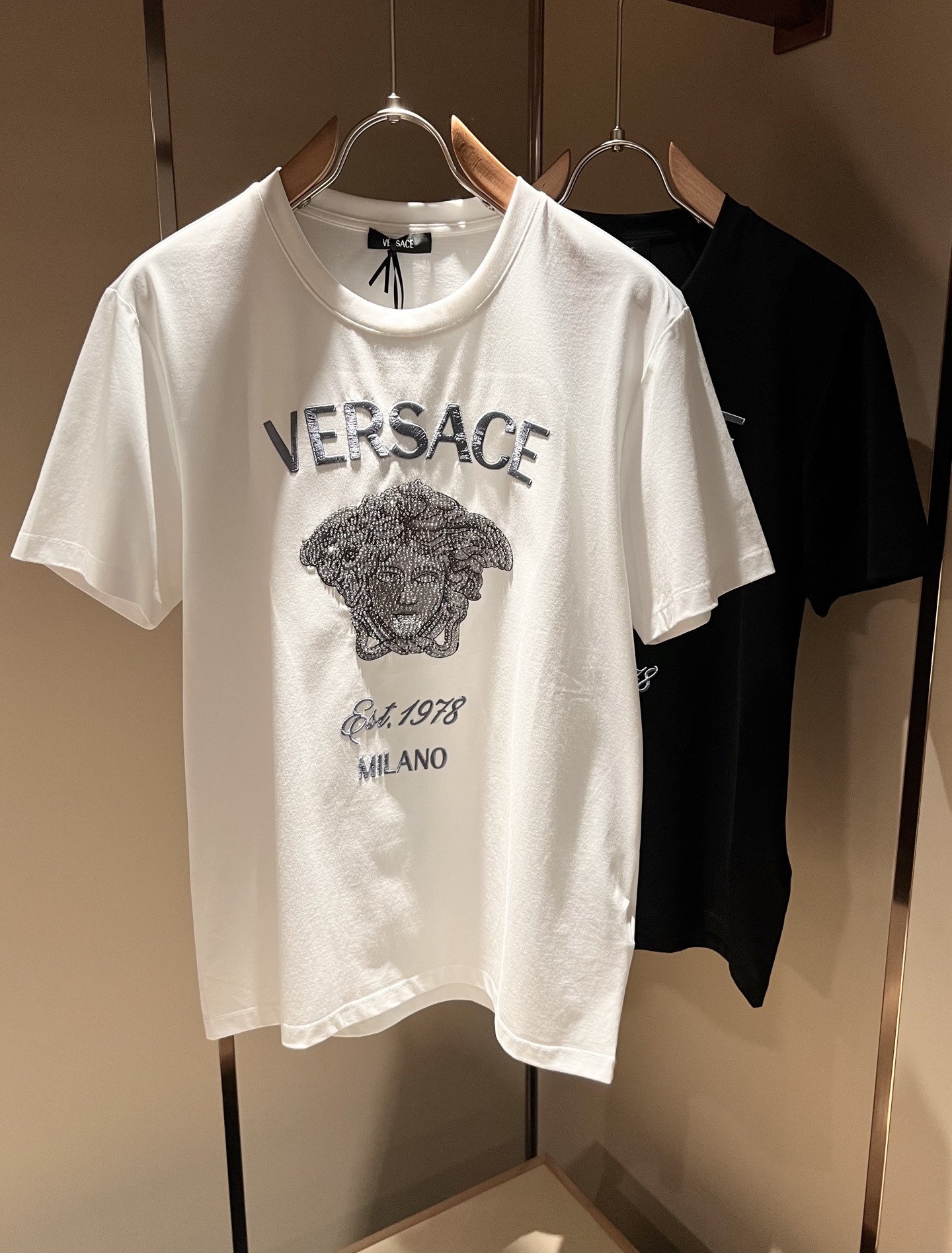 NO:125171,Versa*e Fan*zhe Spring and Summer New Men's and Women's Couple Short-sleeved T-shirts, Fashionable Light Luxury New Products, Original Single Replica Products, High-end Quality, The highest version of the market, Milan Fashion Designer's Model, Take a sneak peek, Exclusively available in stock; Original exclusive cotton fabrics are available for customers!  Customized Medusa logo embroidery and diamond pattern design, the upper body effect is excellent, and the comfortable and close body shows the temperament!  Code number M-3XL, versace, T-shirt,tees, t-shirt,alexander wang19860909Versa*e 范*哲春夏新款男女同款情侣短袖T恤,潮流轻奢新品登场 原单复刻产物 高端品质 市场最高版本 米兰时装设计师款 先睹为快,独家现货发售；客供原版专属纯棉面料！定制美杜莎logo刺绣烫钻图案设计,上身效果超赞,舒适贴身彰显气质！码数M-3XL,,versace,T-shirt,tees，t-shirt,alexander wang,Men's clothing