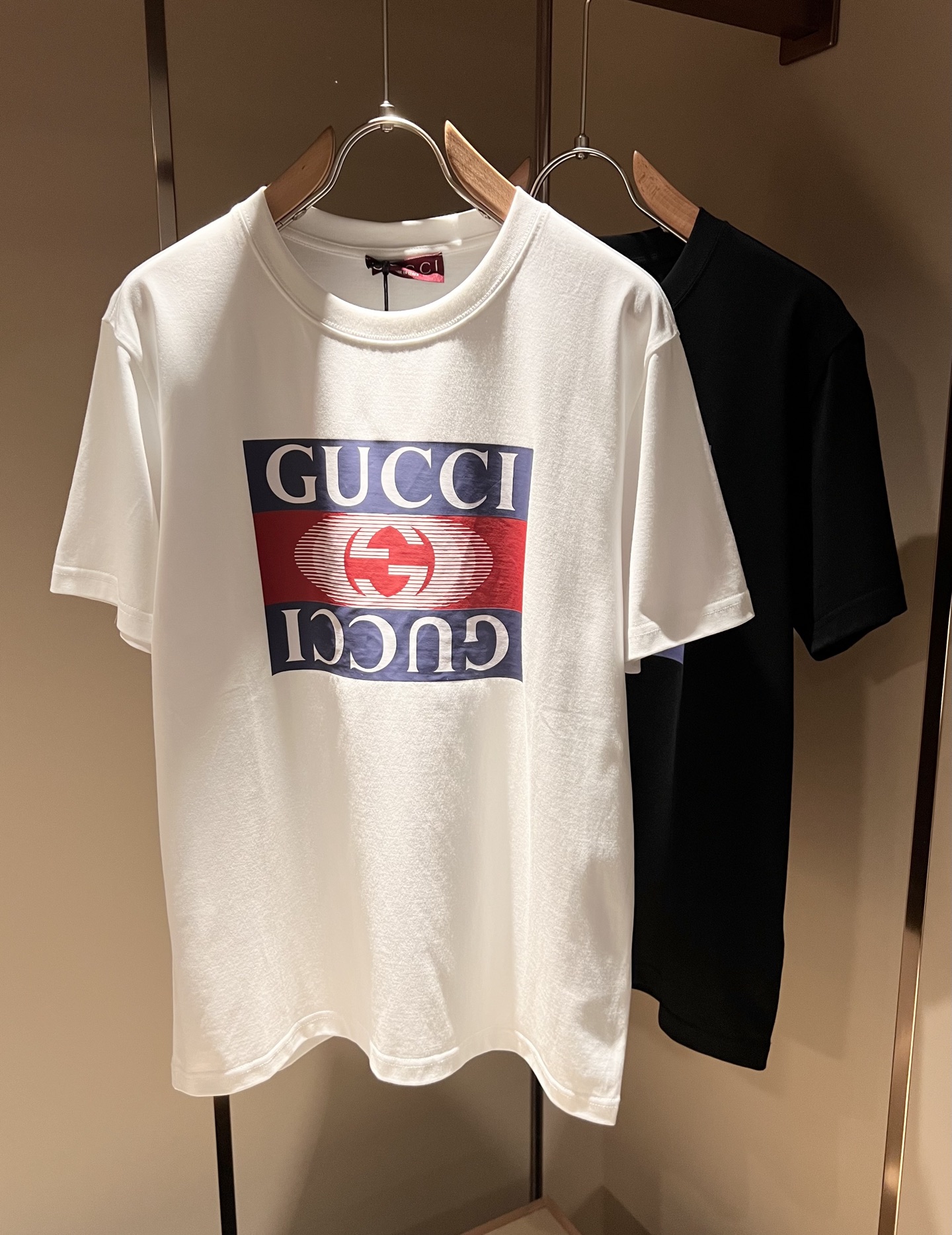 NO:125159,Gucc* Gujia Spring and Summer Series Basic Round Neck Pullover Short-sleeved T-shirt, Men and Women Couples Casual Loose Cotton Round Neck Short-sleeved T-shirt!  Trading companies have sparse channels and are released on the official website at the same time!  The latest spring and summer series, classic fashion design elements, injecting full vitality into the new series. This T-shirt is carefully selected for imported cotton fabrics. The fabric feels skin-friendly and soft and delicate, and the body logo print design!  It has an extremely comfortable and breathable wearing experience. The whole item is very eye-catching and fashionable, and is deeply loved by young people today!  The loose round neck cut is a neutral style regardless of age and gender, suitable for matching all the styles and looks you need in your daily life!  It is recommended to wear couple outfits to go out on the street to make it more pleasing to the eye!  Size M-3XL, gucci, gucci, T-shirt, tees, t-shirt, alexander wang19860909Gucc*古家 春夏系列基础圆领套头短袖T恤,男女同情侣款休闲宽松棉质圆领短袖T恤衫！贸易公司渠道稀出,同步官网发售 ！ 春夏最新系列,经典时尚设计元素,为全新系列注入满满活力,这款T恤衫用心甄选客供进口棉面料制成,面料手感亲肤柔软细腻,衣身logo印花设计！拥有着无比舒适透气性的穿着体验,整件单品极具吸睛度与时尚感,深受当下年轻人的喜爱！基础宽松的圆领版型裁剪,不分年龄与性别的中性款式,适合搭配你日常所需的所有风格与造型！建议搭配情侣装出街会更为养眼出色！尺码M-3XL,,gucci,gucci,T-shirt,tees，t-shirt,alexander wang,Men's clothing