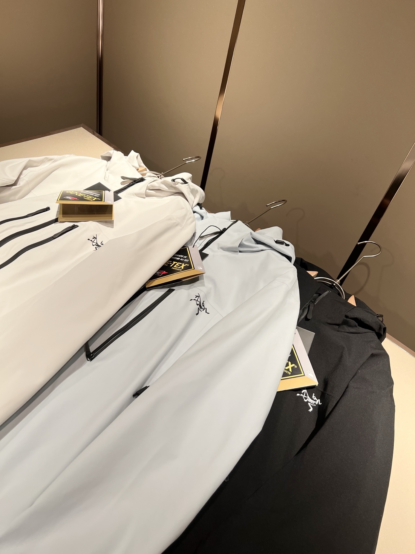 NO:125183,ARCTER*X Original Archaeological Bird, the new men and women's same jacket jacket for early spring, may the first thing that comes to mind for outdoor brands is Canadian goose and Archaeological Bird. It gives people a feeling of trying out the label!  In addition to being quite accomplished in style design, the most obvious or most expert should be to have deeper and unique insights and attainments in fabrics. Through continuous structural research and problem-solving, and characterized by unique research on fabrics, these alone are enough to support it to become the first new logo brand image in the clothing manufacturing industry. This model is made of quick-drying fabric!  Through precision, the hand feels smooth and soft, and both has natural beauty and comfort. The large body style is cut cleanly and cleanly, and the fabric shows a different hazy structural beauty. It is made of exclusive mold customization. The fabric and its technology test the workers, can be smooth and smooth without wrinkles!  Chest logo design!  It really tests the handmade work of every master!  It makes the overall clean and neat, without leaving any thread. Now the neutrality that pursues life is more refined in life!  Size M-3XL, arc'teryx,jackets & coats,jackets & coats,alexander wang19860909ARCTER*X始*祖鸟 早春新款男女同款冲锋衣夹克外套,户外品牌可能大家第一想到的就是加拿大鹅、始祖鸟.给人一种标签试的感觉！除了在款式设计上颇有造诣之外,最明显或者说最为拿手的,应该就是在面料上的拥有更深独特见解跟造诣了.通过不断地结构研究和问题处理,在以面料独特研究为特征,仅凭这些就已经足以支撑其成为服装制造行业中,首屈可数的新标志品牌形象.此款采用速干面料材质！通过精工手感细滑柔软,同时兼具自然美感跟舒适度.大身上版型裁剪简洁干净,面料上显现出了不一样朦胧的结构性美感来.独家开模定制而成,面料及其考验工人的技术,能做到平整服帖又不起皱！胸前logo图案设计！真的是很考验每位师傅的手工制作！使得整体干净利索,不留一丝线头.现在对于生活有所追求的中性也在生活中更为精致！尺码M-3XL,arc'teryx,jackets & coats,jackets & coats,alexander wang,Men's clothing