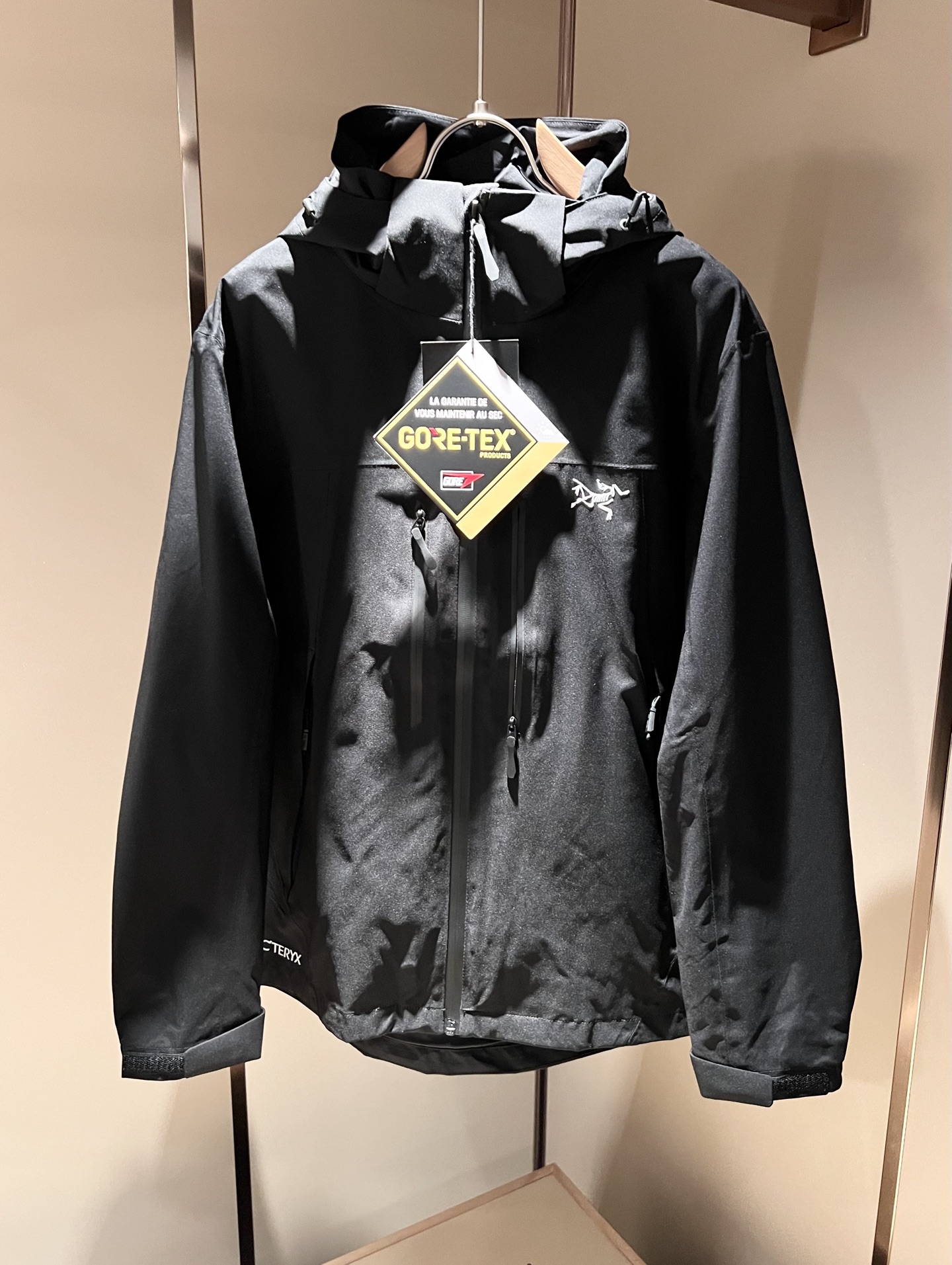 NO:125186,Details!  ARCTER*X Original Archaeological Bird, the new men and women's same jacket jacket for early spring, may the first thing that comes to mind for outdoor brands is Canadian goose and Archaeological Bird. It gives people a feeling of trying out the label!  In addition to being quite accomplished in style design, the most obvious or most expert should be to have deeper and unique insights and attainments in fabrics. Through continuous structural research and problem-solving, and characterized by unique research on fabrics, these alone are enough to support it to become the first-rate new logo brand image in the clothing manufacturing industry. This model is made of quick-drying fabric!  Through precision, the hand feels smooth and soft, and both has natural beauty and comfort. The large body style is cut cleanly and cleanly, and the fabric shows a different hazy structural beauty. It is made of exclusive mold customization. The fabric and its technology test the workers, can be smooth and smooth without wrinkles!  Chest logo design!  It really tests the handmade work of every master!  It makes the overall clean and neat, without leaving any thread. Now the neutrality that pursues life is more refined in life!  Size M-3XL, arc'teryx,jackets & coats,jackets & coats,alexander wang19860909细节图！ ARCTER*X始*祖鸟 早春新款男女同款冲锋衣夹克外套,户外品牌可能大家第一想到的就是加拿大鹅、始祖鸟.给人一种标签试的感觉！除了在款式设计上颇有造诣之外,最明显或者说最为拿手的,应该就是在面料上的拥有更深独特见解跟造诣了.通过不断地结构研究和问题处理,在以面料独特研究为特征,仅凭这些就已经足以支撑其成为服装制造行业中,首屈可数的新标志品牌形象.此款采用速干面料材质！通过精工手感细滑柔软,同时兼具自然美感跟舒适度.大身上版型裁剪简洁干净,面料上显现出了不一样朦胧的结构性美感来.独家开模定制而成,面料及其考验工人的技术,能做到平整服帖又不起皱！胸前logo图案设计！真的是很考验每位师傅的手工制作！使得整体干净利索,不留一丝线头.现在对于生活有所追求的中性也在生活中更为精致！尺码M-3XL,arc'teryx,jackets & coats,jackets & coats,alexander wang,Men's clothing