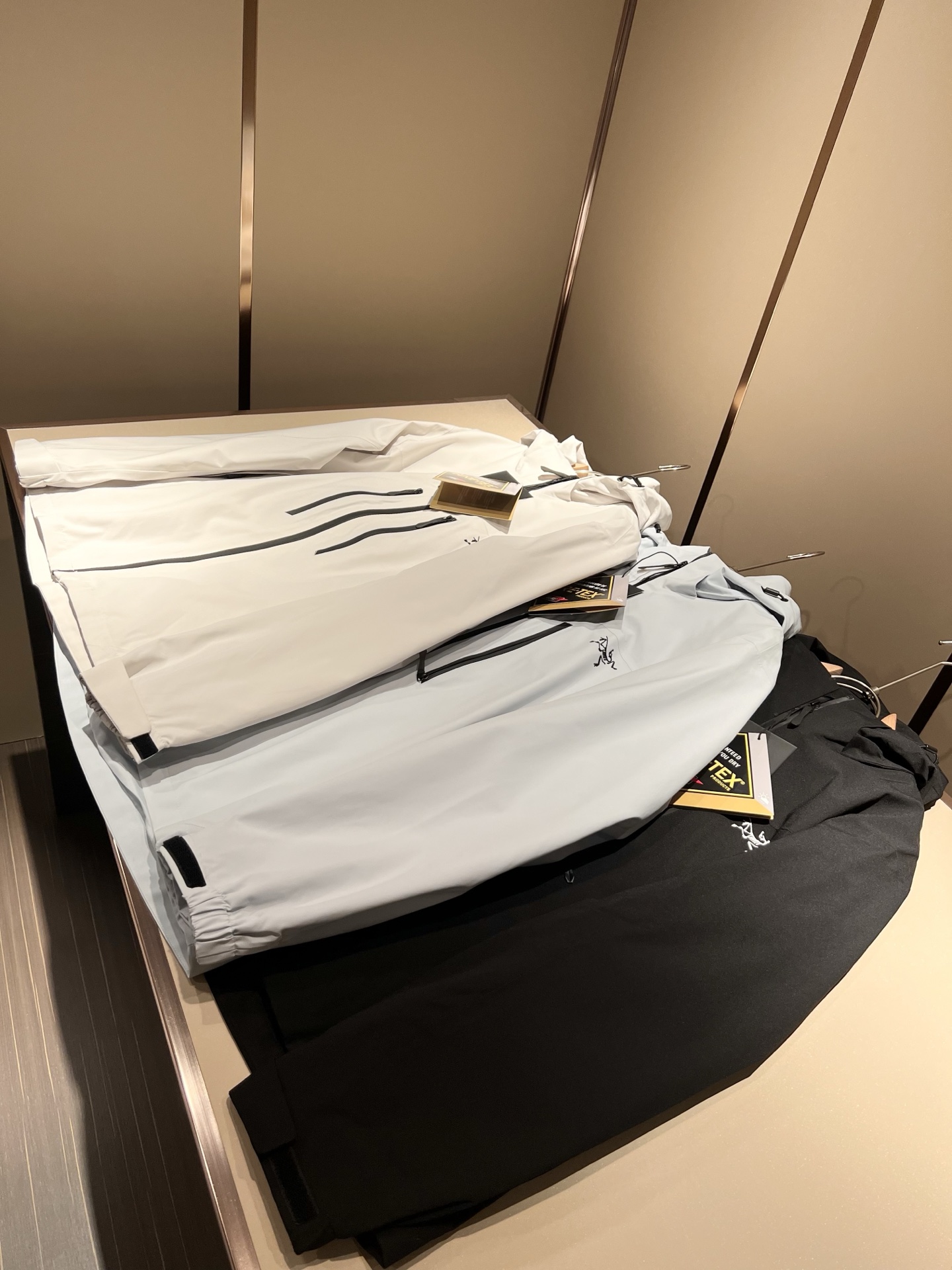 NO:125177,ARCTER*X Original Archaeological Bird, the new men and women's same jacket jacket for early spring, may the first thing that comes to mind for outdoor brands is Canadian goose and Archaeological Bird. It gives people a feeling of trying out the label!  In addition to being quite accomplished in style design, the most obvious or most expert should be to have deeper and unique insights and attainments in fabrics. Through continuous structural research and problem-solving, and characterized by unique research on fabrics, these alone are enough to support it to become the first-rate new logo brand image in the clothing manufacturing industry. This model is made of quick-drying fabric!  Through precision, the hand feels smooth and soft, and both has natural beauty and comfort. The large body style is cut cleanly and cleanly, and the fabric shows a different hazy structural beauty. It is made of exclusive mold customization. The fabric and its technology test the workers, can be smooth and smooth without wrinkles!  Chest logo design!  It really tests the handmade work of every master!  It makes the overall clean and neat, without leaving any thread. Now the neutrality that pursues life is more refined in life!  Size M-3XL, arc'teryx,jackets & coats,jackets & coats,alexander wang19860909ARCTER*X始*祖鸟 早春新款男女同款冲锋衣夹克外套,户外品牌可能大家第一想到的就是加拿大鹅、始祖鸟.给人一种标签试的感觉！除了在款式设计上颇有造诣之外,最明显或者说最为拿手的,应该就是在面料上的拥有更深独特见解跟造诣了.通过不断地结构研究和问题处理,在以面料独特研究为特征,仅凭这些就已经足以支撑其成为服装制造行业中,首屈可数的新标志品牌形象.此款采用速干面料材质！通过精工手感细滑柔软,同时兼具自然美感跟舒适度.大身上版型裁剪简洁干净,面料上显现出了不一样朦胧的结构性美感来.独家开模定制而成,面料及其考验工人的技术,能做到平整服帖又不起皱！胸前logo图案设计！真的是很考验每位师傅的手工制作！使得整体干净利索,不留一丝线头.现在对于生活有所追求的中性也在生活中更为精致！尺码M-3XL,arc'teryx,jackets & coats,jackets & coats,alexander wang,Men's clothing