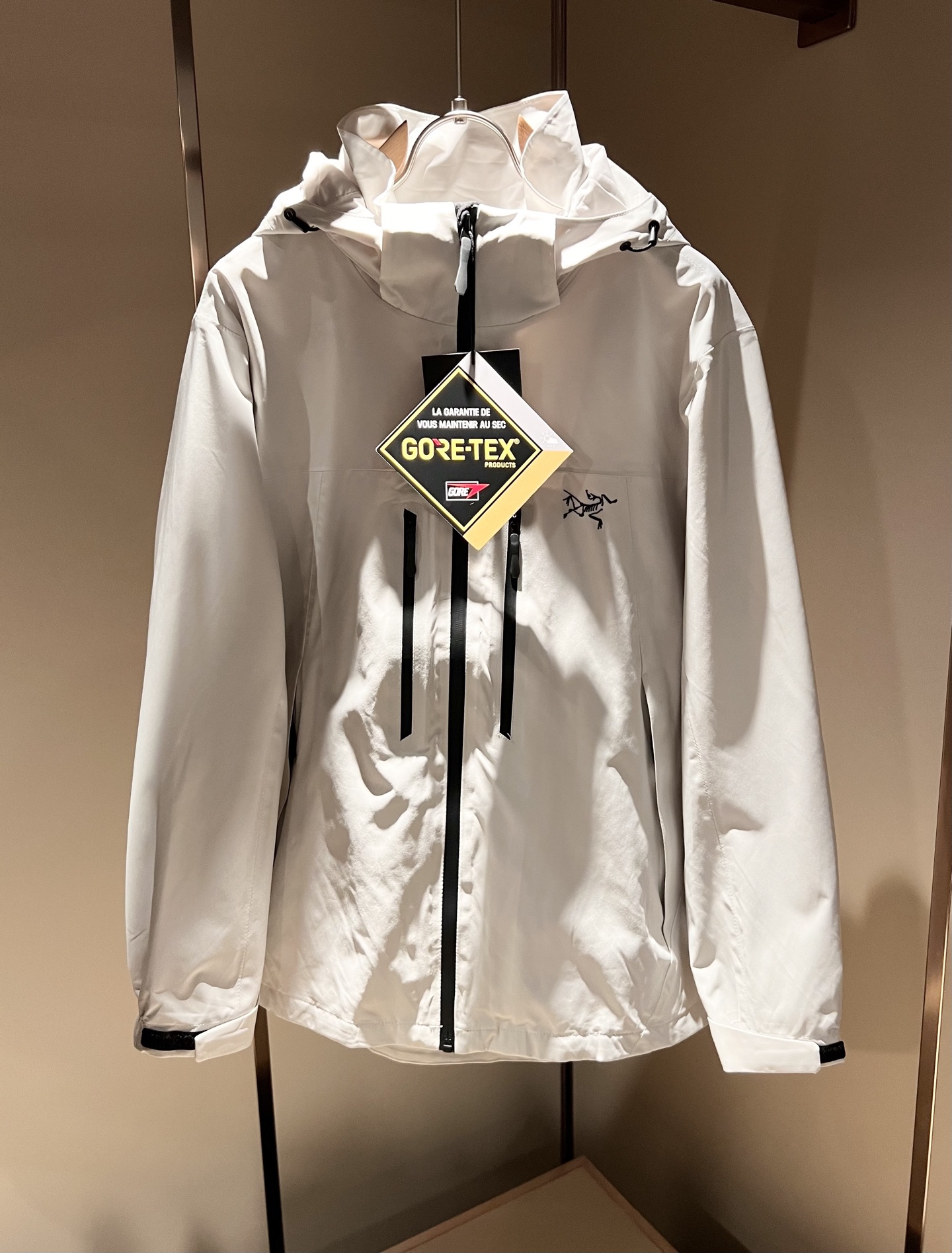 NO:125180,Details!  ARCTER*X Original Archaeological Bird, the new men and women's same jacket jacket for early spring, may the first thing that comes to mind for outdoor brands is Canadian goose and Archaeological Bird. It gives people a feeling of trying out the label!  In addition to being quite accomplished in style design, the most obvious or most expert should be to have deeper and unique insights and attainments in fabrics. Through continuous structural research and problem-solving, and characterized by unique research on fabrics, these alone are enough to support it to become the first-rate new logo brand image in the clothing manufacturing industry. This model is made of quick-drying fabric!  Through precision, the hand feels smooth and soft, and both has natural beauty and comfort. The large body style is cut cleanly and cleanly, and the fabric shows a different hazy structural beauty. It is made of exclusive mold customization. The fabric and its technology test the workers, can be smooth and smooth without wrinkles!  Chest logo design!  It really tests the handmade work of every master!  It makes the overall clean and neat, without leaving any thread. Now the neutrality that pursues life is more refined in life!  Size M-3XL, arc'teryx,jackets & coats,jackets & coats,alexander wang19860909细节图！ ARCTER*X始*祖鸟 早春新款男女同款冲锋衣夹克外套,户外品牌可能大家第一想到的就是加拿大鹅、始祖鸟.给人一种标签试的感觉！除了在款式设计上颇有造诣之外,最明显或者说最为拿手的,应该就是在面料上的拥有更深独特见解跟造诣了.通过不断地结构研究和问题处理,在以面料独特研究为特征,仅凭这些就已经足以支撑其成为服装制造行业中,首屈可数的新标志品牌形象.此款采用速干面料材质！通过精工手感细滑柔软,同时兼具自然美感跟舒适度.大身上版型裁剪简洁干净,面料上显现出了不一样朦胧的结构性美感来.独家开模定制而成,面料及其考验工人的技术,能做到平整服帖又不起皱！胸前logo图案设计！真的是很考验每位师傅的手工制作！使得整体干净利索,不留一丝线头.现在对于生活有所追求的中性也在生活中更为精致！尺码M-3XL,arc'teryx,jackets & coats,jackets & coats,alexander wang,Men's clothing