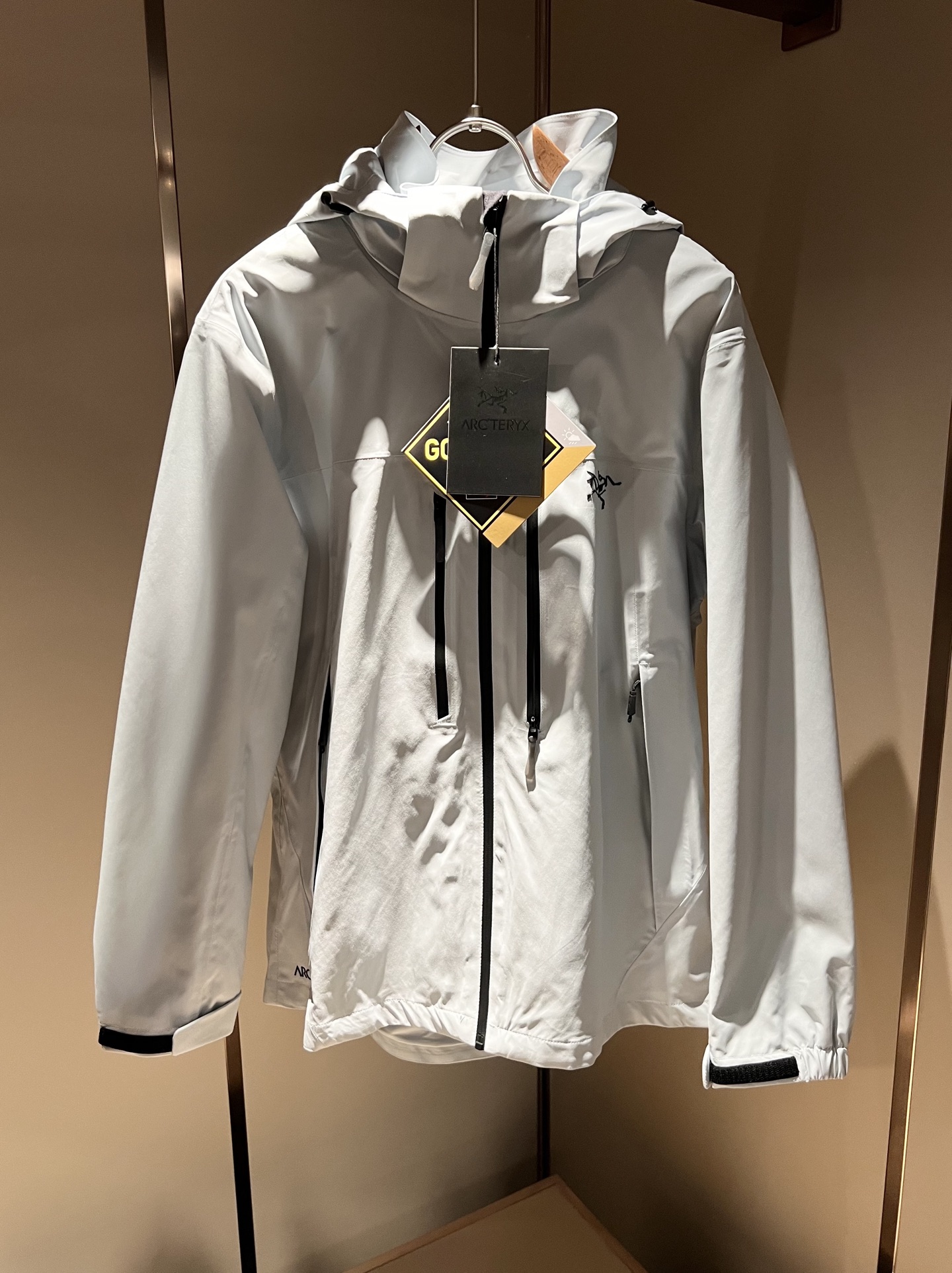 NO:125188,Details!  ARCTER*X Original Archaeological Bird, the new men and women's same jacket jacket for early spring, may the first thing that comes to mind for outdoor brands is Canadian goose and Archaeological Bird. It gives people a feeling of trying out the label!  In addition to being quite accomplished in style design, the most obvious or most expert should be to have deeper and unique insights and attainments in fabrics. Through continuous structural research and problem-solving, and characterized by unique research on fabrics, these alone are enough to support it to become the first-rate new logo brand image in the clothing manufacturing industry. This model is made of quick-drying fabric!  Through precision, the hand feels smooth and soft, and both has natural beauty and comfort. The large body style is cut cleanly and cleanly, and the fabric shows a different hazy structural beauty. It is made of exclusive mold customization. The fabric and its technology test the workers, can be smooth and smooth without wrinkles!  Chest logo design!  It really tests the handmade work of every master!  It makes the overall clean and neat, without leaving any thread. Now the neutrality that pursues life is more refined in life!  Size M-3XL, arc'teryx,jackets & coats,jackets & coats,alexander wang19860909细节图！ ARCTER*X始*祖鸟 早春新款男女同款冲锋衣夹克外套,户外品牌可能大家第一想到的就是加拿大鹅、始祖鸟.给人一种标签试的感觉！除了在款式设计上颇有造诣之外,最明显或者说最为拿手的,应该就是在面料上的拥有更深独特见解跟造诣了.通过不断地结构研究和问题处理,在以面料独特研究为特征,仅凭这些就已经足以支撑其成为服装制造行业中,首屈可数的新标志品牌形象.此款采用速干面料材质！通过精工手感细滑柔软,同时兼具自然美感跟舒适度.大身上版型裁剪简洁干净,面料上显现出了不一样朦胧的结构性美感来.独家开模定制而成,面料及其考验工人的技术,能做到平整服帖又不起皱！胸前logo图案设计！真的是很考验每位师傅的手工制作！使得整体干净利索,不留一丝线头.现在对于生活有所追求的中性也在生活中更为精致！尺码M-3XL,arc'teryx,jackets & coats,jackets & coats,alexander wang,Men's clothing