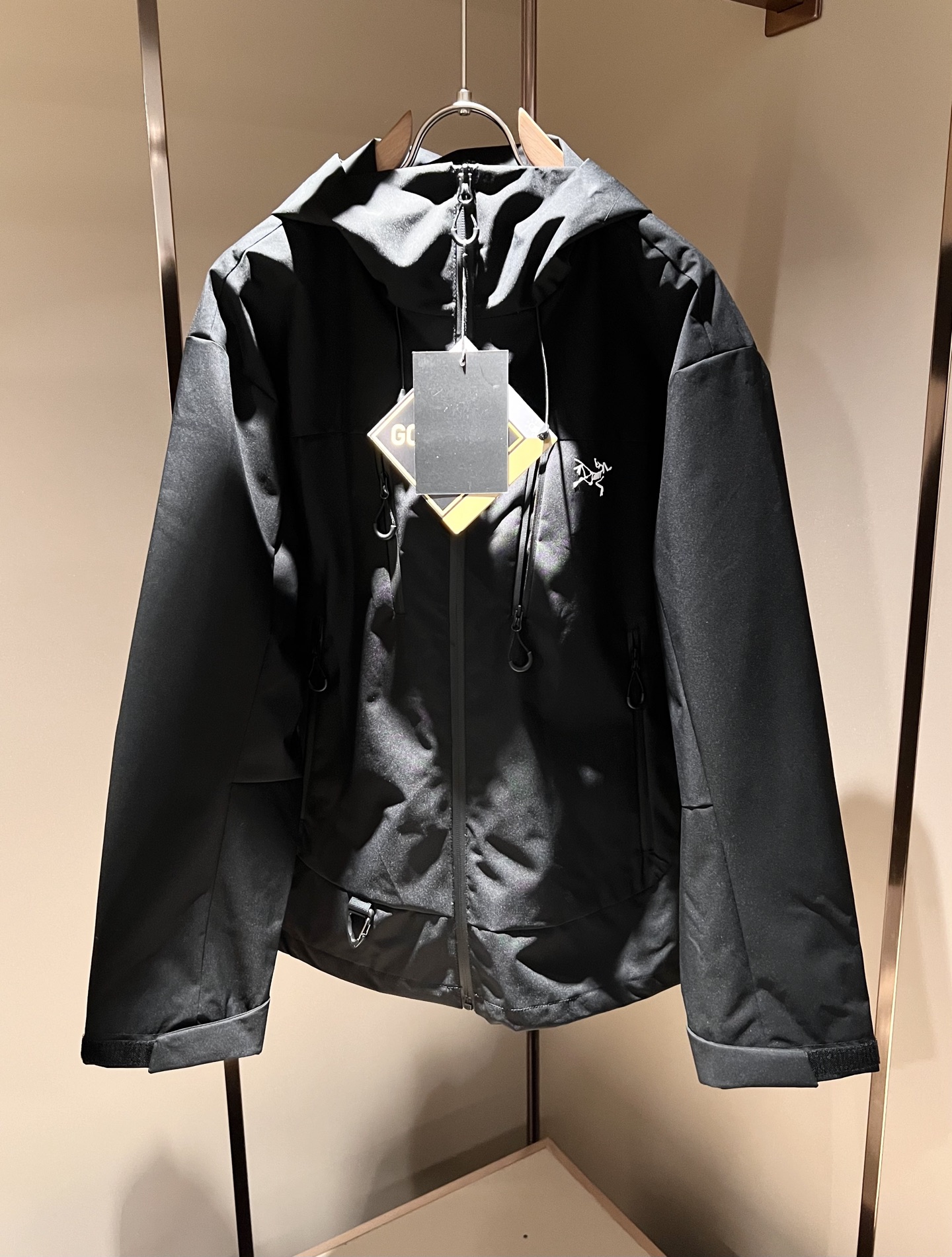 NO:125194,Details!  ARCTER*X Original Archaeological Bird, the new men and women's same jacket jacket for early spring, may the first thing that comes to mind for outdoor brands is Canadian goose and Archaeological Bird. It gives people a feeling of trying out the label!  In addition to being quite accomplished in style design, the most obvious or most expert should be to have deeper and unique insights and attainments in fabrics. Through continuous structural research and problem-solving, and characterized by unique research on fabrics, these alone are enough to support it to become the first-rate new logo brand image in the clothing manufacturing industry. This model is made of quick-drying fabric!  Through precision, the hand feels smooth and soft, and both has natural beauty and comfort. The large body style is cut cleanly and cleanly, and the fabric shows a different hazy structural beauty. It is made of exclusive mold customization. The fabric and its technology test the workers, can be smooth and smooth without wrinkles!  Chest logo design!  It really tests the handmade work of every master!  It makes the overall clean and neat, without leaving any thread. Now the neutrality that pursues life is more refined in life!  Size M-3XL, arc'teryx,jackets & coats,jackets & coats,alexander wang19860909细节图！ ARCTER*X始*祖鸟 早春新款男女同款冲锋衣夹克外套,户外品牌可能大家第一想到的就是加拿大鹅、始祖鸟.给人一种标签试的感觉！除了在款式设计上颇有造诣之外,最明显或者说最为拿手的,应该就是在面料上的拥有更深独特见解跟造诣了.通过不断地结构研究和问题处理,在以面料独特研究为特征,仅凭这些就已经足以支撑其成为服装制造行业中,首屈可数的新标志品牌形象.此款采用速干面料材质！通过精工手感细滑柔软,同时兼具自然美感跟舒适度.大身上版型裁剪简洁干净,面料上显现出了不一样朦胧的结构性美感来.独家开模定制而成,面料及其考验工人的技术,能做到平整服帖又不起皱！胸前logo图案设计！真的是很考验每位师傅的手工制作！使得整体干净利索,不留一丝线头.现在对于生活有所追求的中性也在生活中更为精致！尺码M-3XL,arc'teryx,jackets & coats,jackets & coats,alexander wang,Men's clothing