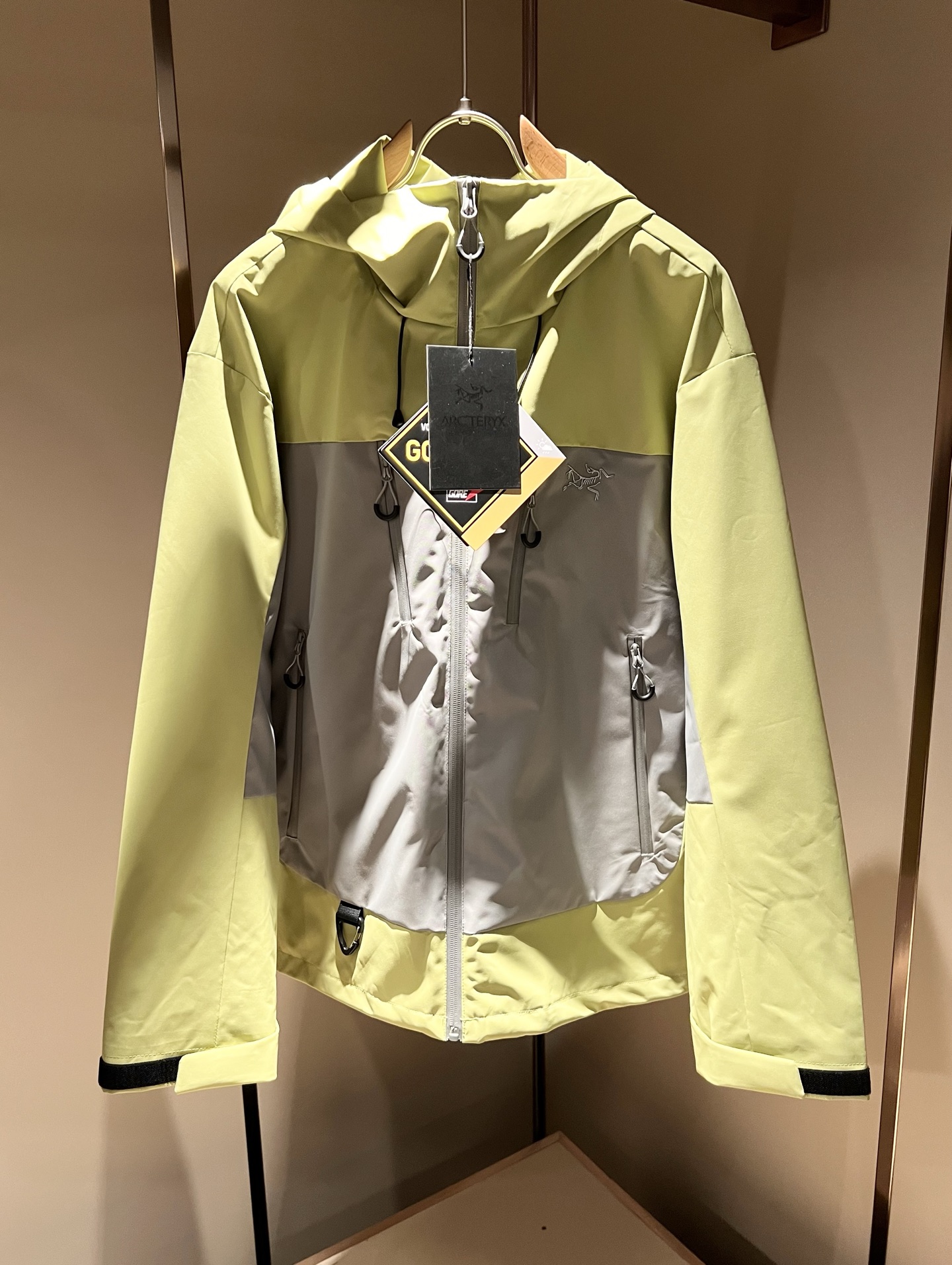 NO:125198,Details!  ARCTER*X Original Archaeological Bird, the new men and women's same jacket jacket for early spring, may the first thing that comes to mind for outdoor brands is Canadian goose and Archaeological Bird. It gives people a feeling of trying out the label!  In addition to being quite accomplished in style design, the most obvious or most expert should be to have deeper and unique insights and attainments in fabrics. Through continuous structural research and problem-solving, and characterized by unique research on fabrics, these alone are enough to support it to become the first new logo brand image in the clothing manufacturing industry. This model is made of quick-drying fabric!  Through precision, the hand feels smooth and soft, and both has natural beauty and comfort. The large body style is cut cleanly and cleanly, and the fabric shows a different hazy structural beauty. It is made of exclusive mold customization. The fabric and its technology test the workers, can be smooth and smooth without wrinkles!  Chest logo design!  It really tests the handmade work of every master!  It makes the overall clean and neat, without leaving any thread. Now the neutrality that pursues life is more refined in life!  Size M-3XL, arc'teryx,jackets & coats,jackets & coats,alexander wang19860909细节图！ ARCTER*X始*祖鸟 早春新款男女同款冲锋衣夹克外套,户外品牌可能大家第一想到的就是加拿大鹅、始祖鸟.给人一种标签试的感觉！除了在款式设计上颇有造诣之外,最明显或者说最为拿手的,应该就是在面料上的拥有更深独特见解跟造诣了.通过不断地结构研究和问题处理,在以面料独特研究为特征,仅凭这些就已经足以支撑其成为服装制造行业中,首屈可数的新标志品牌形象.此款采用速干面料材质！通过精工手感细滑柔软,同时兼具自然美感跟舒适度.大身上版型裁剪简洁干净,面料上显现出了不一样朦胧的结构性美感来.独家开模定制而成,面料及其考验工人的技术,能做到平整服帖又不起皱！胸前logo图案设计！真的是很考验每位师傅的手工制作！使得整体干净利索,不留一丝线头.现在对于生活有所追求的中性也在生活中更为精致！尺码M-3XL,arc'teryx,jackets & coats,jackets & coats,alexander wang,Men's clothing