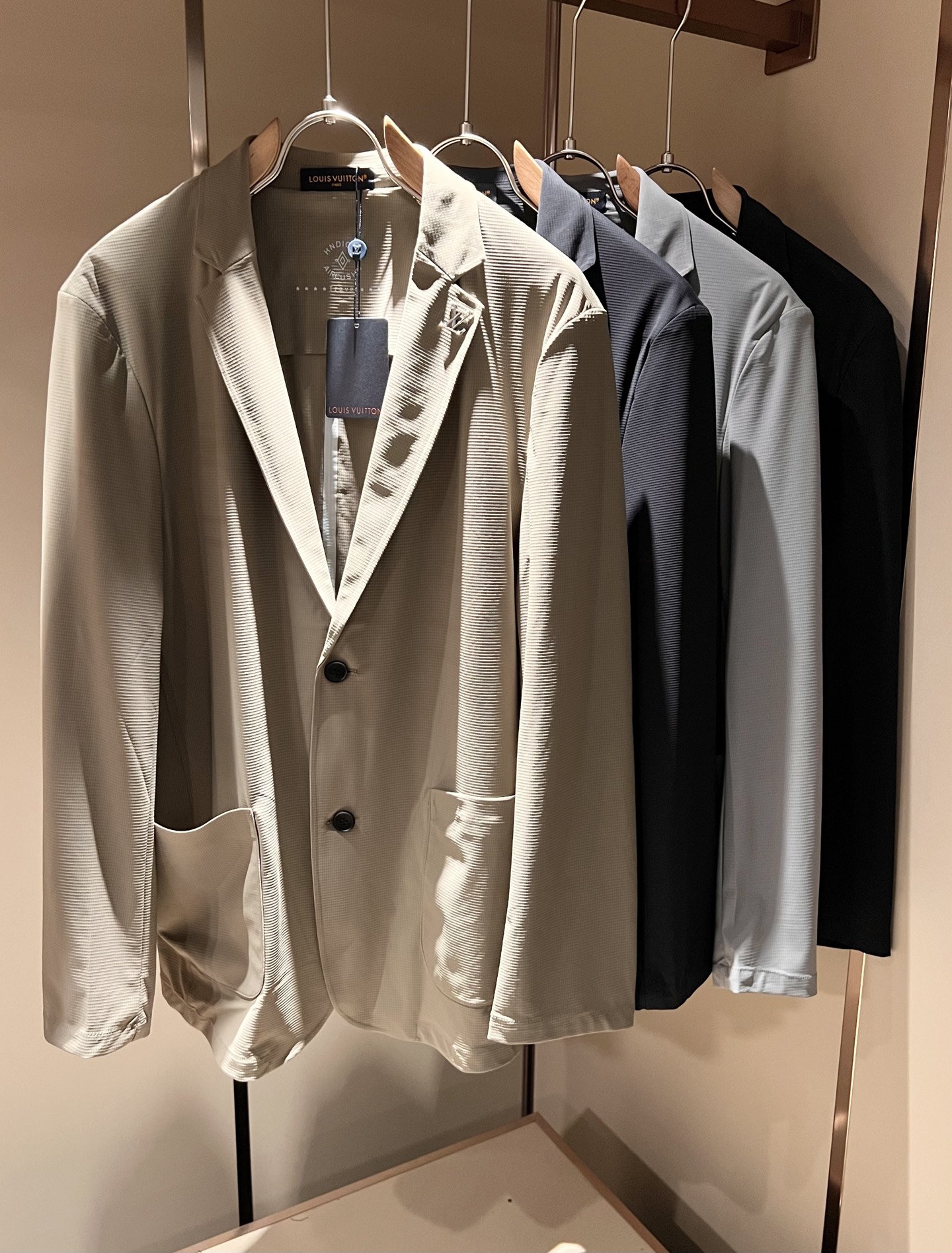 NO:125190,LouisVuit*Louis*Deng The latest suit jacket in early spring, with trading companies leaking channels. At the same time, the new series of items on the official website will be launched. The chest design hardware logo logo pattern decoration!  This sweater is made of high-end materials for imported top-grade elastic spandex. Its eye-catchingness is no less than any classic style, perfectly presenting the fashionable, high-end and luxurious feeling in front of the world!  Regular tailoring design!  Size M-4XL, louis vuitton,louis vuitton,jackets & coats,sweaters,business suit,alexander wang19860909LouisVuit*路易*登 早春最新西装外套,贸易公司渠道稀出,同步官网发售年全新系列单品上线,胸前设计五金标识logo图案修饰！此款毛衣取材于客供进口顶级弹力氨纶高端材质制成,其吸睛度完全不亚于任何经典款式,将时髦高级感与奢华感完美呈现在世人眼前！常规剪裁设计！尺码M-4XL,,louis vuitton,louis vuitton,jackets & coats,sweaters,business suit,alexander wang,Men's clothing