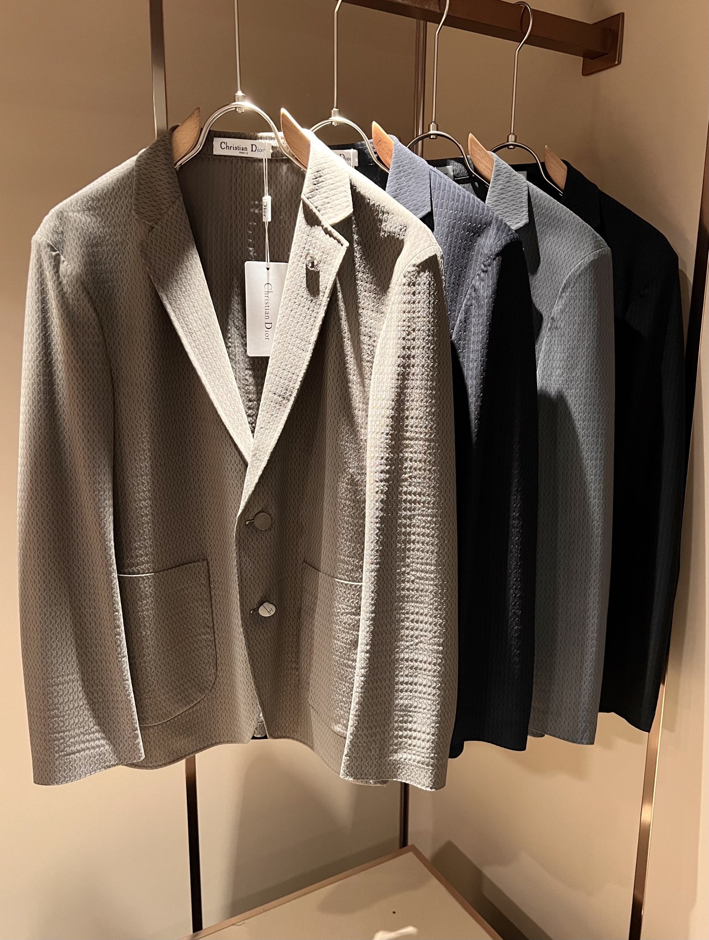 NO:125204,Dio*r Di*ao Early Spring Men's Casual Suit Jacket, the latest fashion trend, trading company channels are rare, and it is released on the official website at the same time. The most anticipated high-quality products of men's gods are coming, with the logo hardware pattern on the chest!  Full of brand style!  Custom spandex fabric!  The surface is neat and smooth and shiny, and the texture is obvious through the screen. The most enjoyable dressing experience you enjoy! It perfectly enhances the overall luxury and class, and can get a high-end luxury atmosphere at a glance! The regular suit cut, the upper body is versatile and simple, and it is easy to deal with various occasions and environments. It is undoubtedly a must-have item for daily commuting! Size M-4XL,,dior, jackets & coats, jackets & coats, business suit, alexander wang19860909Dio*r迪*奥早春男士休闲西装夹克外套,最新时尚潮流单西,贸易公司渠道稀出,同步官网发售,男神最为期待的精品狠货重磅来袭,胸前logo五金图案修饰！满满的品牌风格！定制氨纶面料！表面整洁光滑且富有光泽,质感透过屏幕都显而易 见,你最为享受的穿着体验! 完美提升了整体的奢华档次感,一眼就能Get到的高端奢华气息!常规的西装版型裁剪,上身百搭简约不挑人,轻松应对各种场合与环境,属于日常通勤必备的臻品无疑!尺码M-4XL,,dior,jackets & coats,jackets & coats,business suit,alexander wang,Men's clothing