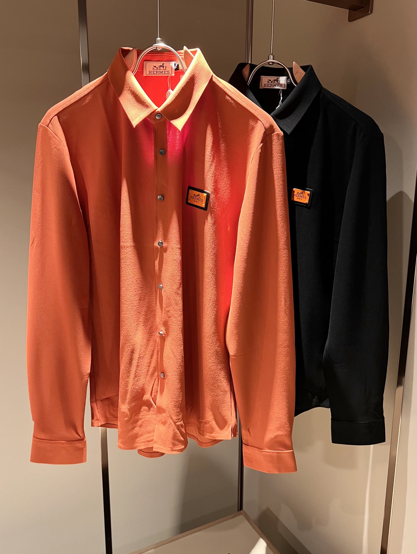 NO:125174,HERM*S AXS Early Spring Men's High-end Fashion Long-sleeved Shirt, Overseas Trading Company Channel Order!  Shanghai Henglong store is on sale!  It is high-end, simple, and has exquisite craftsmanship and materials. It is very rigorous and demanding in pursuit of quality. It uses every detail to prove its brand image!  The typical essence of H home is a very representative logo badge design!  The brand image of H Home is perfectly explained, the brand logo is built, the fabric is perfectly transformed and sublimated, and the original imported materials are customized!  Recognized as a universal and versatile color number, can withstand the test of any season!  Well-tailed, clean, refreshing and neat!  Size M-4XL, hermes,alexander wang19860909HERM*S爱*仕 早春男士高端时尚长袖衬衣,海外贸易公司渠道订单 ！上海恒隆店在售！高级、简约,工艺和用料方面都颇为考究,对于品质的追求非常严谨和苛刻,用每一个细节来力证自身品牌形象！H家的典型精髓,极具代表标识logo徽章设计！将H家的品牌形象完美阐释出来,构建出品牌LOGO,面料得到完美蜕变和升华,定制原版进口材质！公认的万能百搭色号,经得住任何季节的考验配色！剪裁精良,干净清爽且利落！尺码M-4XL,,hermes,alexander wang,Men's clothing