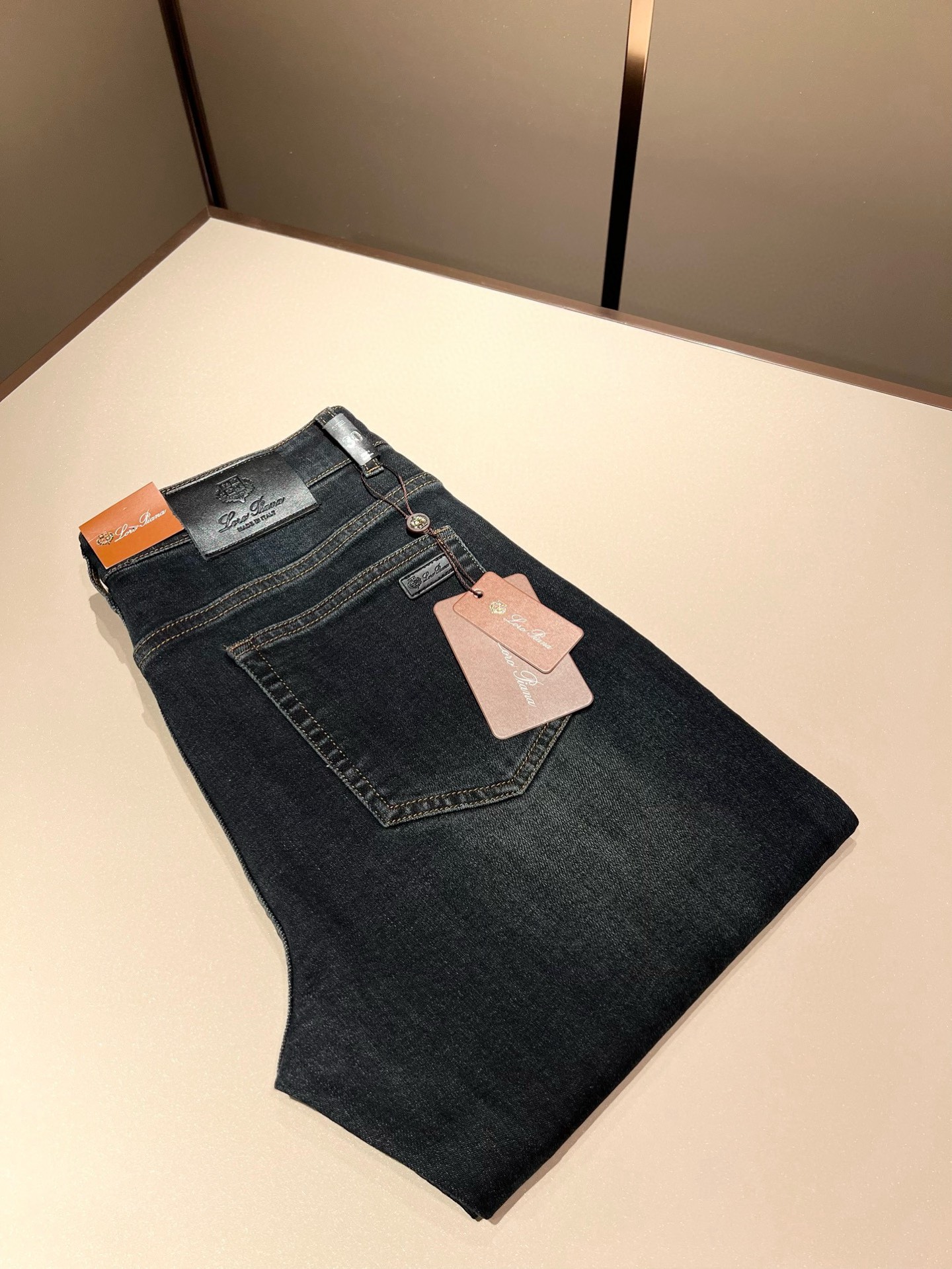 NO:125169,Zegna New early spring men's casual jeans, the finale of the channel has appeared!  !  Sold simultaneously at the counter!  It is no exaggeration to say that this trouser is made from the original OEM channel, not a bragging original OEM, but is a product from the domestic ready-to-wear OEM factory officially authorized by Jenia!  Therefore, the ratio of quantity and size is extremely short, so you can earn it if you grab it!  The best pants are officially unveiled!  !  !  !  !  !  Zegna's things have always been one of the only essential outfits for successful business people!  Not everyone can easily surpass the brand's high-end style and its own strong aura. No matter which season the style is, it is a standard temperament!  However, the fabric style is between business and casual and daily wear, and the waist design logo waist brand decoration!  Only Jenya, who can design a pair of trousers so well-suited to the public, is the only one who focuses on men's clothing, business and casualness!  Whether you wear this style in a casual occasion or in a business occasion, you must wear it well and be able to wear it to your own taste!  Pants that give yourself unlimited points!  Size 29-40, zegna, jeans, alexander wang19860909Zegna 杰尼亚 早春新款男士休闲牛仔裤,压轴的渠道货出现了！！柜台同步销售！ 毫不夸张的说,此款裤装是原厂代工渠道的货,并不是吹牛的原厂代工,完全是由杰尼亚官方授权的国内成衣代工厂出来的产品！所以数量跟尺码配比都极度紧缺,抢到就是赚到！最好的裤装正式揭幕！！！！！！Zegna的东西,从来都是成功商务人士的专属必备行头之一！品牌高级的格调以及自带强大的气场并不是所有人都能轻易凌驾的.无论哪季的款式都是都是气质标配！但是面料版型又介乎于商务休闲跟日常穿着之间,腰身设计logo腰牌修饰！能将一款裤装设计到如此贴合大众穿着,也就只有专注于男装商务休闲的杰尼亚了！不论您是休闲场合穿搭,或者商务场合此款都能搭配的恰到好处要穿,就必须穿好的,能穿出属于自己品味的！给自己无限加分的裤子！尺码29-40,,zegna,jeans,alexander wang,Men's clothing