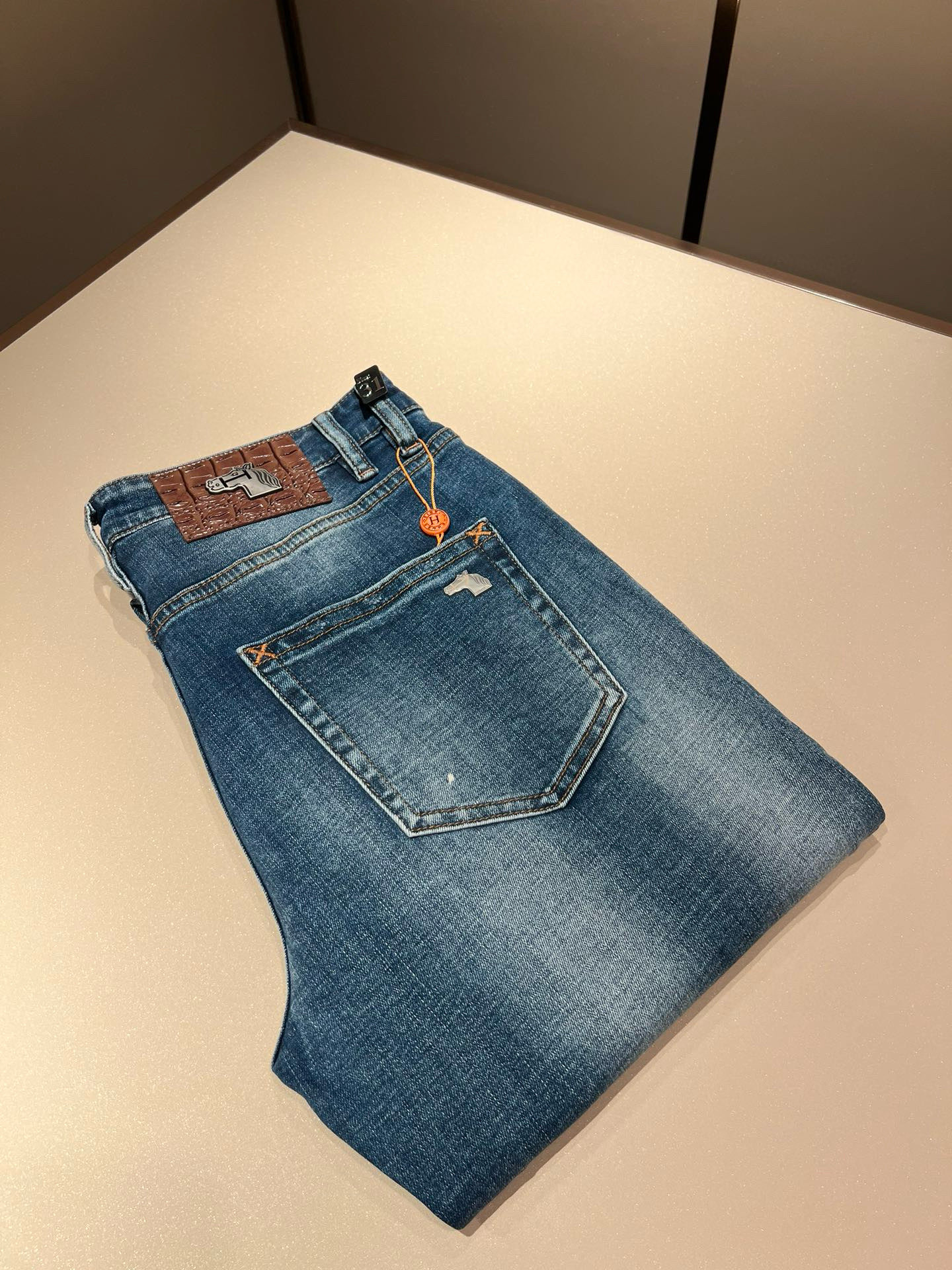 NO:125166,HERM*S AXS Early Spring Men's High-end Tanning Washed Small Straight Jeans Overseas Trading Company Channel Order!  Men's slim straight jeans!  Shanghai Henglong store is on sale!  It is high-end, simple, and has exquisite craftsmanship and materials. It is very rigorous and demanding in pursuit of quality. It uses every detail to prove its brand image!  The typical essence of H's home, with a very representative logo design!  The brand image of H's home is perfectly explained, and the signature leather brand is also quite amazing. It has built a brand LOGO, and the fabric has been perfectly transformed and sublimated. It has a heavy environmentally friendly plant enzyme washing process. The texture has a unique retro style and is quite outstanding. It is recognized as a universal and versatile color number and can withstand the test of any season.  Well-tailed, clean, refreshing and neat!  Size 29-40, hermes, jeans, alexander wang19860909HERM*S爱*仕 早春男士高端丹宁水洗小直筒牛仔裤 海外贸易公司渠道订单 ！男士修身直筒牛仔裤！上海恒隆店在售！高级、简约,工艺和用料方面都颇为考究,对于品质的追求非常严谨和苛刻,用每一个细节来力证自身品牌形象！H家的典型精髓,极具代表性标志logo腰牌设计！将H家的品牌形象完美阐释出来,招牌式的皮牌亦颇为惊艳,构建出品牌LOGO,面料得到完美蜕变和升华,重磅环保植物酵素水洗工艺,肌理有着独特的复古风格,相当出彩,公认的万能百搭色号,经得住任何季节的考验配色！剪裁精良,干净清爽且利落！尺码29-40,,hermes,jeans,alexander wang,Men's clothing