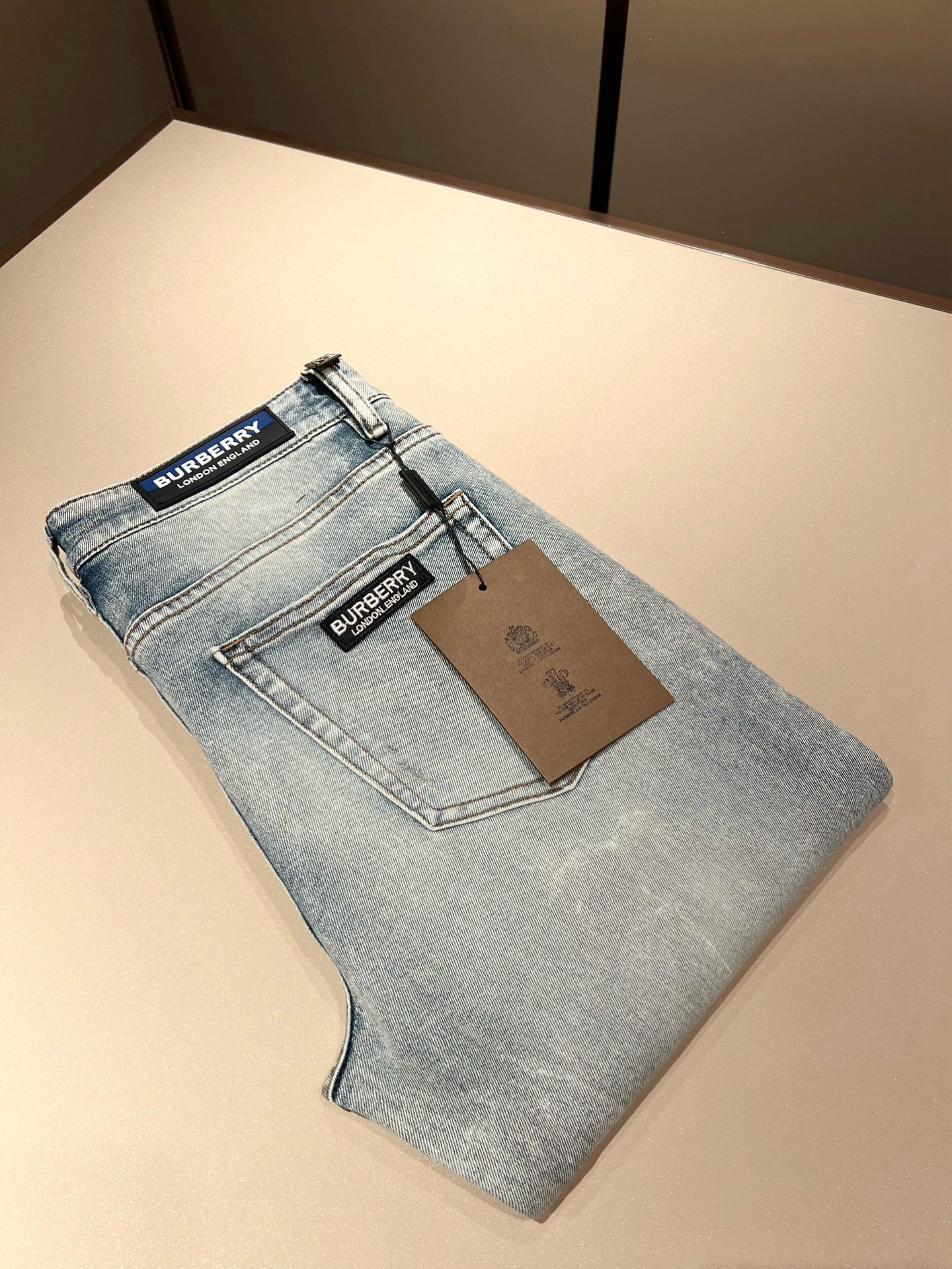 NO:125172,BURBER*Y Ba*li New early spring high-end casual and versatile jeans for men!  For BUR fans, such a grand classic design is enough to plant grass at a glance. It is the most handsome series among all BUR jeans this year. I only need to take a look and know that this will definitely be a hit product that has caused a sensation, and it is popular on the Internet. The classic slim three-dimensional tailoring style is equipped with the latest logo pattern waist brand craft design!  Very representative waist brand modification!  It simply and easily demonstrates the charm of the brand, and naturally presents specifications, grades, fashion and trendy effects. It matches the performance to easily create a high-end and high-end effect!  The top imported Japanese washing cowboy is made of cotton, and it is comfortable and breathable, and has a natural drape, which is suitable for all year round outfits!  !  This jeans are made of three-dimensional cut and straight-fitting style. The magic and practical wearability of the single match are understandable. Whether you are wearing daily clothes or appearing on the high street, it is the best choice. It is super charming!  It also demonstrates the authentic BUR original flavor, and it also perfectly shows its specifications and rank!  Obviously, this is a big and powerful product that you must collect. Whether you are a fan of BUR or not, you must collect this product and highly recommend it!  Size 29-40, Burberry, jeans, alexander wang19860909BURBER*Y巴*莉 早春新品男士高端休闲百搭牛仔裤！对于BUR粉丝来说,这样大气的经典设计足矣一眼种草,是今年BUR所有牛仔裤当中最帅的一个系列,我只需要看一眼就知道,这绝对会是一个引起轰动的爆款,而且全网风靡,经典的修身立体剪裁版型打造,配置了最新的logo图案腰牌工艺设计！极具代表性腰牌修饰！简单轻松的彰显出品牌魅力所在,自然而然的呈现规格,档次,时髦以及新潮效果,搭配性能满分,轻松穿出高级感与高端效果！顶级的进口日本洗水牛仔棉质打造,并舒适透气感满分,且垂感自然,适合一年四季的穿搭所需！！此款牛仔裤采用了立体裁剪小直筒版型打造,其单配魔力与实穿性是无可厚非的,不管你是日常穿搭还是高街出镜都是不二之选,超具魅力！更是彰显了地地道道的的BUR原味,同时也是完美的展现了其规格和段位所在！很显然,这是一款绝对要收的重磅好货,不管你是不是BUR的粉丝,此款你都必须要收,极力推荐的好货！尺码29-40,,burberry,jeans,alexander wang,Men's clothing