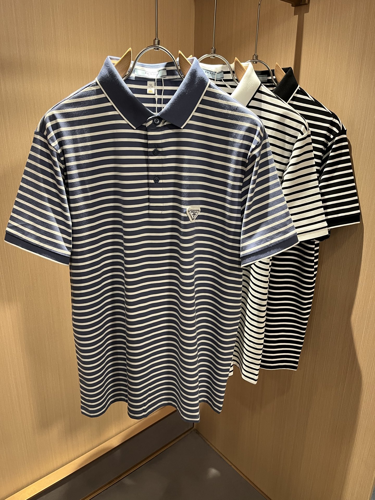 NO:126509,Prad*Pu*da 2025 spring and summer new classic striped elements short-sleeved Polo shirt, a classic and elegant style, the kind that can be worn for ten years, you must collect a few pieces, and you must collect the rare and exquisite style!  A good taste!  It is important that it cannot avoid any season when it is imported 100% top-grade bead floor cotton!  Fine weaving!  solid!  One of the best cottons recognized in the world!  The texture is perfect! Chest hardware logo design!  Perfectly enrich everyone's visual sense!  Make you feel clean and neat!  Fashionable and beautiful!  !  Only by wearing Prada's short-sleeved shirt can you know what is worth it!  PRADA has always been a quality life pursued by European aristocrats and upper class scholars. This simple and casual versatile T-shirt is a personal luxury item with fashionable colors. Luxury materials and rigorous craftsmanship are the main tools for PRADA to attract fans. The flat and stylish round neck is warm, comfortable and easy to wear. The black and white colors have their own tone and handsome, and it is truly a world-class style!  The brand's design details are very exquisite, the upper body is light and stylish, and you have to buy the latest T-shirt every season. Faced with this consumable, it will save you the trouble of going out and outfitting. There are many letter T-shirts on the market, but this one is still rare to see. The streamlined tailoring and a light casual and artistic temperament give you enough spring to arrange the surface. Every person who pursues fashion, you might as well try it on the upper body!  Size M-4XL, prada, prada, T-shirt,tees, t-shirt,alexander wang19860909Prad*普*达 2025春夏季新款经典条纹元素短袖Polo衫,经典大方的款式,可以穿十年都还是流行的那种,你一定要收藏几件,难得精致极致的款,你一定要收！好品味的一件！重要到哪个季节都绕不开它百分百进口顶级珠地棉！织法精细！结实！世界公认最好的棉之一！手感质感都极完美! 胸口五金logo设计！完美的丰富大家的视觉感！让你感觉干净利落！时尚又好看！！穿上普拉达的这款短袖,才知道什么是人间太值得！PRADA一直都是欧洲贵族和上流社会雅士追求的品质生活这款简易休闲百搭T恤更是穿出个人奢侈的单品色彩时尚 奢侈的材质和严谨的工艺是PRADA圈粉的主要利器平整有型的圆领,版型温暖舒适好穿又好搭,黑白双色自带腔调和帅气,真正的一款打天下！品牌的设计细节十分考究,上身轻便有型,每季都要入手最新的T恤,面对这种消耗品,直接省了你出门穿搭的烦恼,市面上的字母T恤有很多,但这款还很难得一见了,信手拈来的流线剪裁,淡淡的休闲文艺气质,给足春日的排面,每个对时髦度有追求的你,都不妨上身一试！尺码M-4XL,,prada,prada,T-shirt,tees，t-shirt,alexander wang,Men's clothing