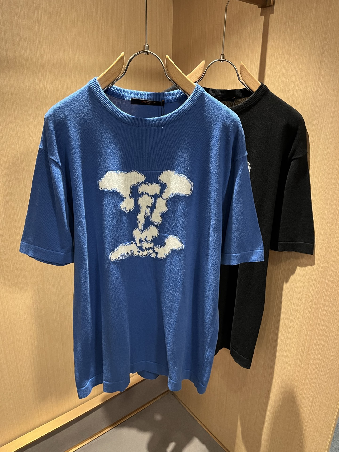 NO:126513,Louis Vuit*on 2025 Early Spring Louis Family Light Luxury Knit Short Sleeves!  Decoration for men and women!  The new high-end Louis family has always been so flawless in detail and creative designs. If you don’t buy a few pieces of Louis this spring and summer, you can’t be considered a fashion expert. Letter logo crochet pattern design!  It is something that everyone loves. It is made of top-quality ice silk blend, super soft and tough, and has excellent breathability. It comes from world-class trade-level OEM channels, and is extremely rare in quantity and cannot be sold out. The 