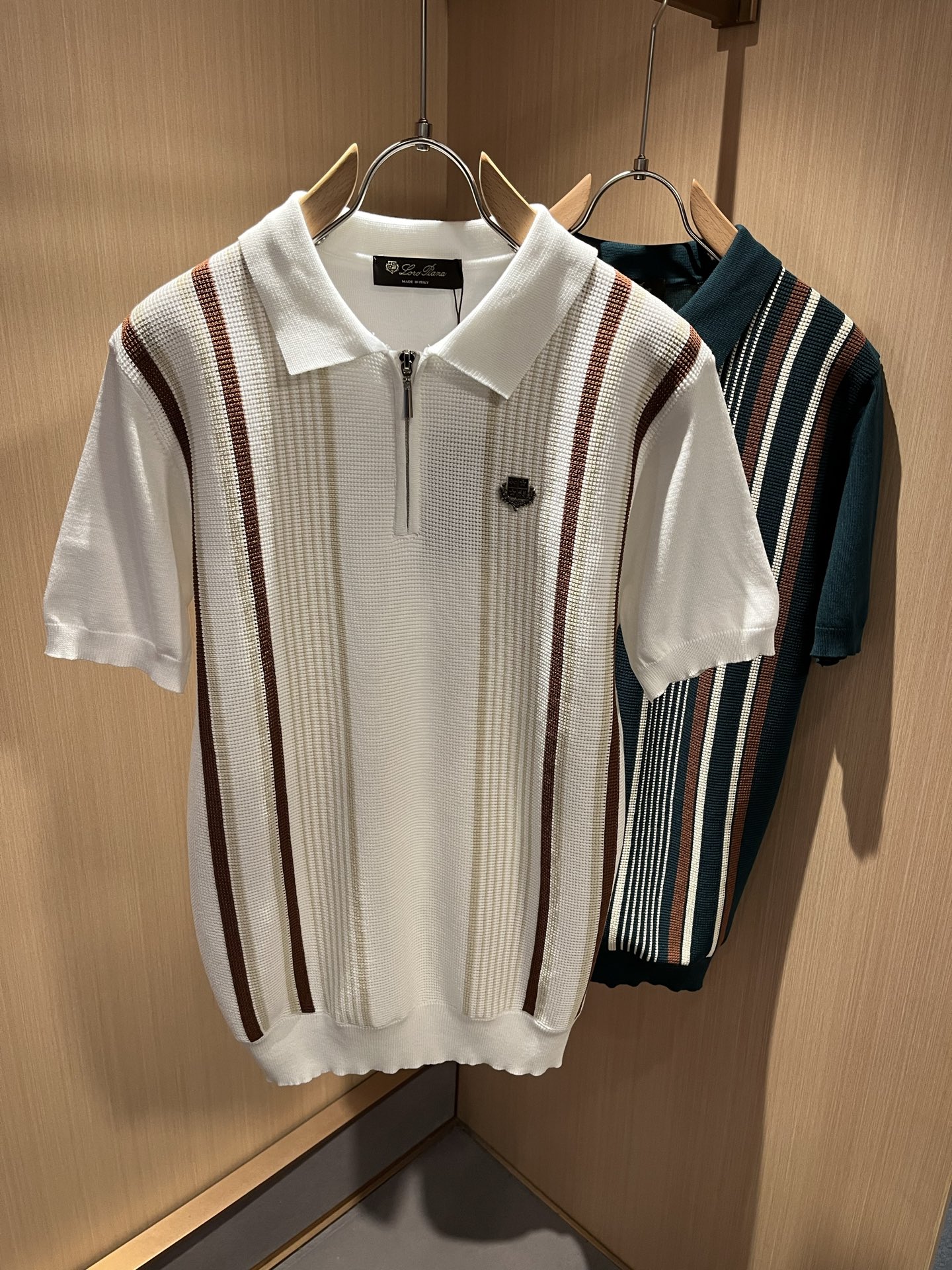 NO:126528,Loro Piana Nouyou Pianya 2025 Early Spring Men's Lapel Knitted Short Sleeve T-shirt, Full Quality!  !  The upper body is comfortable and breathable, not stiff, and the overall body has a rich three-dimensional feeling, quality export orders, and chest hardware logo pattern design!  Customized exclusive knitted fabric tailoring to meet the simple needs of commuters for dressing. The upper body works well, looks slim and is not picky about the figure. The fabric workmanship is impeccable. Only good craftsmanship and good fabrics can make you feel good. It is a must-have item for everyone!  Size M-3XL, loro piana, T-shirt,tees, t-shirt,alexander wang19860909Loro Piana诺悠翩雅 2025早春男士最新的贸易订单翻领针织短袖T恤,全品相！！上身舒适透气,不僵硬,整体有着丰富的立体感,品质出口订单,胸前五金logo图案设计！定制专属针织面料剪裁,满足通勤人们对于着装的简约需求,上身效果很好,显瘦,不挑剔身材.面料做工....无可挑剔,好工艺好面料才能穿出好品味一款,人手必备单品！尺码M-3XL,,loro piana,T-shirt,tees，t-shirt,alexander wang,Men's clothing