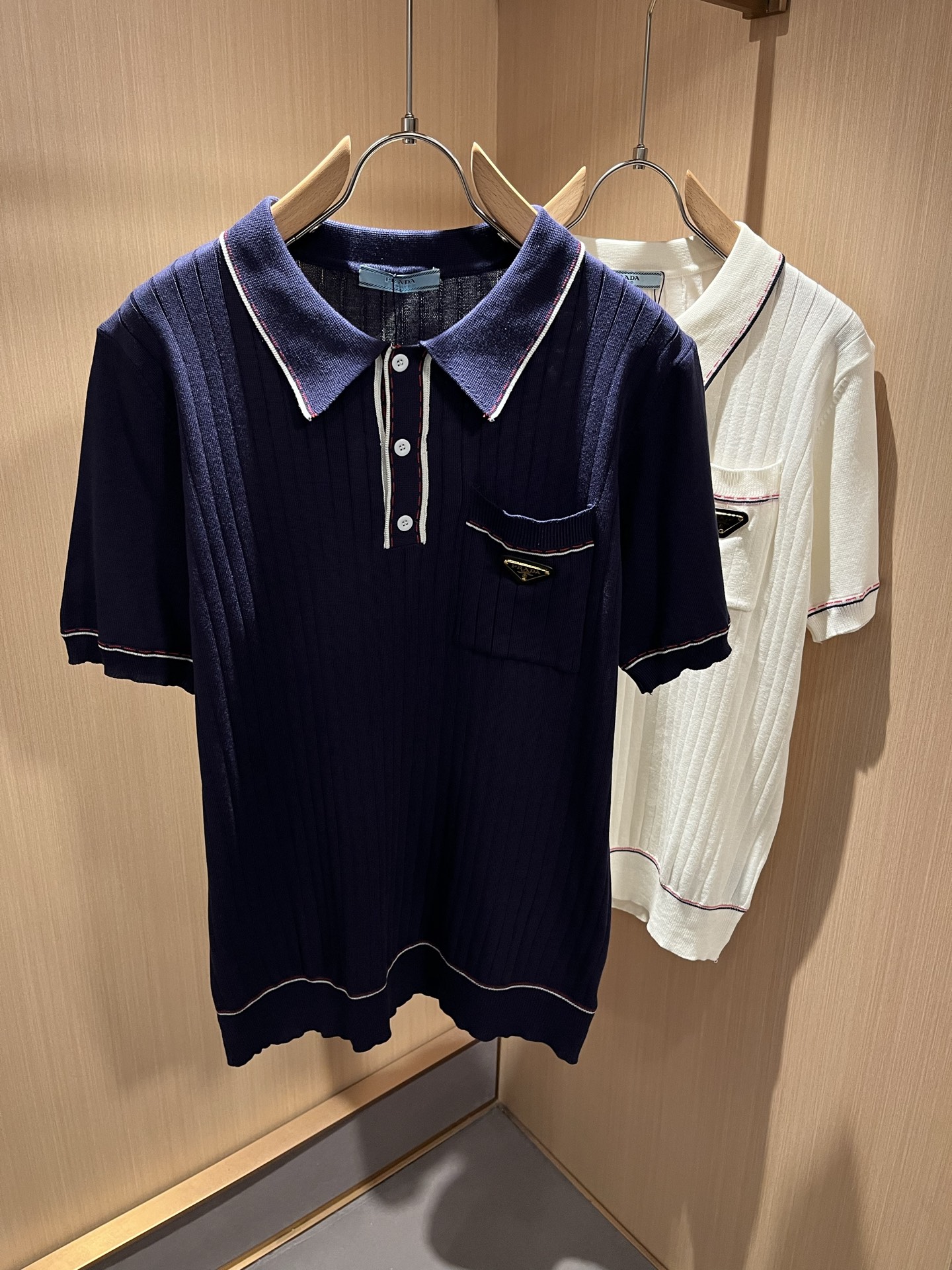 NO:126522,PRAD*A Pu*da 2025 early spring new men's lapel short-sleeved knitted short-sleeved T-shirt, the latest model is exclusively available on the entire network!  !  ~ It is classic and fashionable and versatile, who doesn’t like it? It will show the classic again. It is very pleasing to the eye and comes with a low luxury halo and recognition!  Pr*da's traditional brand concept and modern advanced technology are perfectly combined. Coupled with the extremely modern and modern minimalist design, P's exclusive three-dimensional hardware logo badge pattern design!  Customized 100% imported knitted fabric!  The texture of this model is quite touching, the specifications and grades are known with tentacles. The degree of delicateness and breathability are top-notch!  Size M-3XL, prada, T-shirt,tees, t-shirt,alexander wang19860909PRAD*A普*达2025早春新款男士翻领短袖针织短袖T恤,最新款全网独家首上！！~既经典有时尚百搭,谁不爱啊,将经典再次展现,非常的耐看,自带低奢光环与辨识度！Pr*da传统的品牌理念和现代化的先进技术进行了完美结合.加上极其现代摩登风范的简约设计,p家专属立体五金logo徽章图案设计！定制百分百进口针织面料！此款的质感相当感人 触手便知规格档次 细腻程度与透气效果堪称顶级！尺码M-3XL,,prada,T-shirt,tees，t-shirt,alexander wang,Men's clothing