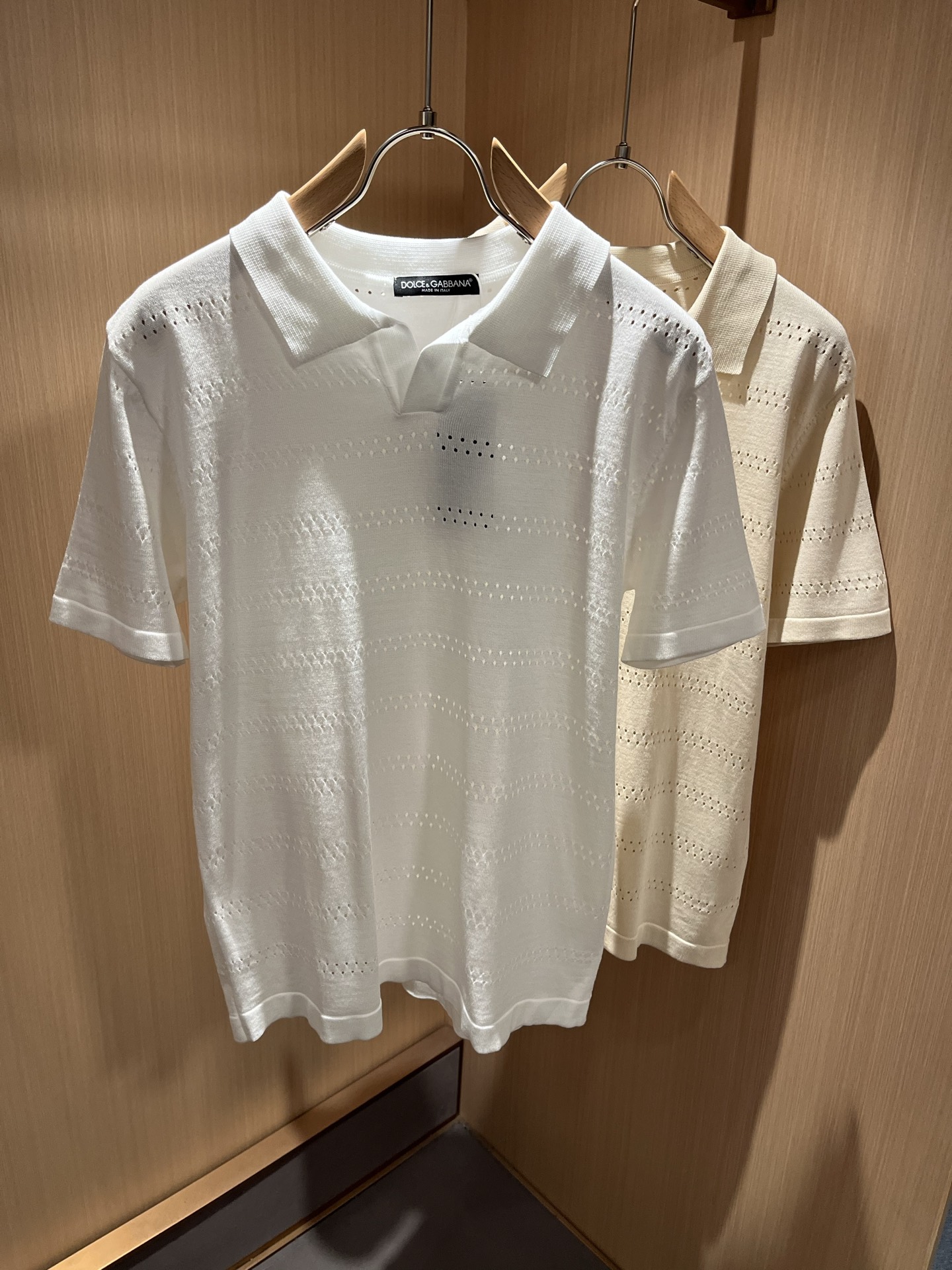 NO:126516,Dolce&Gabba*a 2025 early spring new short-sleeved sweater, released simultaneously in the counter!  Customized exclusive cotton fabric, back letter logo design!  Simple and generous, calm and versatile, extremely high-end, perfectly integrated with fashion and style, a top fashionable style that perfectly suits the outside wear!  The overall feeling is natural!  The ultimate classic versatile short-sleeved T-shirt uses the latest three-dimensional logo elements to highlight the concave and convex texture!  The ultimate perfection of heavy industry!  Fans who pursue high quality are please buy them by themselves, and all fans who know the goods are invited to appreciate this model together!  !  Size M-3XL, Dolce & Gabbana, Dolce & Gabbana, T-shirt,tees, t-shirt,alexander wang19860909Dolce&Gabba*a 杜嘉*纳2025早春新款短袖针织衫,专柜同步发售！定制专属纯棉面料,后幅字母logo设计！简约大方,从容百搭,档次极高,完美融入时尚还有风情感一款完美符合外穿的顶尖时髦气质款！整体给人浑然天成的感觉！极致经典的百搭型短袖T恤,采用最新的立体logo元素凸显凹凸质感！极致的重工极致的完美！追求高品质的粉丝们请自行抢购,诚邀所有识货的粉丝一同鉴赏此款！！尺码M-3XL,,Dolce&Gabbana,Dolce&Gabbana,T-shirt,tees，t-shirt,alexander wang,Men's clothing