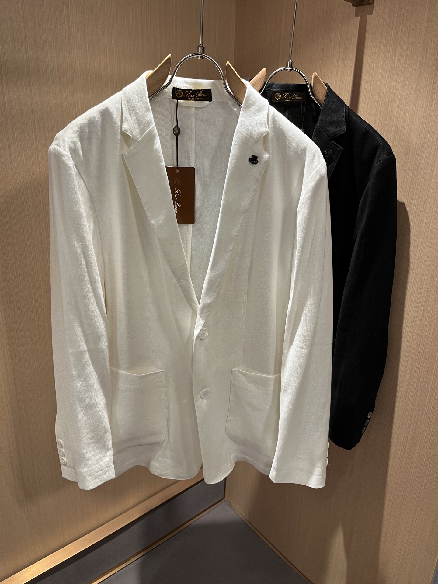 NO:126506,Loro Piana Nouyou Pianya 2025 Early Spring Men's Cotton and Lines Suit Jacket, the latest trade orders and all the quality!  !  Internet celebrity style!  The upper body is comfortable and breathable, not stiff, and the overall three-dimensional feeling is rich. Quality export orders, customized exclusive cotton and linen fabric tailoring to meet the simple needs of commuters for dress. The upper body is very effective, it looks slim and not picky about the figure. The fabric workmanship... Improper, only good craftsmanship can make you feel good and tasteful. A must-have item for everyone!  Size M-4XL, loro piana, jackets & coats, business suit, alexander wang19860909Loro Piana诺悠翩雅 2025早春男士棉麻西装外套,最新的贸易订单全品相！！网红款！上身舒适透气,不僵硬,整体有着丰富的立体感,品质出口订单,定制专属棉麻面料剪裁,满足通勤人们对于着装的简约需求,上身效果很好,显瘦,不挑剔身材.面料做工....无可挑剔,好工艺好面料才能穿出好品味一款,人手必备单品！尺码M-4XL,,loro piana,jackets & coats,business suit,alexander wang,Men's clothing